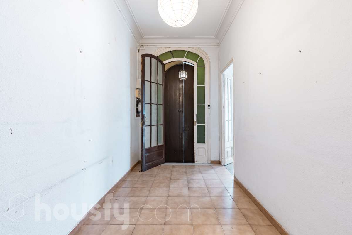 Housfy vende 🏡 casa con jardín en el Putxet i el Farró. Ubicada en una de las zonas más codiciadas, tranquilas y con mayor encanto de Barcelona, en el límite entre el bohemio barrio de Gràcia y la elegancia residencial de El Putxet, se encuentra esta singular propiedad unifamiliar construida en 1936. Una joya arquitectónica con carácter propio, ideal para quienes buscan el lujo de vivir en una casa independiente con espacios exteriores privados en pleno corazón de la ciudad. Distribución y espacios La vivienda cuenta con 172 m² construidos (verificados con la Dirección General de Catastro) distribuidos en varias plantas, ofreciendo una excelente versatilidad de reforma para adaptarla a tus necesidades: Planta Baja (75 m² + 90 m² de jardín): Amplio espacio principal con acceso directo a un extraordinario jardín privado de 90 m², un verdadero oasis urbano perfecto para crear zonas de chill-out, comedor exterior o zona ajardinada. Planta Primera (58 m² + 16 m² de terraza): Espacio ideal para dormitorios o zona de noche, con salida a una disfrutable terraza soleada de 16 m². Planta Segunda (49 m² de terraza solárium + Torreón): Gran terraza superior con vistas despejadas y acceso a un pequeño torreón independiente, un elemento arquitectónico único ideal como estudio, zona de lectura o mirador. Entorno, servicios y comunicaciones Ubicada en la intersección estratégica entre Vallcarca i els Penitents / El Putxet y la parte alta de Gràcia, la zona destaca por combinar la vida de barrio tradicional con la máxima tranquilidad residencial. Transporte y comunicaciones: Excelente conexión con el centro de la ciudad y las salidas de Barcelona. A pocos minutos a pie de las estaciones de metro Vallcarca (L3) y Lesseps (L3), así como de la estación de FGC El Putxet (L7). Múltiples líneas de autobús urbano (H6, V17, 22, 27) y rápido acceso en coche a la Ronda de Dalt. Servicios y equipamientos: Rodeada de comercios de proximidad, mercados tradicionales (Mercat de Lesseps), supermercados y una amplia oferta gastronómica. Próxima a prestigiosos centros educativos (públicos, concertados e internacionales) y centros sanitarios de primer nivel. Zonas verdes y cultura: A un paseo del emblemático Park Güell, el Parc del Putxet y las icónicas plazas de Gràcia. Oportunidad única de proyecto Una propiedad de 1936 con esta superficie exterior es un producto escaso y altamente demandado en Barcelona. Representa una oportunidad extraordinaria para desarrollar un proyecto de reforma integral respetando el encanto de la época o creando una residencia de diseño contemporáneo. ¿Quieres coordinar una visita o recibir más información? Contacta con nosotros sin compromiso. Aviso legal El precio de venta no incluye gastos de la compraventa como notaría, registro, impuestos, ni tampoco honorarios agencia. Esta publicación no es vinculante. Consulta siempre la nota simple con Housfy antes de formalizar la compraventa. Sobre nosotros Housfy es la plataforma integral de servicios inmobiliarios. Nuestra combinación de expertos y tecnología pone al alcance de todo el mundo servicios cómodos, claros y seguros. AICAT número: 7922. Nos encargamos de la gestión y asesoramiento de la compra. ¡Olvídate de todo! Hacemos los trámites por ti. Y, si además necesitas financiación, ponemos a tu disposición un bróker hipotecario para ayudarte a conseguir las mejores condiciones para tu perfil económico. ¿Quieres visitarla? Contacta con Housfy y agenda tu visita sin compromiso. Más información en: housfy.com En cumplimiento de la Ley 8/2026 en Cataluña, el certificado de presencia o ausencia de amianto se encuentra en proceso de tramitación.-56