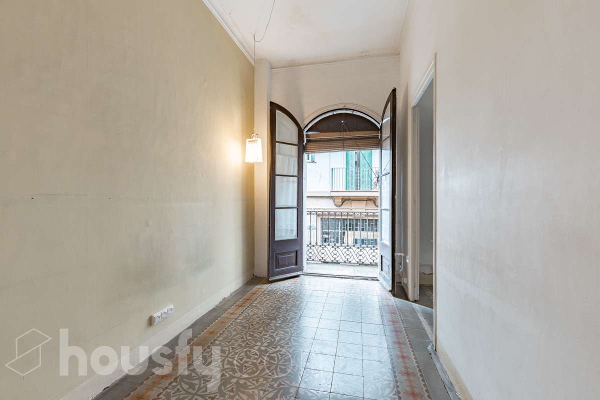 Housfy vende 🏡 casa con jardín en el Putxet i el Farró. Ubicada en una de las zonas más codiciadas, tranquilas y con mayor encanto de Barcelona, en el límite entre el bohemio barrio de Gràcia y la elegancia residencial de El Putxet, se encuentra esta singular propiedad unifamiliar construida en 1936. Una joya arquitectónica con carácter propio, ideal para quienes buscan el lujo de vivir en una casa independiente con espacios exteriores privados en pleno corazón de la ciudad. Distribución y espacios La vivienda cuenta con 172 m² construidos (verificados con la Dirección General de Catastro) distribuidos en varias plantas, ofreciendo una excelente versatilidad de reforma para adaptarla a tus necesidades: Planta Baja (75 m² + 90 m² de jardín): Amplio espacio principal con acceso directo a un extraordinario jardín privado de 90 m², un verdadero oasis urbano perfecto para crear zonas de chill-out, comedor exterior o zona ajardinada. Planta Primera (58 m² + 16 m² de terraza): Espacio ideal para dormitorios o zona de noche, con salida a una disfrutable terraza soleada de 16 m². Planta Segunda (49 m² de terraza solárium + Torreón): Gran terraza superior con vistas despejadas y acceso a un pequeño torreón independiente, un elemento arquitectónico único ideal como estudio, zona de lectura o mirador. Entorno, servicios y comunicaciones Ubicada en la intersección estratégica entre Vallcarca i els Penitents / El Putxet y la parte alta de Gràcia, la zona destaca por combinar la vida de barrio tradicional con la máxima tranquilidad residencial. Transporte y comunicaciones: Excelente conexión con el centro de la ciudad y las salidas de Barcelona. A pocos minutos a pie de las estaciones de metro Vallcarca (L3) y Lesseps (L3), así como de la estación de FGC El Putxet (L7). Múltiples líneas de autobús urbano (H6, V17, 22, 27) y rápido acceso en coche a la Ronda de Dalt. Servicios y equipamientos: Rodeada de comercios de proximidad, mercados tradicionales (Mercat de Lesseps), supermercados y una amplia oferta gastronómica. Próxima a prestigiosos centros educativos (públicos, concertados e internacionales) y centros sanitarios de primer nivel. Zonas verdes y cultura: A un paseo del emblemático Park Güell, el Parc del Putxet y las icónicas plazas de Gràcia. Oportunidad única de proyecto Una propiedad de 1936 con esta superficie exterior es un producto escaso y altamente demandado en Barcelona. Representa una oportunidad extraordinaria para desarrollar un proyecto de reforma integral respetando el encanto de la época o creando una residencia de diseño contemporáneo. ¿Quieres coordinar una visita o recibir más información? Contacta con nosotros sin compromiso. Aviso legal El precio de venta no incluye gastos de la compraventa como notaría, registro, impuestos, ni tampoco honorarios agencia. Esta publicación no es vinculante. Consulta siempre la nota simple con Housfy antes de formalizar la compraventa. Sobre nosotros Housfy es la plataforma integral de servicios inmobiliarios. Nuestra combinación de expertos y tecnología pone al alcance de todo el mundo servicios cómodos, claros y seguros. AICAT número: 7922. Nos encargamos de la gestión y asesoramiento de la compra. ¡Olvídate de todo! Hacemos los trámites por ti. Y, si además necesitas financiación, ponemos a tu disposición un bróker hipotecario para ayudarte a conseguir las mejores condiciones para tu perfil económico. ¿Quieres visitarla? Contacta con Housfy y agenda tu visita sin compromiso. Más información en: housfy.com En cumplimiento de la Ley 8/2026 en Cataluña, el certificado de presencia o ausencia de amianto se encuentra en proceso de tramitación.-34