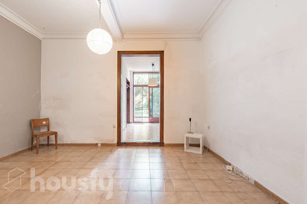 Housfy vende 🏡 casa con jardín en el Putxet i el Farró. Ubicada en una de las zonas más codiciadas, tranquilas y con mayor encanto de Barcelona, en el límite entre el bohemio barrio de Gràcia y la elegancia residencial de El Putxet, se encuentra esta singular propiedad unifamiliar construida en 1936. Una joya arquitectónica con carácter propio, ideal para quienes buscan el lujo de vivir en una casa independiente con espacios exteriores privados en pleno corazón de la ciudad. Distribución y espacios La vivienda cuenta con 172 m² construidos (verificados con la Dirección General de Catastro) distribuidos en varias plantas, ofreciendo una excelente versatilidad de reforma para adaptarla a tus necesidades: Planta Baja (75 m² + 90 m² de jardín): Amplio espacio principal con acceso directo a un extraordinario jardín privado de 90 m², un verdadero oasis urbano perfecto para crear zonas de chill-out, comedor exterior o zona ajardinada. Planta Primera (58 m² + 16 m² de terraza): Espacio ideal para dormitorios o zona de noche, con salida a una disfrutable terraza soleada de 16 m². Planta Segunda (49 m² de terraza solárium + Torreón): Gran terraza superior con vistas despejadas y acceso a un pequeño torreón independiente, un elemento arquitectónico único ideal como estudio, zona de lectura o mirador. Entorno, servicios y comunicaciones Ubicada en la intersección estratégica entre Vallcarca i els Penitents / El Putxet y la parte alta de Gràcia, la zona destaca por combinar la vida de barrio tradicional con la máxima tranquilidad residencial. Transporte y comunicaciones: Excelente conexión con el centro de la ciudad y las salidas de Barcelona. A pocos minutos a pie de las estaciones de metro Vallcarca (L3) y Lesseps (L3), así como de la estación de FGC El Putxet (L7). Múltiples líneas de autobús urbano (H6, V17, 22, 27) y rápido acceso en coche a la Ronda de Dalt. Servicios y equipamientos: Rodeada de comercios de proximidad, mercados tradicionales (Mercat de Lesseps), supermercados y una amplia oferta gastronómica. Próxima a prestigiosos centros educativos (públicos, concertados e internacionales) y centros sanitarios de primer nivel. Zonas verdes y cultura: A un paseo del emblemático Park Güell, el Parc del Putxet y las icónicas plazas de Gràcia. Oportunidad única de proyecto Una propiedad de 1936 con esta superficie exterior es un producto escaso y altamente demandado en Barcelona. Representa una oportunidad extraordinaria para desarrollar un proyecto de reforma integral respetando el encanto de la época o creando una residencia de diseño contemporáneo. ¿Quieres coordinar una visita o recibir más información? Contacta con nosotros sin compromiso. Aviso legal El precio de venta no incluye gastos de la compraventa como notaría, registro, impuestos, ni tampoco honorarios agencia. Esta publicación no es vinculante. Consulta siempre la nota simple con Housfy antes de formalizar la compraventa. Sobre nosotros Housfy es la plataforma integral de servicios inmobiliarios. Nuestra combinación de expertos y tecnología pone al alcance de todo el mundo servicios cómodos, claros y seguros. AICAT número: 7922. Nos encargamos de la gestión y asesoramiento de la compra. ¡Olvídate de todo! Hacemos los trámites por ti. Y, si además necesitas financiación, ponemos a tu disposición un bróker hipotecario para ayudarte a conseguir las mejores condiciones para tu perfil económico. ¿Quieres visitarla? Contacta con Housfy y agenda tu visita sin compromiso. Más información en: housfy.com En cumplimiento de la Ley 8/2026 en Cataluña, el certificado de presencia o ausencia de amianto se encuentra en proceso de tramitación.-7