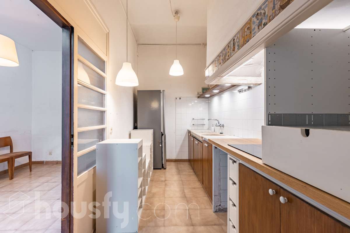 Housfy vende 🏡 casa con jardín en el Putxet i el Farró. Ubicada en una de las zonas más codiciadas, tranquilas y con mayor encanto de Barcelona, en el límite entre el bohemio barrio de Gràcia y la elegancia residencial de El Putxet, se encuentra esta singular propiedad unifamiliar construida en 1936. Una joya arquitectónica con carácter propio, ideal para quienes buscan el lujo de vivir en una casa independiente con espacios exteriores privados en pleno corazón de la ciudad. Distribución y espacios La vivienda cuenta con 172 m² construidos (verificados con la Dirección General de Catastro) distribuidos en varias plantas, ofreciendo una excelente versatilidad de reforma para adaptarla a tus necesidades: Planta Baja (75 m² + 90 m² de jardín): Amplio espacio principal con acceso directo a un extraordinario jardín privado de 90 m², un verdadero oasis urbano perfecto para crear zonas de chill-out, comedor exterior o zona ajardinada. Planta Primera (58 m² + 16 m² de terraza): Espacio ideal para dormitorios o zona de noche, con salida a una disfrutable terraza soleada de 16 m². Planta Segunda (49 m² de terraza solárium + Torreón): Gran terraza superior con vistas despejadas y acceso a un pequeño torreón independiente, un elemento arquitectónico único ideal como estudio, zona de lectura o mirador. Entorno, servicios y comunicaciones Ubicada en la intersección estratégica entre Vallcarca i els Penitents / El Putxet y la parte alta de Gràcia, la zona destaca por combinar la vida de barrio tradicional con la máxima tranquilidad residencial. Transporte y comunicaciones: Excelente conexión con el centro de la ciudad y las salidas de Barcelona. A pocos minutos a pie de las estaciones de metro Vallcarca (L3) y Lesseps (L3), así como de la estación de FGC El Putxet (L7). Múltiples líneas de autobús urbano (H6, V17, 22, 27) y rápido acceso en coche a la Ronda de Dalt. Servicios y equipamientos: Rodeada de comercios de proximidad, mercados tradicionales (Mercat de Lesseps), supermercados y una amplia oferta gastronómica. Próxima a prestigiosos centros educativos (públicos, concertados e internacionales) y centros sanitarios de primer nivel. Zonas verdes y cultura: A un paseo del emblemático Park Güell, el Parc del Putxet y las icónicas plazas de Gràcia. Oportunidad única de proyecto Una propiedad de 1936 con esta superficie exterior es un producto escaso y altamente demandado en Barcelona. Representa una oportunidad extraordinaria para desarrollar un proyecto de reforma integral respetando el encanto de la época o creando una residencia de diseño contemporáneo. ¿Quieres coordinar una visita o recibir más información? Contacta con nosotros sin compromiso. Aviso legal El precio de venta no incluye gastos de la compraventa como notaría, registro, impuestos, ni tampoco honorarios agencia. Esta publicación no es vinculante. Consulta siempre la nota simple con Housfy antes de formalizar la compraventa. Sobre nosotros Housfy es la plataforma integral de servicios inmobiliarios. Nuestra combinación de expertos y tecnología pone al alcance de todo el mundo servicios cómodos, claros y seguros. AICAT número: 7922. Nos encargamos de la gestión y asesoramiento de la compra. ¡Olvídate de todo! Hacemos los trámites por ti. Y, si además necesitas financiación, ponemos a tu disposición un bróker hipotecario para ayudarte a conseguir las mejores condiciones para tu perfil económico. ¿Quieres visitarla? Contacta con Housfy y agenda tu visita sin compromiso. Más información en: housfy.com En cumplimiento de la Ley 8/2026 en Cataluña, el certificado de presencia o ausencia de amianto se encuentra en proceso de tramitación.-13