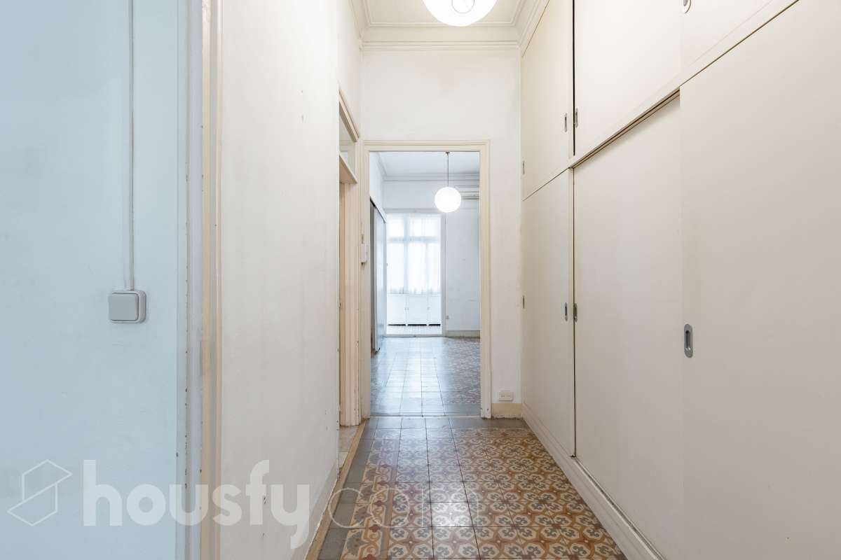 Housfy vende 🏡 casa con jardín en el Putxet i el Farró. Ubicada en una de las zonas más codiciadas, tranquilas y con mayor encanto de Barcelona, en el límite entre el bohemio barrio de Gràcia y la elegancia residencial de El Putxet, se encuentra esta singular propiedad unifamiliar construida en 1936. Una joya arquitectónica con carácter propio, ideal para quienes buscan el lujo de vivir en una casa independiente con espacios exteriores privados en pleno corazón de la ciudad. Distribución y espacios La vivienda cuenta con 172 m² construidos (verificados con la Dirección General de Catastro) distribuidos en varias plantas, ofreciendo una excelente versatilidad de reforma para adaptarla a tus necesidades: Planta Baja (75 m² + 90 m² de jardín): Amplio espacio principal con acceso directo a un extraordinario jardín privado de 90 m², un verdadero oasis urbano perfecto para crear zonas de chill-out, comedor exterior o zona ajardinada. Planta Primera (58 m² + 16 m² de terraza): Espacio ideal para dormitorios o zona de noche, con salida a una disfrutable terraza soleada de 16 m². Planta Segunda (49 m² de terraza solárium + Torreón): Gran terraza superior con vistas despejadas y acceso a un pequeño torreón independiente, un elemento arquitectónico único ideal como estudio, zona de lectura o mirador. Entorno, servicios y comunicaciones Ubicada en la intersección estratégica entre Vallcarca i els Penitents / El Putxet y la parte alta de Gràcia, la zona destaca por combinar la vida de barrio tradicional con la máxima tranquilidad residencial. Transporte y comunicaciones: Excelente conexión con el centro de la ciudad y las salidas de Barcelona. A pocos minutos a pie de las estaciones de metro Vallcarca (L3) y Lesseps (L3), así como de la estación de FGC El Putxet (L7). Múltiples líneas de autobús urbano (H6, V17, 22, 27) y rápido acceso en coche a la Ronda de Dalt. Servicios y equipamientos: Rodeada de comercios de proximidad, mercados tradicionales (Mercat de Lesseps), supermercados y una amplia oferta gastronómica. Próxima a prestigiosos centros educativos (públicos, concertados e internacionales) y centros sanitarios de primer nivel. Zonas verdes y cultura: A un paseo del emblemático Park Güell, el Parc del Putxet y las icónicas plazas de Gràcia. Oportunidad única de proyecto Una propiedad de 1936 con esta superficie exterior es un producto escaso y altamente demandado en Barcelona. Representa una oportunidad extraordinaria para desarrollar un proyecto de reforma integral respetando el encanto de la época o creando una residencia de diseño contemporáneo. ¿Quieres coordinar una visita o recibir más información? Contacta con nosotros sin compromiso. Aviso legal El precio de venta no incluye gastos de la compraventa como notaría, registro, impuestos, ni tampoco honorarios agencia. Esta publicación no es vinculante. Consulta siempre la nota simple con Housfy antes de formalizar la compraventa. Sobre nosotros Housfy es la plataforma integral de servicios inmobiliarios. Nuestra combinación de expertos y tecnología pone al alcance de todo el mundo servicios cómodos, claros y seguros. AICAT número: 7922. Nos encargamos de la gestión y asesoramiento de la compra. ¡Olvídate de todo! Hacemos los trámites por ti. Y, si además necesitas financiación, ponemos a tu disposición un bróker hipotecario para ayudarte a conseguir las mejores condiciones para tu perfil económico. ¿Quieres visitarla? Contacta con Housfy y agenda tu visita sin compromiso. Más información en: housfy.com En cumplimiento de la Ley 8/2026 en Cataluña, el certificado de presencia o ausencia de amianto se encuentra en proceso de tramitación.-44