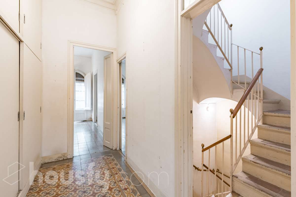 Housfy vende 🏡 casa con jardín en el Putxet i el Farró. Ubicada en una de las zonas más codiciadas, tranquilas y con mayor encanto de Barcelona, en el límite entre el bohemio barrio de Gràcia y la elegancia residencial de El Putxet, se encuentra esta singular propiedad unifamiliar construida en 1936. Una joya arquitectónica con carácter propio, ideal para quienes buscan el lujo de vivir en una casa independiente con espacios exteriores privados en pleno corazón de la ciudad. Distribución y espacios La vivienda cuenta con 172 m² construidos (verificados con la Dirección General de Catastro) distribuidos en varias plantas, ofreciendo una excelente versatilidad de reforma para adaptarla a tus necesidades: Planta Baja (75 m² + 90 m² de jardín): Amplio espacio principal con acceso directo a un extraordinario jardín privado de 90 m², un verdadero oasis urbano perfecto para crear zonas de chill-out, comedor exterior o zona ajardinada. Planta Primera (58 m² + 16 m² de terraza): Espacio ideal para dormitorios o zona de noche, con salida a una disfrutable terraza soleada de 16 m². Planta Segunda (49 m² de terraza solárium + Torreón): Gran terraza superior con vistas despejadas y acceso a un pequeño torreón independiente, un elemento arquitectónico único ideal como estudio, zona de lectura o mirador. Entorno, servicios y comunicaciones Ubicada en la intersección estratégica entre Vallcarca i els Penitents / El Putxet y la parte alta de Gràcia, la zona destaca por combinar la vida de barrio tradicional con la máxima tranquilidad residencial. Transporte y comunicaciones: Excelente conexión con el centro de la ciudad y las salidas de Barcelona. A pocos minutos a pie de las estaciones de metro Vallcarca (L3) y Lesseps (L3), así como de la estación de FGC El Putxet (L7). Múltiples líneas de autobús urbano (H6, V17, 22, 27) y rápido acceso en coche a la Ronda de Dalt. Servicios y equipamientos: Rodeada de comercios de proximidad, mercados tradicionales (Mercat de Lesseps), supermercados y una amplia oferta gastronómica. Próxima a prestigiosos centros educativos (públicos, concertados e internacionales) y centros sanitarios de primer nivel. Zonas verdes y cultura: A un paseo del emblemático Park Güell, el Parc del Putxet y las icónicas plazas de Gràcia. Oportunidad única de proyecto Una propiedad de 1936 con esta superficie exterior es un producto escaso y altamente demandado en Barcelona. Representa una oportunidad extraordinaria para desarrollar un proyecto de reforma integral respetando el encanto de la época o creando una residencia de diseño contemporáneo. ¿Quieres coordinar una visita o recibir más información? Contacta con nosotros sin compromiso. Aviso legal El precio de venta no incluye gastos de la compraventa como notaría, registro, impuestos, ni tampoco honorarios agencia. Esta publicación no es vinculante. Consulta siempre la nota simple con Housfy antes de formalizar la compraventa. Sobre nosotros Housfy es la plataforma integral de servicios inmobiliarios. Nuestra combinación de expertos y tecnología pone al alcance de todo el mundo servicios cómodos, claros y seguros. AICAT número: 7922. Nos encargamos de la gestión y asesoramiento de la compra. ¡Olvídate de todo! Hacemos los trámites por ti. Y, si además necesitas financiación, ponemos a tu disposición un bróker hipotecario para ayudarte a conseguir las mejores condiciones para tu perfil económico. ¿Quieres visitarla? Contacta con Housfy y agenda tu visita sin compromiso. Más información en: housfy.com En cumplimiento de la Ley 8/2026 en Cataluña, el certificado de presencia o ausencia de amianto se encuentra en proceso de tramitación.-21