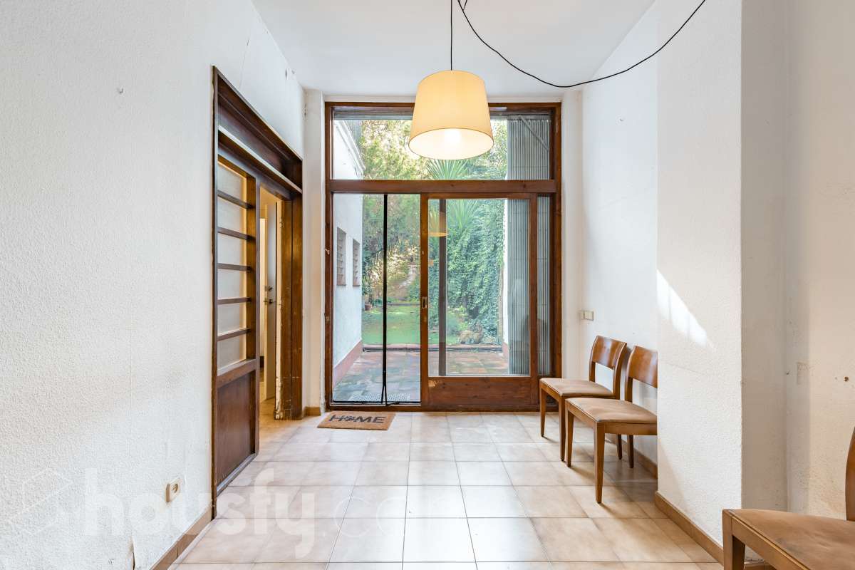 Housfy vende 🏡 casa con jardín en el Putxet i el Farró. Ubicada en una de las zonas más codiciadas, tranquilas y con mayor encanto de Barcelona, en el límite entre el bohemio barrio de Gràcia y la elegancia residencial de El Putxet, se encuentra esta singular propiedad unifamiliar construida en 1936. Una joya arquitectónica con carácter propio, ideal para quienes buscan el lujo de vivir en una casa independiente con espacios exteriores privados en pleno corazón de la ciudad. Distribución y espacios La vivienda cuenta con 172 m² construidos (verificados con la Dirección General de Catastro) distribuidos en varias plantas, ofreciendo una excelente versatilidad de reforma para adaptarla a tus necesidades: Planta Baja (75 m² + 90 m² de jardín): Amplio espacio principal con acceso directo a un extraordinario jardín privado de 90 m², un verdadero oasis urbano perfecto para crear zonas de chill-out, comedor exterior o zona ajardinada. Planta Primera (58 m² + 16 m² de terraza): Espacio ideal para dormitorios o zona de noche, con salida a una disfrutable terraza soleada de 16 m². Planta Segunda (49 m² de terraza solárium + Torreón): Gran terraza superior con vistas despejadas y acceso a un pequeño torreón independiente, un elemento arquitectónico único ideal como estudio, zona de lectura o mirador. Entorno, servicios y comunicaciones Ubicada en la intersección estratégica entre Vallcarca i els Penitents / El Putxet y la parte alta de Gràcia, la zona destaca por combinar la vida de barrio tradicional con la máxima tranquilidad residencial. Transporte y comunicaciones: Excelente conexión con el centro de la ciudad y las salidas de Barcelona. A pocos minutos a pie de las estaciones de metro Vallcarca (L3) y Lesseps (L3), así como de la estación de FGC El Putxet (L7). Múltiples líneas de autobús urbano (H6, V17, 22, 27) y rápido acceso en coche a la Ronda de Dalt. Servicios y equipamientos: Rodeada de comercios de proximidad, mercados tradicionales (Mercat de Lesseps), supermercados y una amplia oferta gastronómica. Próxima a prestigiosos centros educativos (públicos, concertados e internacionales) y centros sanitarios de primer nivel. Zonas verdes y cultura: A un paseo del emblemático Park Güell, el Parc del Putxet y las icónicas plazas de Gràcia. Oportunidad única de proyecto Una propiedad de 1936 con esta superficie exterior es un producto escaso y altamente demandado en Barcelona. Representa una oportunidad extraordinaria para desarrollar un proyecto de reforma integral respetando el encanto de la época o creando una residencia de diseño contemporáneo. ¿Quieres coordinar una visita o recibir más información? Contacta con nosotros sin compromiso. Aviso legal El precio de venta no incluye gastos de la compraventa como notaría, registro, impuestos, ni tampoco honorarios agencia. Esta publicación no es vinculante. Consulta siempre la nota simple con Housfy antes de formalizar la compraventa. Sobre nosotros Housfy es la plataforma integral de servicios inmobiliarios. Nuestra combinación de expertos y tecnología pone al alcance de todo el mundo servicios cómodos, claros y seguros. AICAT número: 7922. Nos encargamos de la gestión y asesoramiento de la compra. ¡Olvídate de todo! Hacemos los trámites por ti. Y, si además necesitas financiación, ponemos a tu disposición un bróker hipotecario para ayudarte a conseguir las mejores condiciones para tu perfil económico. ¿Quieres visitarla? Contacta con Housfy y agenda tu visita sin compromiso. Más información en: housfy.com En cumplimiento de la Ley 8/2026 en Cataluña, el certificado de presencia o ausencia de amianto se encuentra en proceso de tramitación.-6