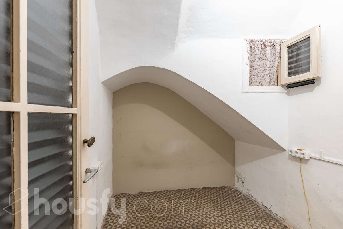 Housfy vende 🏡 casa con jardín en el Putxet i el Farró. Ubicada en una de las zonas más codiciadas, tranquilas y con mayor encanto de Barcelona, en el límite entre el bohemio barrio de Gràcia y la elegancia residencial de El Putxet, se encuentra esta singular propiedad unifamiliar construida en 1936. Una joya arquitectónica con carácter propio, ideal para quienes buscan el lujo de vivir en una casa independiente con espacios exteriores privados en pleno corazón de la ciudad. Distribución y espacios La vivienda cuenta con 172 m² construidos (verificados con la Dirección General de Catastro) distribuidos en varias plantas, ofreciendo una excelente versatilidad de reforma para adaptarla a tus necesidades: Planta Baja (75 m² + 90 m² de jardín): Amplio espacio principal con acceso directo a un extraordinario jardín privado de 90 m², un verdadero oasis urbano perfecto para crear zonas de chill-out, comedor exterior o zona ajardinada. Planta Primera (58 m² + 16 m² de terraza): Espacio ideal para dormitorios o zona de noche, con salida a una disfrutable terraza soleada de 16 m². Planta Segunda (49 m² de terraza solárium + Torreón): Gran terraza superior con vistas despejadas y acceso a un pequeño torreón independiente, un elemento arquitectónico único ideal como estudio, zona de lectura o mirador. Entorno, servicios y comunicaciones Ubicada en la intersección estratégica entre Vallcarca i els Penitents / El Putxet y la parte alta de Gràcia, la zona destaca por combinar la vida de barrio tradicional con la máxima tranquilidad residencial. Transporte y comunicaciones: Excelente conexión con el centro de la ciudad y las salidas de Barcelona. A pocos minutos a pie de las estaciones de metro Vallcarca (L3) y Lesseps (L3), así como de la estación de FGC El Putxet (L7). Múltiples líneas de autobús urbano (H6, V17, 22, 27) y rápido acceso en coche a la Ronda de Dalt. Servicios y equipamientos: Rodeada de comercios de proximidad, mercados tradicionales (Mercat de Lesseps), supermercados y una amplia oferta gastronómica. Próxima a prestigiosos centros educativos (públicos, concertados e internacionales) y centros sanitarios de primer nivel. Zonas verdes y cultura: A un paseo del emblemático Park Güell, el Parc del Putxet y las icónicas plazas de Gràcia. Oportunidad única de proyecto Una propiedad de 1936 con esta superficie exterior es un producto escaso y altamente demandado en Barcelona. Representa una oportunidad extraordinaria para desarrollar un proyecto de reforma integral respetando el encanto de la época o creando una residencia de diseño contemporáneo. ¿Quieres coordinar una visita o recibir más información? Contacta con nosotros sin compromiso. Aviso legal El precio de venta no incluye gastos de la compraventa como notaría, registro, impuestos, ni tampoco honorarios agencia. Esta publicación no es vinculante. Consulta siempre la nota simple con Housfy antes de formalizar la compraventa. Sobre nosotros Housfy es la plataforma integral de servicios inmobiliarios. Nuestra combinación de expertos y tecnología pone al alcance de todo el mundo servicios cómodos, claros y seguros. AICAT número: 7922. Nos encargamos de la gestión y asesoramiento de la compra. ¡Olvídate de todo! Hacemos los trámites por ti. Y, si además necesitas financiación, ponemos a tu disposición un bróker hipotecario para ayudarte a conseguir las mejores condiciones para tu perfil económico. ¿Quieres visitarla? Contacta con Housfy y agenda tu visita sin compromiso. Más información en: housfy.com En cumplimiento de la Ley 8/2026 en Cataluña, el certificado de presencia o ausencia de amianto se encuentra en proceso de tramitación.-59