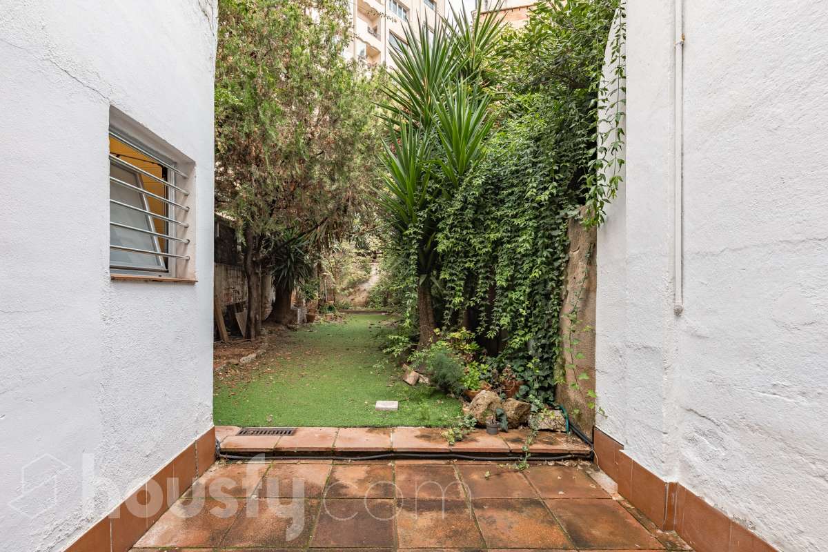 Housfy vende 🏡 casa con jardín en el Putxet i el Farró. Ubicada en una de las zonas más codiciadas, tranquilas y con mayor encanto de Barcelona, en el límite entre el bohemio barrio de Gràcia y la elegancia residencial de El Putxet, se encuentra esta singular propiedad unifamiliar construida en 1936. Una joya arquitectónica con carácter propio, ideal para quienes buscan el lujo de vivir en una casa independiente con espacios exteriores privados en pleno corazón de la ciudad. Distribución y espacios La vivienda cuenta con 172 m² construidos (verificados con la Dirección General de Catastro) distribuidos en varias plantas, ofreciendo una excelente versatilidad de reforma para adaptarla a tus necesidades: Planta Baja (75 m² + 90 m² de jardín): Amplio espacio principal con acceso directo a un extraordinario jardín privado de 90 m², un verdadero oasis urbano perfecto para crear zonas de chill-out, comedor exterior o zona ajardinada. Planta Primera (58 m² + 16 m² de terraza): Espacio ideal para dormitorios o zona de noche, con salida a una disfrutable terraza soleada de 16 m². Planta Segunda (49 m² de terraza solárium + Torreón): Gran terraza superior con vistas despejadas y acceso a un pequeño torreón independiente, un elemento arquitectónico único ideal como estudio, zona de lectura o mirador. Entorno, servicios y comunicaciones Ubicada en la intersección estratégica entre Vallcarca i els Penitents / El Putxet y la parte alta de Gràcia, la zona destaca por combinar la vida de barrio tradicional con la máxima tranquilidad residencial. Transporte y comunicaciones: Excelente conexión con el centro de la ciudad y las salidas de Barcelona. A pocos minutos a pie de las estaciones de metro Vallcarca (L3) y Lesseps (L3), así como de la estación de FGC El Putxet (L7). Múltiples líneas de autobús urbano (H6, V17, 22, 27) y rápido acceso en coche a la Ronda de Dalt. Servicios y equipamientos: Rodeada de comercios de proximidad, mercados tradicionales (Mercat de Lesseps), supermercados y una amplia oferta gastronómica. Próxima a prestigiosos centros educativos (públicos, concertados e internacionales) y centros sanitarios de primer nivel. Zonas verdes y cultura: A un paseo del emblemático Park Güell, el Parc del Putxet y las icónicas plazas de Gràcia. Oportunidad única de proyecto Una propiedad de 1936 con esta superficie exterior es un producto escaso y altamente demandado en Barcelona. Representa una oportunidad extraordinaria para desarrollar un proyecto de reforma integral respetando el encanto de la época o creando una residencia de diseño contemporáneo. ¿Quieres coordinar una visita o recibir más información? Contacta con nosotros sin compromiso. Aviso legal El precio de venta no incluye gastos de la compraventa como notaría, registro, impuestos, ni tampoco honorarios agencia. Esta publicación no es vinculante. Consulta siempre la nota simple con Housfy antes de formalizar la compraventa. Sobre nosotros Housfy es la plataforma integral de servicios inmobiliarios. Nuestra combinación de expertos y tecnología pone al alcance de todo el mundo servicios cómodos, claros y seguros. AICAT número: 7922. Nos encargamos de la gestión y asesoramiento de la compra. ¡Olvídate de todo! Hacemos los trámites por ti. Y, si además necesitas financiación, ponemos a tu disposición un bróker hipotecario para ayudarte a conseguir las mejores condiciones para tu perfil económico. ¿Quieres visitarla? Contacta con Housfy y agenda tu visita sin compromiso. Más información en: housfy.com En cumplimiento de la Ley 8/2026 en Cataluña, el certificado de presencia o ausencia de amianto se encuentra en proceso de tramitación.-5