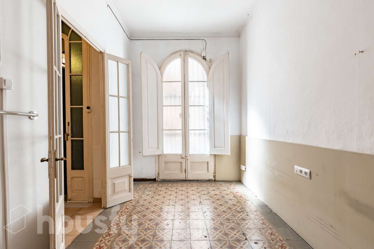 Housfy vende 🏡 casa con jardín en el Putxet i el Farró. Ubicada en una de las zonas más codiciadas, tranquilas y con mayor encanto de Barcelona, en el límite entre el bohemio barrio de Gràcia y la elegancia residencial de El Putxet, se encuentra esta singular propiedad unifamiliar construida en 1936. Una joya arquitectónica con carácter propio, ideal para quienes buscan el lujo de vivir en una casa independiente con espacios exteriores privados en pleno corazón de la ciudad. Distribución y espacios La vivienda cuenta con 172 m² construidos (verificados con la Dirección General de Catastro) distribuidos en varias plantas, ofreciendo una excelente versatilidad de reforma para adaptarla a tus necesidades: Planta Baja (75 m² + 90 m² de jardín): Amplio espacio principal con acceso directo a un extraordinario jardín privado de 90 m², un verdadero oasis urbano perfecto para crear zonas de chill-out, comedor exterior o zona ajardinada. Planta Primera (58 m² + 16 m² de terraza): Espacio ideal para dormitorios o zona de noche, con salida a una disfrutable terraza soleada de 16 m². Planta Segunda (49 m² de terraza solárium + Torreón): Gran terraza superior con vistas despejadas y acceso a un pequeño torreón independiente, un elemento arquitectónico único ideal como estudio, zona de lectura o mirador. Entorno, servicios y comunicaciones Ubicada en la intersección estratégica entre Vallcarca i els Penitents / El Putxet y la parte alta de Gràcia, la zona destaca por combinar la vida de barrio tradicional con la máxima tranquilidad residencial. Transporte y comunicaciones: Excelente conexión con el centro de la ciudad y las salidas de Barcelona. A pocos minutos a pie de las estaciones de metro Vallcarca (L3) y Lesseps (L3), así como de la estación de FGC El Putxet (L7). Múltiples líneas de autobús urbano (H6, V17, 22, 27) y rápido acceso en coche a la Ronda de Dalt. Servicios y equipamientos: Rodeada de comercios de proximidad, mercados tradicionales (Mercat de Lesseps), supermercados y una amplia oferta gastronómica. Próxima a prestigiosos centros educativos (públicos, concertados e internacionales) y centros sanitarios de primer nivel. Zonas verdes y cultura: A un paseo del emblemático Park Güell, el Parc del Putxet y las icónicas plazas de Gràcia. Oportunidad única de proyecto Una propiedad de 1936 con esta superficie exterior es un producto escaso y altamente demandado en Barcelona. Representa una oportunidad extraordinaria para desarrollar un proyecto de reforma integral respetando el encanto de la época o creando una residencia de diseño contemporáneo. ¿Quieres coordinar una visita o recibir más información? Contacta con nosotros sin compromiso. Aviso legal El precio de venta no incluye gastos de la compraventa como notaría, registro, impuestos, ni tampoco honorarios agencia. Esta publicación no es vinculante. Consulta siempre la nota simple con Housfy antes de formalizar la compraventa. Sobre nosotros Housfy es la plataforma integral de servicios inmobiliarios. Nuestra combinación de expertos y tecnología pone al alcance de todo el mundo servicios cómodos, claros y seguros. AICAT número: 7922. Nos encargamos de la gestión y asesoramiento de la compra. ¡Olvídate de todo! Hacemos los trámites por ti. Y, si además necesitas financiación, ponemos a tu disposición un bróker hipotecario para ayudarte a conseguir las mejores condiciones para tu perfil económico. ¿Quieres visitarla? Contacta con Housfy y agenda tu visita sin compromiso. Más información en: housfy.com En cumplimiento de la Ley 8/2026 en Cataluña, el certificado de presencia o ausencia de amianto se encuentra en proceso de tramitación.-10