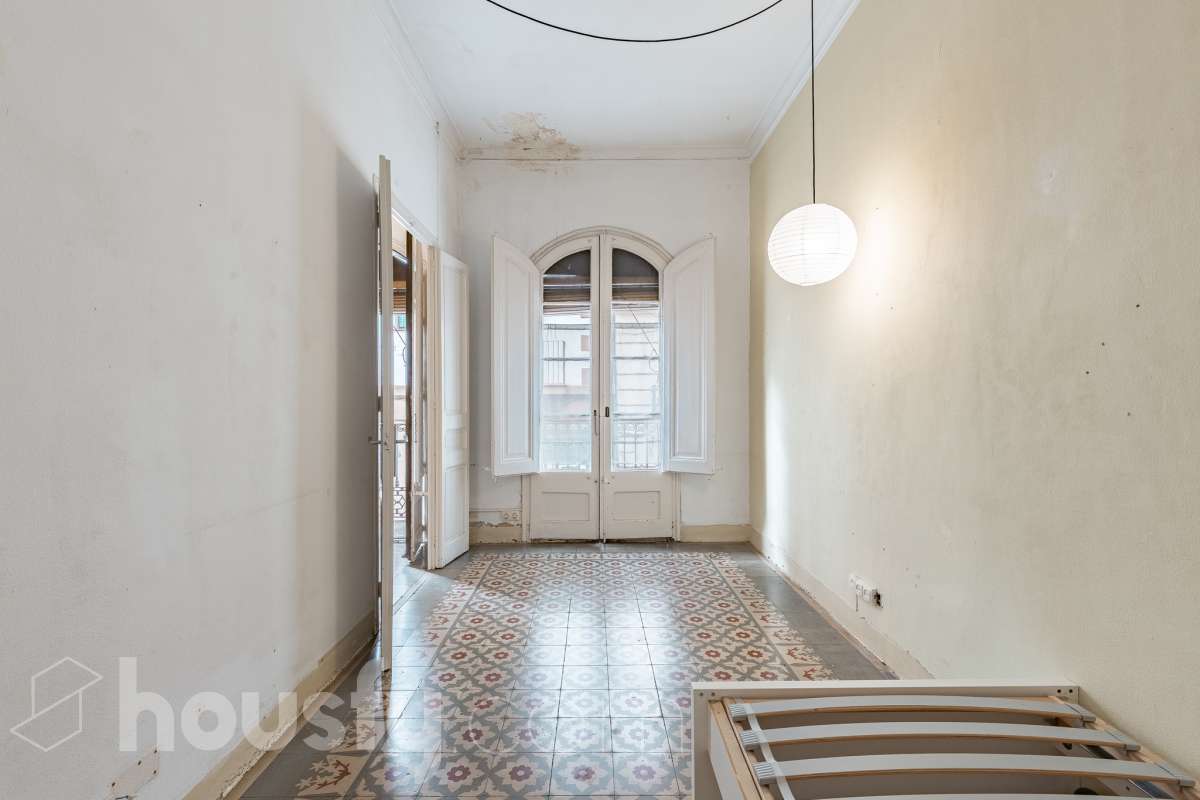 Housfy vende 🏡 casa con jardín en el Putxet i el Farró. Ubicada en una de las zonas más codiciadas, tranquilas y con mayor encanto de Barcelona, en el límite entre el bohemio barrio de Gràcia y la elegancia residencial de El Putxet, se encuentra esta singular propiedad unifamiliar construida en 1936. Una joya arquitectónica con carácter propio, ideal para quienes buscan el lujo de vivir en una casa independiente con espacios exteriores privados en pleno corazón de la ciudad. Distribución y espacios La vivienda cuenta con 172 m² construidos (verificados con la Dirección General de Catastro) distribuidos en varias plantas, ofreciendo una excelente versatilidad de reforma para adaptarla a tus necesidades: Planta Baja (75 m² + 90 m² de jardín): Amplio espacio principal con acceso directo a un extraordinario jardín privado de 90 m², un verdadero oasis urbano perfecto para crear zonas de chill-out, comedor exterior o zona ajardinada. Planta Primera (58 m² + 16 m² de terraza): Espacio ideal para dormitorios o zona de noche, con salida a una disfrutable terraza soleada de 16 m². Planta Segunda (49 m² de terraza solárium + Torreón): Gran terraza superior con vistas despejadas y acceso a un pequeño torreón independiente, un elemento arquitectónico único ideal como estudio, zona de lectura o mirador. Entorno, servicios y comunicaciones Ubicada en la intersección estratégica entre Vallcarca i els Penitents / El Putxet y la parte alta de Gràcia, la zona destaca por combinar la vida de barrio tradicional con la máxima tranquilidad residencial. Transporte y comunicaciones: Excelente conexión con el centro de la ciudad y las salidas de Barcelona. A pocos minutos a pie de las estaciones de metro Vallcarca (L3) y Lesseps (L3), así como de la estación de FGC El Putxet (L7). Múltiples líneas de autobús urbano (H6, V17, 22, 27) y rápido acceso en coche a la Ronda de Dalt. Servicios y equipamientos: Rodeada de comercios de proximidad, mercados tradicionales (Mercat de Lesseps), supermercados y una amplia oferta gastronómica. Próxima a prestigiosos centros educativos (públicos, concertados e internacionales) y centros sanitarios de primer nivel. Zonas verdes y cultura: A un paseo del emblemático Park Güell, el Parc del Putxet y las icónicas plazas de Gràcia. Oportunidad única de proyecto Una propiedad de 1936 con esta superficie exterior es un producto escaso y altamente demandado en Barcelona. Representa una oportunidad extraordinaria para desarrollar un proyecto de reforma integral respetando el encanto de la época o creando una residencia de diseño contemporáneo. ¿Quieres coordinar una visita o recibir más información? Contacta con nosotros sin compromiso. Aviso legal El precio de venta no incluye gastos de la compraventa como notaría, registro, impuestos, ni tampoco honorarios agencia. Esta publicación no es vinculante. Consulta siempre la nota simple con Housfy antes de formalizar la compraventa. Sobre nosotros Housfy es la plataforma integral de servicios inmobiliarios. Nuestra combinación de expertos y tecnología pone al alcance de todo el mundo servicios cómodos, claros y seguros. AICAT número: 7922. Nos encargamos de la gestión y asesoramiento de la compra. ¡Olvídate de todo! Hacemos los trámites por ti. Y, si además necesitas financiación, ponemos a tu disposición un bróker hipotecario para ayudarte a conseguir las mejores condiciones para tu perfil económico. ¿Quieres visitarla? Contacta con Housfy y agenda tu visita sin compromiso. Más información en: housfy.com En cumplimiento de la Ley 8/2026 en Cataluña, el certificado de presencia o ausencia de amianto se encuentra en proceso de tramitación.-38