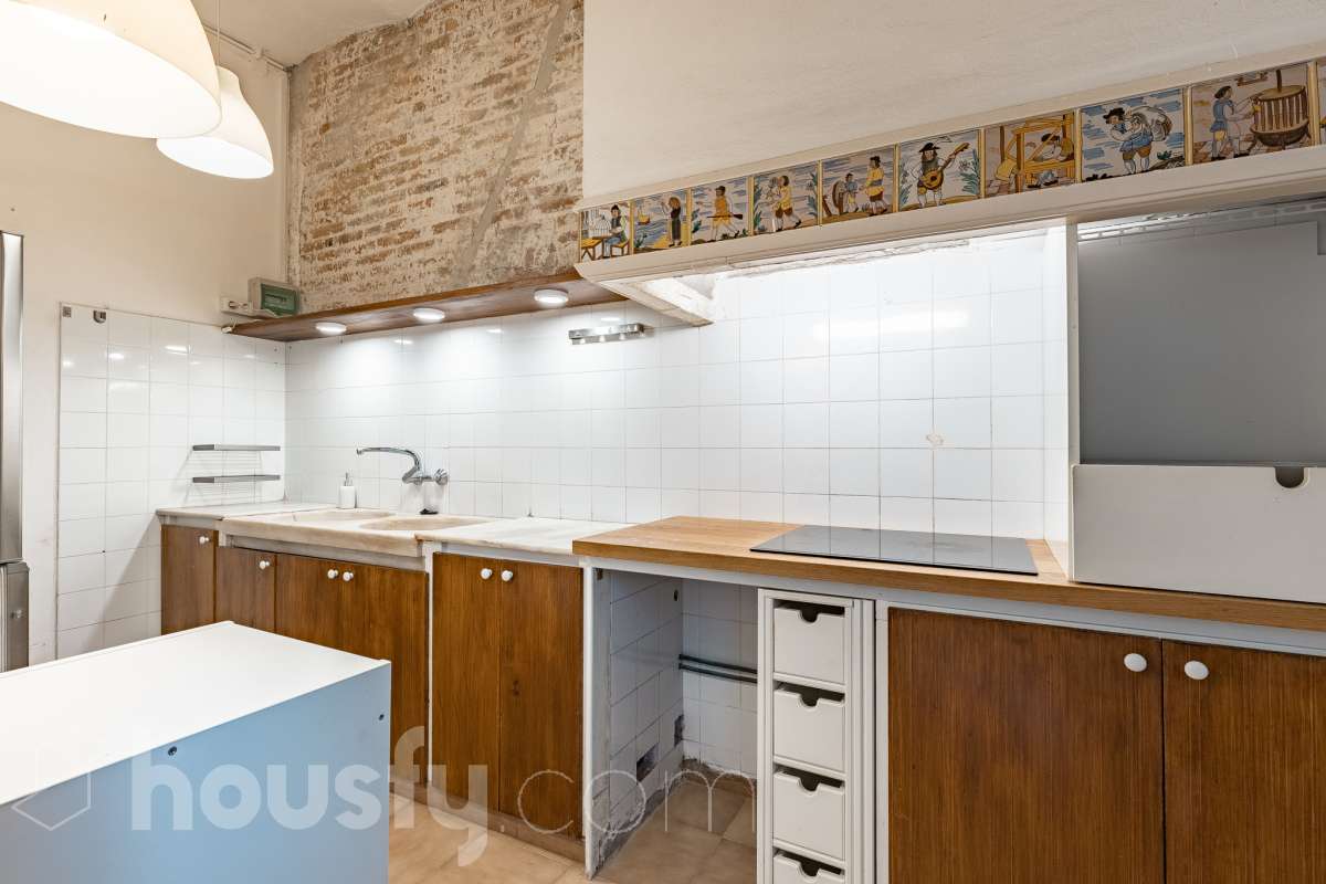 Housfy vende 🏡 casa con jardín en el Putxet i el Farró. Ubicada en una de las zonas más codiciadas, tranquilas y con mayor encanto de Barcelona, en el límite entre el bohemio barrio de Gràcia y la elegancia residencial de El Putxet, se encuentra esta singular propiedad unifamiliar construida en 1936. Una joya arquitectónica con carácter propio, ideal para quienes buscan el lujo de vivir en una casa independiente con espacios exteriores privados en pleno corazón de la ciudad. Distribución y espacios La vivienda cuenta con 172 m² construidos (verificados con la Dirección General de Catastro) distribuidos en varias plantas, ofreciendo una excelente versatilidad de reforma para adaptarla a tus necesidades: Planta Baja (75 m² + 90 m² de jardín): Amplio espacio principal con acceso directo a un extraordinario jardín privado de 90 m², un verdadero oasis urbano perfecto para crear zonas de chill-out, comedor exterior o zona ajardinada. Planta Primera (58 m² + 16 m² de terraza): Espacio ideal para dormitorios o zona de noche, con salida a una disfrutable terraza soleada de 16 m². Planta Segunda (49 m² de terraza solárium + Torreón): Gran terraza superior con vistas despejadas y acceso a un pequeño torreón independiente, un elemento arquitectónico único ideal como estudio, zona de lectura o mirador. Entorno, servicios y comunicaciones Ubicada en la intersección estratégica entre Vallcarca i els Penitents / El Putxet y la parte alta de Gràcia, la zona destaca por combinar la vida de barrio tradicional con la máxima tranquilidad residencial. Transporte y comunicaciones: Excelente conexión con el centro de la ciudad y las salidas de Barcelona. A pocos minutos a pie de las estaciones de metro Vallcarca (L3) y Lesseps (L3), así como de la estación de FGC El Putxet (L7). Múltiples líneas de autobús urbano (H6, V17, 22, 27) y rápido acceso en coche a la Ronda de Dalt. Servicios y equipamientos: Rodeada de comercios de proximidad, mercados tradicionales (Mercat de Lesseps), supermercados y una amplia oferta gastronómica. Próxima a prestigiosos centros educativos (públicos, concertados e internacionales) y centros sanitarios de primer nivel. Zonas verdes y cultura: A un paseo del emblemático Park Güell, el Parc del Putxet y las icónicas plazas de Gràcia. Oportunidad única de proyecto Una propiedad de 1936 con esta superficie exterior es un producto escaso y altamente demandado en Barcelona. Representa una oportunidad extraordinaria para desarrollar un proyecto de reforma integral respetando el encanto de la época o creando una residencia de diseño contemporáneo. ¿Quieres coordinar una visita o recibir más información? Contacta con nosotros sin compromiso. Aviso legal El precio de venta no incluye gastos de la compraventa como notaría, registro, impuestos, ni tampoco honorarios agencia. Esta publicación no es vinculante. Consulta siempre la nota simple con Housfy antes de formalizar la compraventa. Sobre nosotros Housfy es la plataforma integral de servicios inmobiliarios. Nuestra combinación de expertos y tecnología pone al alcance de todo el mundo servicios cómodos, claros y seguros. AICAT número: 7922. Nos encargamos de la gestión y asesoramiento de la compra. ¡Olvídate de todo! Hacemos los trámites por ti. Y, si además necesitas financiación, ponemos a tu disposición un bróker hipotecario para ayudarte a conseguir las mejores condiciones para tu perfil económico. ¿Quieres visitarla? Contacta con Housfy y agenda tu visita sin compromiso. Más información en: housfy.com En cumplimiento de la Ley 8/2026 en Cataluña, el certificado de presencia o ausencia de amianto se encuentra en proceso de tramitación.-15