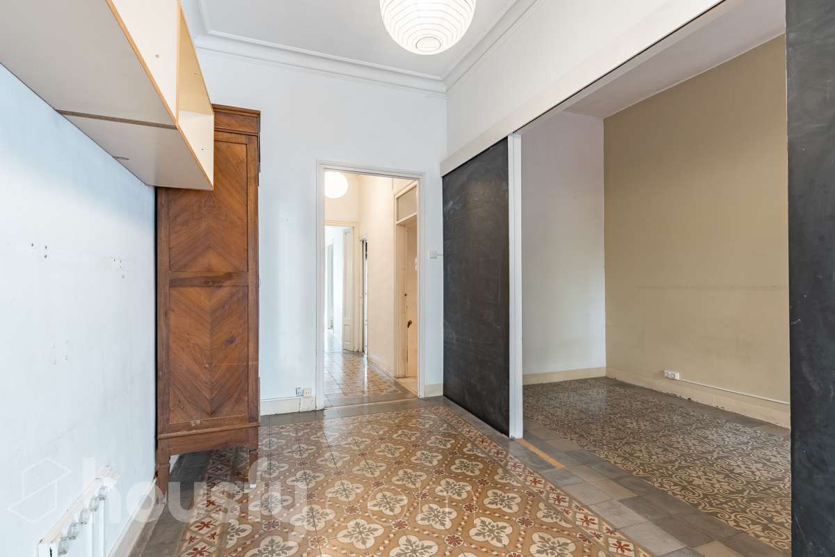 Housfy vende 🏡 casa con jardín en el Putxet i el Farró. Ubicada en una de las zonas más codiciadas, tranquilas y con mayor encanto de Barcelona, en el límite entre el bohemio barrio de Gràcia y la elegancia residencial de El Putxet, se encuentra esta singular propiedad unifamiliar construida en 1936. Una joya arquitectónica con carácter propio, ideal para quienes buscan el lujo de vivir en una casa independiente con espacios exteriores privados en pleno corazón de la ciudad. Distribución y espacios La vivienda cuenta con 172 m² construidos (verificados con la Dirección General de Catastro) distribuidos en varias plantas, ofreciendo una excelente versatilidad de reforma para adaptarla a tus necesidades: Planta Baja (75 m² + 90 m² de jardín): Amplio espacio principal con acceso directo a un extraordinario jardín privado de 90 m², un verdadero oasis urbano perfecto para crear zonas de chill-out, comedor exterior o zona ajardinada. Planta Primera (58 m² + 16 m² de terraza): Espacio ideal para dormitorios o zona de noche, con salida a una disfrutable terraza soleada de 16 m². Planta Segunda (49 m² de terraza solárium + Torreón): Gran terraza superior con vistas despejadas y acceso a un pequeño torreón independiente, un elemento arquitectónico único ideal como estudio, zona de lectura o mirador. Entorno, servicios y comunicaciones Ubicada en la intersección estratégica entre Vallcarca i els Penitents / El Putxet y la parte alta de Gràcia, la zona destaca por combinar la vida de barrio tradicional con la máxima tranquilidad residencial. Transporte y comunicaciones: Excelente conexión con el centro de la ciudad y las salidas de Barcelona. A pocos minutos a pie de las estaciones de metro Vallcarca (L3) y Lesseps (L3), así como de la estación de FGC El Putxet (L7). Múltiples líneas de autobús urbano (H6, V17, 22, 27) y rápido acceso en coche a la Ronda de Dalt. Servicios y equipamientos: Rodeada de comercios de proximidad, mercados tradicionales (Mercat de Lesseps), supermercados y una amplia oferta gastronómica. Próxima a prestigiosos centros educativos (públicos, concertados e internacionales) y centros sanitarios de primer nivel. Zonas verdes y cultura: A un paseo del emblemático Park Güell, el Parc del Putxet y las icónicas plazas de Gràcia. Oportunidad única de proyecto Una propiedad de 1936 con esta superficie exterior es un producto escaso y altamente demandado en Barcelona. Representa una oportunidad extraordinaria para desarrollar un proyecto de reforma integral respetando el encanto de la época o creando una residencia de diseño contemporáneo. ¿Quieres coordinar una visita o recibir más información? Contacta con nosotros sin compromiso. Aviso legal El precio de venta no incluye gastos de la compraventa como notaría, registro, impuestos, ni tampoco honorarios agencia. Esta publicación no es vinculante. Consulta siempre la nota simple con Housfy antes de formalizar la compraventa. Sobre nosotros Housfy es la plataforma integral de servicios inmobiliarios. Nuestra combinación de expertos y tecnología pone al alcance de todo el mundo servicios cómodos, claros y seguros. AICAT número: 7922. Nos encargamos de la gestión y asesoramiento de la compra. ¡Olvídate de todo! Hacemos los trámites por ti. Y, si además necesitas financiación, ponemos a tu disposición un bróker hipotecario para ayudarte a conseguir las mejores condiciones para tu perfil económico. ¿Quieres visitarla? Contacta con Housfy y agenda tu visita sin compromiso. Más información en: housfy.com En cumplimiento de la Ley 8/2026 en Cataluña, el certificado de presencia o ausencia de amianto se encuentra en proceso de tramitación.-25