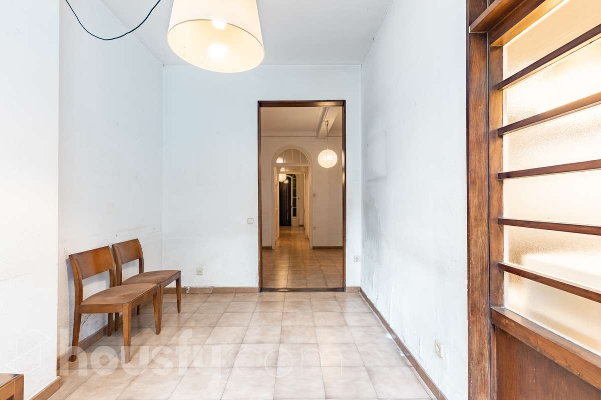 Housfy vende 🏡 casa con jardín en el Putxet i el Farró. Ubicada en una de las zonas más codiciadas, tranquilas y con mayor encanto de Barcelona, en el límite entre el bohemio barrio de Gràcia y la elegancia residencial de El Putxet, se encuentra esta singular propiedad unifamiliar construida en 1936. Una joya arquitectónica con carácter propio, ideal para quienes buscan el lujo de vivir en una casa independiente con espacios exteriores privados en pleno corazón de la ciudad. Distribución y espacios La vivienda cuenta con 172 m² construidos (verificados con la Dirección General de Catastro) distribuidos en varias plantas, ofreciendo una excelente versatilidad de reforma para adaptarla a tus necesidades: Planta Baja (75 m² + 90 m² de jardín): Amplio espacio principal con acceso directo a un extraordinario jardín privado de 90 m², un verdadero oasis urbano perfecto para crear zonas de chill-out, comedor exterior o zona ajardinada. Planta Primera (58 m² + 16 m² de terraza): Espacio ideal para dormitorios o zona de noche, con salida a una disfrutable terraza soleada de 16 m². Planta Segunda (49 m² de terraza solárium + Torreón): Gran terraza superior con vistas despejadas y acceso a un pequeño torreón independiente, un elemento arquitectónico único ideal como estudio, zona de lectura o mirador. Entorno, servicios y comunicaciones Ubicada en la intersección estratégica entre Vallcarca i els Penitents / El Putxet y la parte alta de Gràcia, la zona destaca por combinar la vida de barrio tradicional con la máxima tranquilidad residencial. Transporte y comunicaciones: Excelente conexión con el centro de la ciudad y las salidas de Barcelona. A pocos minutos a pie de las estaciones de metro Vallcarca (L3) y Lesseps (L3), así como de la estación de FGC El Putxet (L7). Múltiples líneas de autobús urbano (H6, V17, 22, 27) y rápido acceso en coche a la Ronda de Dalt. Servicios y equipamientos: Rodeada de comercios de proximidad, mercados tradicionales (Mercat de Lesseps), supermercados y una amplia oferta gastronómica. Próxima a prestigiosos centros educativos (públicos, concertados e internacionales) y centros sanitarios de primer nivel. Zonas verdes y cultura: A un paseo del emblemático Park Güell, el Parc del Putxet y las icónicas plazas de Gràcia. Oportunidad única de proyecto Una propiedad de 1936 con esta superficie exterior es un producto escaso y altamente demandado en Barcelona. Representa una oportunidad extraordinaria para desarrollar un proyecto de reforma integral respetando el encanto de la época o creando una residencia de diseño contemporáneo. ¿Quieres coordinar una visita o recibir más información? Contacta con nosotros sin compromiso. Aviso legal El precio de venta no incluye gastos de la compraventa como notaría, registro, impuestos, ni tampoco honorarios agencia. Esta publicación no es vinculante. Consulta siempre la nota simple con Housfy antes de formalizar la compraventa. Sobre nosotros Housfy es la plataforma integral de servicios inmobiliarios. Nuestra combinación de expertos y tecnología pone al alcance de todo el mundo servicios cómodos, claros y seguros. AICAT número: 7922. Nos encargamos de la gestión y asesoramiento de la compra. ¡Olvídate de todo! Hacemos los trámites por ti. Y, si además necesitas financiación, ponemos a tu disposición un bróker hipotecario para ayudarte a conseguir las mejores condiciones para tu perfil económico. ¿Quieres visitarla? Contacta con Housfy y agenda tu visita sin compromiso. Más información en: housfy.com En cumplimiento de la Ley 8/2026 en Cataluña, el certificado de presencia o ausencia de amianto se encuentra en proceso de tramitación.-41
