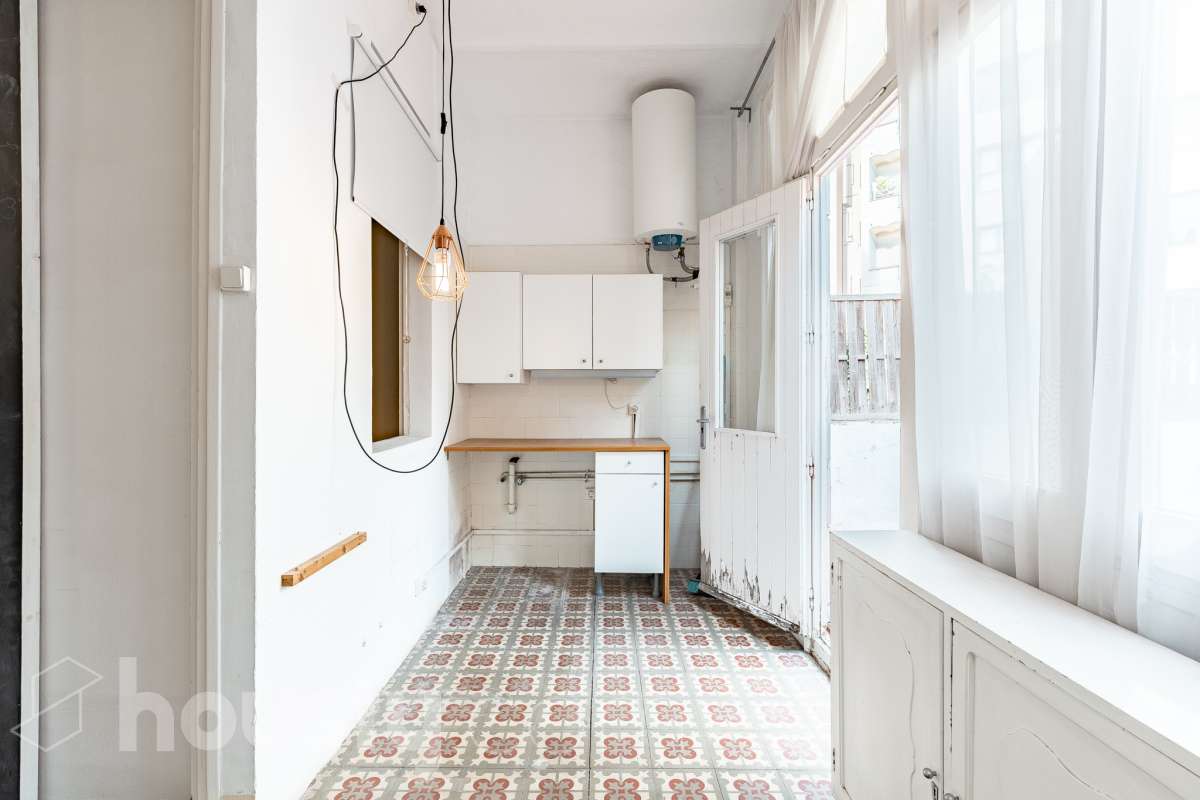 Housfy vende 🏡 casa con jardín en el Putxet i el Farró. Ubicada en una de las zonas más codiciadas, tranquilas y con mayor encanto de Barcelona, en el límite entre el bohemio barrio de Gràcia y la elegancia residencial de El Putxet, se encuentra esta singular propiedad unifamiliar construida en 1936. Una joya arquitectónica con carácter propio, ideal para quienes buscan el lujo de vivir en una casa independiente con espacios exteriores privados en pleno corazón de la ciudad. Distribución y espacios La vivienda cuenta con 172 m² construidos (verificados con la Dirección General de Catastro) distribuidos en varias plantas, ofreciendo una excelente versatilidad de reforma para adaptarla a tus necesidades: Planta Baja (75 m² + 90 m² de jardín): Amplio espacio principal con acceso directo a un extraordinario jardín privado de 90 m², un verdadero oasis urbano perfecto para crear zonas de chill-out, comedor exterior o zona ajardinada. Planta Primera (58 m² + 16 m² de terraza): Espacio ideal para dormitorios o zona de noche, con salida a una disfrutable terraza soleada de 16 m². Planta Segunda (49 m² de terraza solárium + Torreón): Gran terraza superior con vistas despejadas y acceso a un pequeño torreón independiente, un elemento arquitectónico único ideal como estudio, zona de lectura o mirador. Entorno, servicios y comunicaciones Ubicada en la intersección estratégica entre Vallcarca i els Penitents / El Putxet y la parte alta de Gràcia, la zona destaca por combinar la vida de barrio tradicional con la máxima tranquilidad residencial. Transporte y comunicaciones: Excelente conexión con el centro de la ciudad y las salidas de Barcelona. A pocos minutos a pie de las estaciones de metro Vallcarca (L3) y Lesseps (L3), así como de la estación de FGC El Putxet (L7). Múltiples líneas de autobús urbano (H6, V17, 22, 27) y rápido acceso en coche a la Ronda de Dalt. Servicios y equipamientos: Rodeada de comercios de proximidad, mercados tradicionales (Mercat de Lesseps), supermercados y una amplia oferta gastronómica. Próxima a prestigiosos centros educativos (públicos, concertados e internacionales) y centros sanitarios de primer nivel. Zonas verdes y cultura: A un paseo del emblemático Park Güell, el Parc del Putxet y las icónicas plazas de Gràcia. Oportunidad única de proyecto Una propiedad de 1936 con esta superficie exterior es un producto escaso y altamente demandado en Barcelona. Representa una oportunidad extraordinaria para desarrollar un proyecto de reforma integral respetando el encanto de la época o creando una residencia de diseño contemporáneo. ¿Quieres coordinar una visita o recibir más información? Contacta con nosotros sin compromiso. Aviso legal El precio de venta no incluye gastos de la compraventa como notaría, registro, impuestos, ni tampoco honorarios agencia. Esta publicación no es vinculante. Consulta siempre la nota simple con Housfy antes de formalizar la compraventa. Sobre nosotros Housfy es la plataforma integral de servicios inmobiliarios. Nuestra combinación de expertos y tecnología pone al alcance de todo el mundo servicios cómodos, claros y seguros. AICAT número: 7922. Nos encargamos de la gestión y asesoramiento de la compra. ¡Olvídate de todo! Hacemos los trámites por ti. Y, si además necesitas financiación, ponemos a tu disposición un bróker hipotecario para ayudarte a conseguir las mejores condiciones para tu perfil económico. ¿Quieres visitarla? Contacta con Housfy y agenda tu visita sin compromiso. Más información en: housfy.com En cumplimiento de la Ley 8/2026 en Cataluña, el certificado de presencia o ausencia de amianto se encuentra en proceso de tramitación.-28