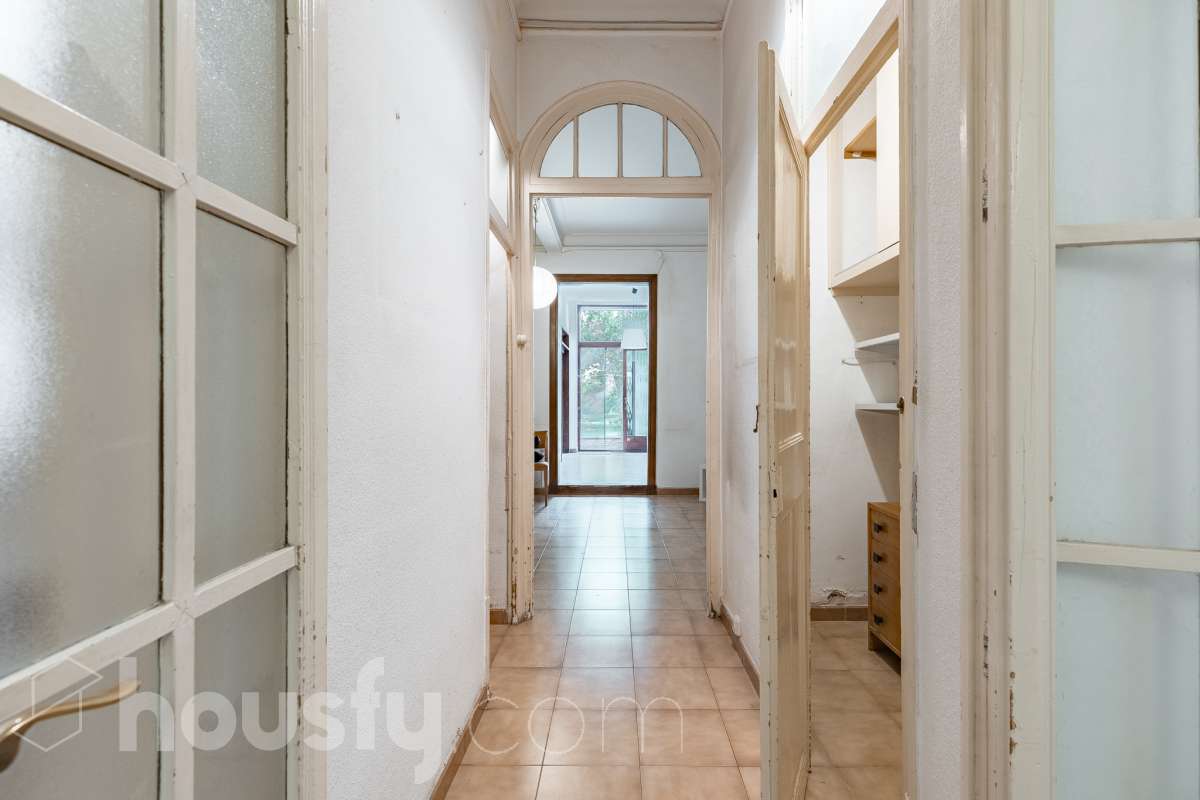 Housfy vende 🏡 casa con jardín en el Putxet i el Farró. Ubicada en una de las zonas más codiciadas, tranquilas y con mayor encanto de Barcelona, en el límite entre el bohemio barrio de Gràcia y la elegancia residencial de El Putxet, se encuentra esta singular propiedad unifamiliar construida en 1936. Una joya arquitectónica con carácter propio, ideal para quienes buscan el lujo de vivir en una casa independiente con espacios exteriores privados en pleno corazón de la ciudad. Distribución y espacios La vivienda cuenta con 172 m² construidos (verificados con la Dirección General de Catastro) distribuidos en varias plantas, ofreciendo una excelente versatilidad de reforma para adaptarla a tus necesidades: Planta Baja (75 m² + 90 m² de jardín): Amplio espacio principal con acceso directo a un extraordinario jardín privado de 90 m², un verdadero oasis urbano perfecto para crear zonas de chill-out, comedor exterior o zona ajardinada. Planta Primera (58 m² + 16 m² de terraza): Espacio ideal para dormitorios o zona de noche, con salida a una disfrutable terraza soleada de 16 m². Planta Segunda (49 m² de terraza solárium + Torreón): Gran terraza superior con vistas despejadas y acceso a un pequeño torreón independiente, un elemento arquitectónico único ideal como estudio, zona de lectura o mirador. Entorno, servicios y comunicaciones Ubicada en la intersección estratégica entre Vallcarca i els Penitents / El Putxet y la parte alta de Gràcia, la zona destaca por combinar la vida de barrio tradicional con la máxima tranquilidad residencial. Transporte y comunicaciones: Excelente conexión con el centro de la ciudad y las salidas de Barcelona. A pocos minutos a pie de las estaciones de metro Vallcarca (L3) y Lesseps (L3), así como de la estación de FGC El Putxet (L7). Múltiples líneas de autobús urbano (H6, V17, 22, 27) y rápido acceso en coche a la Ronda de Dalt. Servicios y equipamientos: Rodeada de comercios de proximidad, mercados tradicionales (Mercat de Lesseps), supermercados y una amplia oferta gastronómica. Próxima a prestigiosos centros educativos (públicos, concertados e internacionales) y centros sanitarios de primer nivel. Zonas verdes y cultura: A un paseo del emblemático Park Güell, el Parc del Putxet y las icónicas plazas de Gràcia. Oportunidad única de proyecto Una propiedad de 1936 con esta superficie exterior es un producto escaso y altamente demandado en Barcelona. Representa una oportunidad extraordinaria para desarrollar un proyecto de reforma integral respetando el encanto de la época o creando una residencia de diseño contemporáneo. ¿Quieres coordinar una visita o recibir más información? Contacta con nosotros sin compromiso. Aviso legal El precio de venta no incluye gastos de la compraventa como notaría, registro, impuestos, ni tampoco honorarios agencia. Esta publicación no es vinculante. Consulta siempre la nota simple con Housfy antes de formalizar la compraventa. Sobre nosotros Housfy es la plataforma integral de servicios inmobiliarios. Nuestra combinación de expertos y tecnología pone al alcance de todo el mundo servicios cómodos, claros y seguros. AICAT número: 7922. Nos encargamos de la gestión y asesoramiento de la compra. ¡Olvídate de todo! Hacemos los trámites por ti. Y, si además necesitas financiación, ponemos a tu disposición un bróker hipotecario para ayudarte a conseguir las mejores condiciones para tu perfil económico. ¿Quieres visitarla? Contacta con Housfy y agenda tu visita sin compromiso. Más información en: housfy.com En cumplimiento de la Ley 8/2026 en Cataluña, el certificado de presencia o ausencia de amianto se encuentra en proceso de tramitación.-43