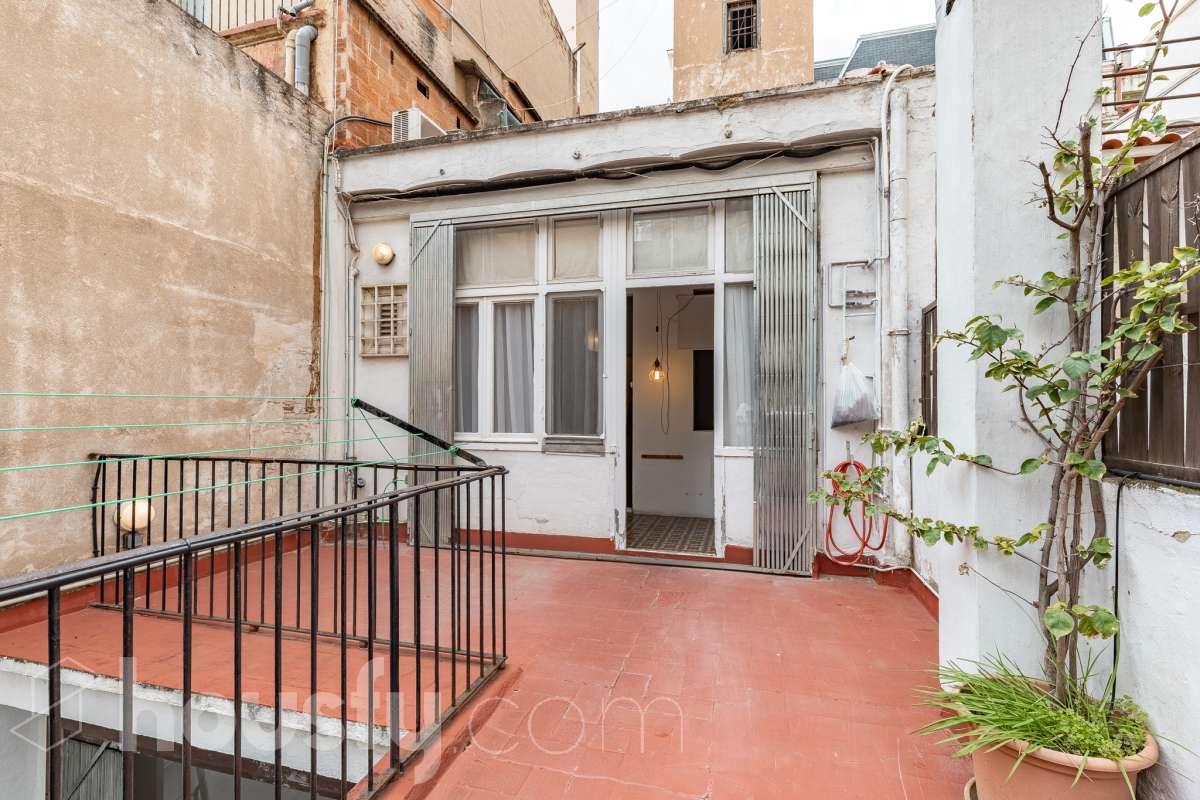 Housfy vende 🏡 casa con jardín en el Putxet i el Farró. Ubicada en una de las zonas más codiciadas, tranquilas y con mayor encanto de Barcelona, en el límite entre el bohemio barrio de Gràcia y la elegancia residencial de El Putxet, se encuentra esta singular propiedad unifamiliar construida en 1936. Una joya arquitectónica con carácter propio, ideal para quienes buscan el lujo de vivir en una casa independiente con espacios exteriores privados en pleno corazón de la ciudad. Distribución y espacios La vivienda cuenta con 172 m² construidos (verificados con la Dirección General de Catastro) distribuidos en varias plantas, ofreciendo una excelente versatilidad de reforma para adaptarla a tus necesidades: Planta Baja (75 m² + 90 m² de jardín): Amplio espacio principal con acceso directo a un extraordinario jardín privado de 90 m², un verdadero oasis urbano perfecto para crear zonas de chill-out, comedor exterior o zona ajardinada. Planta Primera (58 m² + 16 m² de terraza): Espacio ideal para dormitorios o zona de noche, con salida a una disfrutable terraza soleada de 16 m². Planta Segunda (49 m² de terraza solárium + Torreón): Gran terraza superior con vistas despejadas y acceso a un pequeño torreón independiente, un elemento arquitectónico único ideal como estudio, zona de lectura o mirador. Entorno, servicios y comunicaciones Ubicada en la intersección estratégica entre Vallcarca i els Penitents / El Putxet y la parte alta de Gràcia, la zona destaca por combinar la vida de barrio tradicional con la máxima tranquilidad residencial. Transporte y comunicaciones: Excelente conexión con el centro de la ciudad y las salidas de Barcelona. A pocos minutos a pie de las estaciones de metro Vallcarca (L3) y Lesseps (L3), así como de la estación de FGC El Putxet (L7). Múltiples líneas de autobús urbano (H6, V17, 22, 27) y rápido acceso en coche a la Ronda de Dalt. Servicios y equipamientos: Rodeada de comercios de proximidad, mercados tradicionales (Mercat de Lesseps), supermercados y una amplia oferta gastronómica. Próxima a prestigiosos centros educativos (públicos, concertados e internacionales) y centros sanitarios de primer nivel. Zonas verdes y cultura: A un paseo del emblemático Park Güell, el Parc del Putxet y las icónicas plazas de Gràcia. Oportunidad única de proyecto Una propiedad de 1936 con esta superficie exterior es un producto escaso y altamente demandado en Barcelona. Representa una oportunidad extraordinaria para desarrollar un proyecto de reforma integral respetando el encanto de la época o creando una residencia de diseño contemporáneo. ¿Quieres coordinar una visita o recibir más información? Contacta con nosotros sin compromiso. Aviso legal El precio de venta no incluye gastos de la compraventa como notaría, registro, impuestos, ni tampoco honorarios agencia. Esta publicación no es vinculante. Consulta siempre la nota simple con Housfy antes de formalizar la compraventa. Sobre nosotros Housfy es la plataforma integral de servicios inmobiliarios. Nuestra combinación de expertos y tecnología pone al alcance de todo el mundo servicios cómodos, claros y seguros. AICAT número: 7922. Nos encargamos de la gestión y asesoramiento de la compra. ¡Olvídate de todo! Hacemos los trámites por ti. Y, si además necesitas financiación, ponemos a tu disposición un bróker hipotecario para ayudarte a conseguir las mejores condiciones para tu perfil económico. ¿Quieres visitarla? Contacta con Housfy y agenda tu visita sin compromiso. Más información en: housfy.com En cumplimiento de la Ley 8/2026 en Cataluña, el certificado de presencia o ausencia de amianto se encuentra en proceso de tramitación.-33