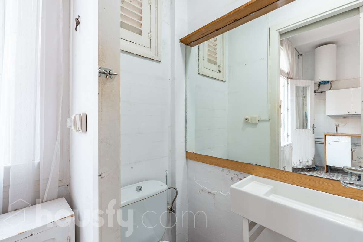 Housfy vende 🏡 casa con jardín en el Putxet i el Farró. Ubicada en una de las zonas más codiciadas, tranquilas y con mayor encanto de Barcelona, en el límite entre el bohemio barrio de Gràcia y la elegancia residencial de El Putxet, se encuentra esta singular propiedad unifamiliar construida en 1936. Una joya arquitectónica con carácter propio, ideal para quienes buscan el lujo de vivir en una casa independiente con espacios exteriores privados en pleno corazón de la ciudad. Distribución y espacios La vivienda cuenta con 172 m² construidos (verificados con la Dirección General de Catastro) distribuidos en varias plantas, ofreciendo una excelente versatilidad de reforma para adaptarla a tus necesidades: Planta Baja (75 m² + 90 m² de jardín): Amplio espacio principal con acceso directo a un extraordinario jardín privado de 90 m², un verdadero oasis urbano perfecto para crear zonas de chill-out, comedor exterior o zona ajardinada. Planta Primera (58 m² + 16 m² de terraza): Espacio ideal para dormitorios o zona de noche, con salida a una disfrutable terraza soleada de 16 m². Planta Segunda (49 m² de terraza solárium + Torreón): Gran terraza superior con vistas despejadas y acceso a un pequeño torreón independiente, un elemento arquitectónico único ideal como estudio, zona de lectura o mirador. Entorno, servicios y comunicaciones Ubicada en la intersección estratégica entre Vallcarca i els Penitents / El Putxet y la parte alta de Gràcia, la zona destaca por combinar la vida de barrio tradicional con la máxima tranquilidad residencial. Transporte y comunicaciones: Excelente conexión con el centro de la ciudad y las salidas de Barcelona. A pocos minutos a pie de las estaciones de metro Vallcarca (L3) y Lesseps (L3), así como de la estación de FGC El Putxet (L7). Múltiples líneas de autobús urbano (H6, V17, 22, 27) y rápido acceso en coche a la Ronda de Dalt. Servicios y equipamientos: Rodeada de comercios de proximidad, mercados tradicionales (Mercat de Lesseps), supermercados y una amplia oferta gastronómica. Próxima a prestigiosos centros educativos (públicos, concertados e internacionales) y centros sanitarios de primer nivel. Zonas verdes y cultura: A un paseo del emblemático Park Güell, el Parc del Putxet y las icónicas plazas de Gràcia. Oportunidad única de proyecto Una propiedad de 1936 con esta superficie exterior es un producto escaso y altamente demandado en Barcelona. Representa una oportunidad extraordinaria para desarrollar un proyecto de reforma integral respetando el encanto de la época o creando una residencia de diseño contemporáneo. ¿Quieres coordinar una visita o recibir más información? Contacta con nosotros sin compromiso. Aviso legal El precio de venta no incluye gastos de la compraventa como notaría, registro, impuestos, ni tampoco honorarios agencia. Esta publicación no es vinculante. Consulta siempre la nota simple con Housfy antes de formalizar la compraventa. Sobre nosotros Housfy es la plataforma integral de servicios inmobiliarios. Nuestra combinación de expertos y tecnología pone al alcance de todo el mundo servicios cómodos, claros y seguros. AICAT número: 7922. Nos encargamos de la gestión y asesoramiento de la compra. ¡Olvídate de todo! Hacemos los trámites por ti. Y, si además necesitas financiación, ponemos a tu disposición un bróker hipotecario para ayudarte a conseguir las mejores condiciones para tu perfil económico. ¿Quieres visitarla? Contacta con Housfy y agenda tu visita sin compromiso. Más información en: housfy.com En cumplimiento de la Ley 8/2026 en Cataluña, el certificado de presencia o ausencia de amianto se encuentra en proceso de tramitación.-45