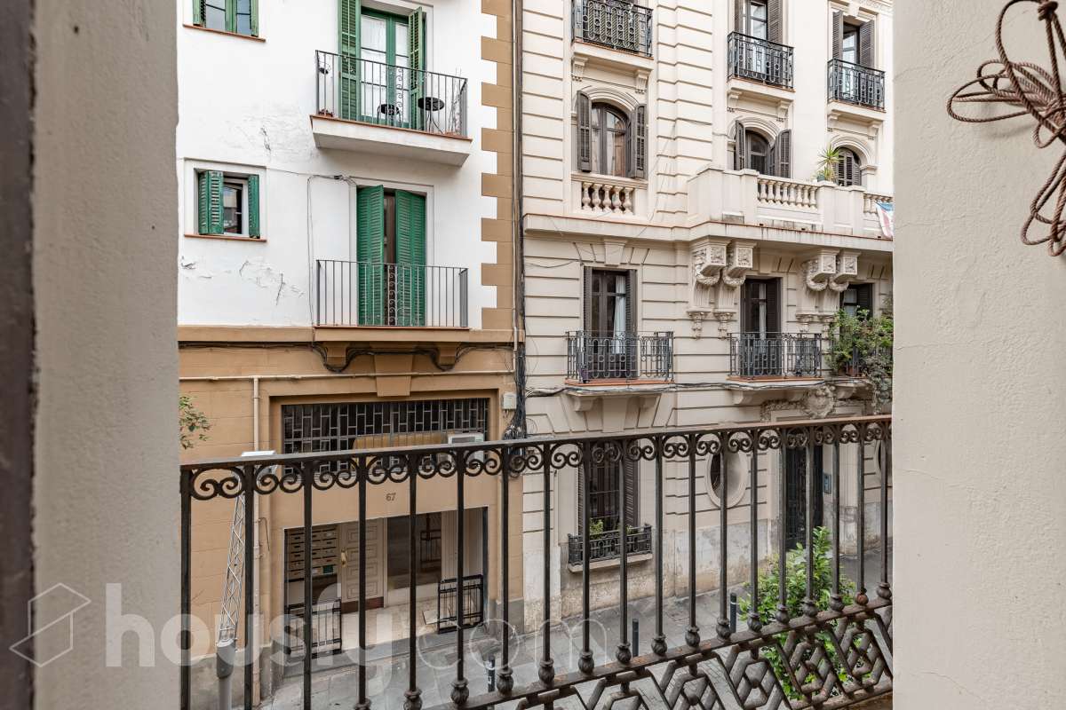 Housfy vende 🏡 casa con jardín en el Putxet i el Farró. Ubicada en una de las zonas más codiciadas, tranquilas y con mayor encanto de Barcelona, en el límite entre el bohemio barrio de Gràcia y la elegancia residencial de El Putxet, se encuentra esta singular propiedad unifamiliar construida en 1936. Una joya arquitectónica con carácter propio, ideal para quienes buscan el lujo de vivir en una casa independiente con espacios exteriores privados en pleno corazón de la ciudad. Distribución y espacios La vivienda cuenta con 172 m² construidos (verificados con la Dirección General de Catastro) distribuidos en varias plantas, ofreciendo una excelente versatilidad de reforma para adaptarla a tus necesidades: Planta Baja (75 m² + 90 m² de jardín): Amplio espacio principal con acceso directo a un extraordinario jardín privado de 90 m², un verdadero oasis urbano perfecto para crear zonas de chill-out, comedor exterior o zona ajardinada. Planta Primera (58 m² + 16 m² de terraza): Espacio ideal para dormitorios o zona de noche, con salida a una disfrutable terraza soleada de 16 m². Planta Segunda (49 m² de terraza solárium + Torreón): Gran terraza superior con vistas despejadas y acceso a un pequeño torreón independiente, un elemento arquitectónico único ideal como estudio, zona de lectura o mirador. Entorno, servicios y comunicaciones Ubicada en la intersección estratégica entre Vallcarca i els Penitents / El Putxet y la parte alta de Gràcia, la zona destaca por combinar la vida de barrio tradicional con la máxima tranquilidad residencial. Transporte y comunicaciones: Excelente conexión con el centro de la ciudad y las salidas de Barcelona. A pocos minutos a pie de las estaciones de metro Vallcarca (L3) y Lesseps (L3), así como de la estación de FGC El Putxet (L7). Múltiples líneas de autobús urbano (H6, V17, 22, 27) y rápido acceso en coche a la Ronda de Dalt. Servicios y equipamientos: Rodeada de comercios de proximidad, mercados tradicionales (Mercat de Lesseps), supermercados y una amplia oferta gastronómica. Próxima a prestigiosos centros educativos (públicos, concertados e internacionales) y centros sanitarios de primer nivel. Zonas verdes y cultura: A un paseo del emblemático Park Güell, el Parc del Putxet y las icónicas plazas de Gràcia. Oportunidad única de proyecto Una propiedad de 1936 con esta superficie exterior es un producto escaso y altamente demandado en Barcelona. Representa una oportunidad extraordinaria para desarrollar un proyecto de reforma integral respetando el encanto de la época o creando una residencia de diseño contemporáneo. ¿Quieres coordinar una visita o recibir más información? Contacta con nosotros sin compromiso. Aviso legal El precio de venta no incluye gastos de la compraventa como notaría, registro, impuestos, ni tampoco honorarios agencia. Esta publicación no es vinculante. Consulta siempre la nota simple con Housfy antes de formalizar la compraventa. Sobre nosotros Housfy es la plataforma integral de servicios inmobiliarios. Nuestra combinación de expertos y tecnología pone al alcance de todo el mundo servicios cómodos, claros y seguros. AICAT número: 7922. Nos encargamos de la gestión y asesoramiento de la compra. ¡Olvídate de todo! Hacemos los trámites por ti. Y, si además necesitas financiación, ponemos a tu disposición un bróker hipotecario para ayudarte a conseguir las mejores condiciones para tu perfil económico. ¿Quieres visitarla? Contacta con Housfy y agenda tu visita sin compromiso. Más información en: housfy.com En cumplimiento de la Ley 8/2026 en Cataluña, el certificado de presencia o ausencia de amianto se encuentra en proceso de tramitación.-47