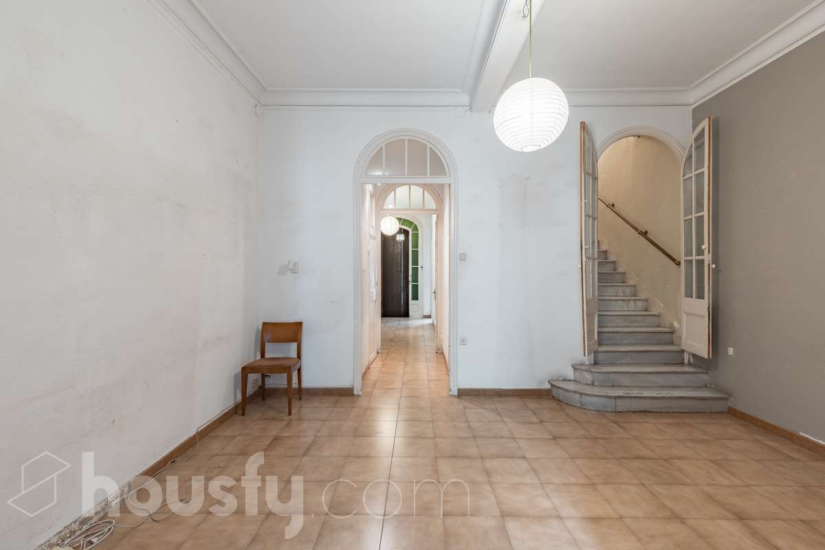 Housfy vende 🏡 casa con jardín en el Putxet i el Farró. Ubicada en una de las zonas más codiciadas, tranquilas y con mayor encanto de Barcelona, en el límite entre el bohemio barrio de Gràcia y la elegancia residencial de El Putxet, se encuentra esta singular propiedad unifamiliar construida en 1936. Una joya arquitectónica con carácter propio, ideal para quienes buscan el lujo de vivir en una casa independiente con espacios exteriores privados en pleno corazón de la ciudad. Distribución y espacios La vivienda cuenta con 172 m² construidos (verificados con la Dirección General de Catastro) distribuidos en varias plantas, ofreciendo una excelente versatilidad de reforma para adaptarla a tus necesidades: Planta Baja (75 m² + 90 m² de jardín): Amplio espacio principal con acceso directo a un extraordinario jardín privado de 90 m², un verdadero oasis urbano perfecto para crear zonas de chill-out, comedor exterior o zona ajardinada. Planta Primera (58 m² + 16 m² de terraza): Espacio ideal para dormitorios o zona de noche, con salida a una disfrutable terraza soleada de 16 m². Planta Segunda (49 m² de terraza solárium + Torreón): Gran terraza superior con vistas despejadas y acceso a un pequeño torreón independiente, un elemento arquitectónico único ideal como estudio, zona de lectura o mirador. Entorno, servicios y comunicaciones Ubicada en la intersección estratégica entre Vallcarca i els Penitents / El Putxet y la parte alta de Gràcia, la zona destaca por combinar la vida de barrio tradicional con la máxima tranquilidad residencial. Transporte y comunicaciones: Excelente conexión con el centro de la ciudad y las salidas de Barcelona. A pocos minutos a pie de las estaciones de metro Vallcarca (L3) y Lesseps (L3), así como de la estación de FGC El Putxet (L7). Múltiples líneas de autobús urbano (H6, V17, 22, 27) y rápido acceso en coche a la Ronda de Dalt. Servicios y equipamientos: Rodeada de comercios de proximidad, mercados tradicionales (Mercat de Lesseps), supermercados y una amplia oferta gastronómica. Próxima a prestigiosos centros educativos (públicos, concertados e internacionales) y centros sanitarios de primer nivel. Zonas verdes y cultura: A un paseo del emblemático Park Güell, el Parc del Putxet y las icónicas plazas de Gràcia. Oportunidad única de proyecto Una propiedad de 1936 con esta superficie exterior es un producto escaso y altamente demandado en Barcelona. Representa una oportunidad extraordinaria para desarrollar un proyecto de reforma integral respetando el encanto de la época o creando una residencia de diseño contemporáneo. ¿Quieres coordinar una visita o recibir más información? Contacta con nosotros sin compromiso. Aviso legal El precio de venta no incluye gastos de la compraventa como notaría, registro, impuestos, ni tampoco honorarios agencia. Esta publicación no es vinculante. Consulta siempre la nota simple con Housfy antes de formalizar la compraventa. Sobre nosotros Housfy es la plataforma integral de servicios inmobiliarios. Nuestra combinación de expertos y tecnología pone al alcance de todo el mundo servicios cómodos, claros y seguros. AICAT número: 7922. Nos encargamos de la gestión y asesoramiento de la compra. ¡Olvídate de todo! Hacemos los trámites por ti. Y, si además necesitas financiación, ponemos a tu disposición un bróker hipotecario para ayudarte a conseguir las mejores condiciones para tu perfil económico. ¿Quieres visitarla? Contacta con Housfy y agenda tu visita sin compromiso. Más información en: housfy.com En cumplimiento de la Ley 8/2026 en Cataluña, el certificado de presencia o ausencia de amianto se encuentra en proceso de tramitación.-8