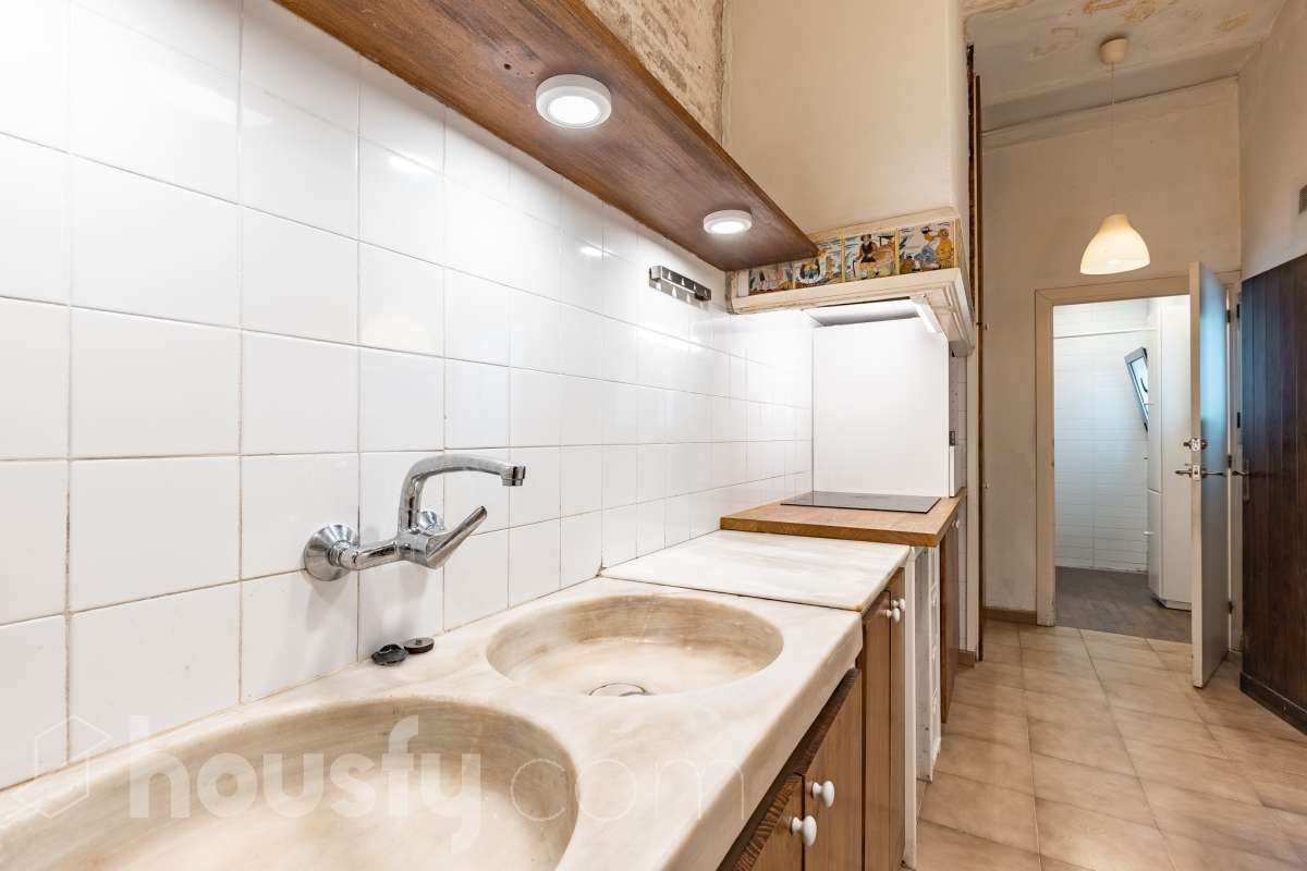 Housfy vende 🏡 casa con jardín en el Putxet i el Farró. Ubicada en una de las zonas más codiciadas, tranquilas y con mayor encanto de Barcelona, en el límite entre el bohemio barrio de Gràcia y la elegancia residencial de El Putxet, se encuentra esta singular propiedad unifamiliar construida en 1936. Una joya arquitectónica con carácter propio, ideal para quienes buscan el lujo de vivir en una casa independiente con espacios exteriores privados en pleno corazón de la ciudad. Distribución y espacios La vivienda cuenta con 172 m² construidos (verificados con la Dirección General de Catastro) distribuidos en varias plantas, ofreciendo una excelente versatilidad de reforma para adaptarla a tus necesidades: Planta Baja (75 m² + 90 m² de jardín): Amplio espacio principal con acceso directo a un extraordinario jardín privado de 90 m², un verdadero oasis urbano perfecto para crear zonas de chill-out, comedor exterior o zona ajardinada. Planta Primera (58 m² + 16 m² de terraza): Espacio ideal para dormitorios o zona de noche, con salida a una disfrutable terraza soleada de 16 m². Planta Segunda (49 m² de terraza solárium + Torreón): Gran terraza superior con vistas despejadas y acceso a un pequeño torreón independiente, un elemento arquitectónico único ideal como estudio, zona de lectura o mirador. Entorno, servicios y comunicaciones Ubicada en la intersección estratégica entre Vallcarca i els Penitents / El Putxet y la parte alta de Gràcia, la zona destaca por combinar la vida de barrio tradicional con la máxima tranquilidad residencial. Transporte y comunicaciones: Excelente conexión con el centro de la ciudad y las salidas de Barcelona. A pocos minutos a pie de las estaciones de metro Vallcarca (L3) y Lesseps (L3), así como de la estación de FGC El Putxet (L7). Múltiples líneas de autobús urbano (H6, V17, 22, 27) y rápido acceso en coche a la Ronda de Dalt. Servicios y equipamientos: Rodeada de comercios de proximidad, mercados tradicionales (Mercat de Lesseps), supermercados y una amplia oferta gastronómica. Próxima a prestigiosos centros educativos (públicos, concertados e internacionales) y centros sanitarios de primer nivel. Zonas verdes y cultura: A un paseo del emblemático Park Güell, el Parc del Putxet y las icónicas plazas de Gràcia. Oportunidad única de proyecto Una propiedad de 1936 con esta superficie exterior es un producto escaso y altamente demandado en Barcelona. Representa una oportunidad extraordinaria para desarrollar un proyecto de reforma integral respetando el encanto de la época o creando una residencia de diseño contemporáneo. ¿Quieres coordinar una visita o recibir más información? Contacta con nosotros sin compromiso. Aviso legal El precio de venta no incluye gastos de la compraventa como notaría, registro, impuestos, ni tampoco honorarios agencia. Esta publicación no es vinculante. Consulta siempre la nota simple con Housfy antes de formalizar la compraventa. Sobre nosotros Housfy es la plataforma integral de servicios inmobiliarios. Nuestra combinación de expertos y tecnología pone al alcance de todo el mundo servicios cómodos, claros y seguros. AICAT número: 7922. Nos encargamos de la gestión y asesoramiento de la compra. ¡Olvídate de todo! Hacemos los trámites por ti. Y, si además necesitas financiación, ponemos a tu disposición un bróker hipotecario para ayudarte a conseguir las mejores condiciones para tu perfil económico. ¿Quieres visitarla? Contacta con Housfy y agenda tu visita sin compromiso. Más información en: housfy.com En cumplimiento de la Ley 8/2026 en Cataluña, el certificado de presencia o ausencia de amianto se encuentra en proceso de tramitación.-14