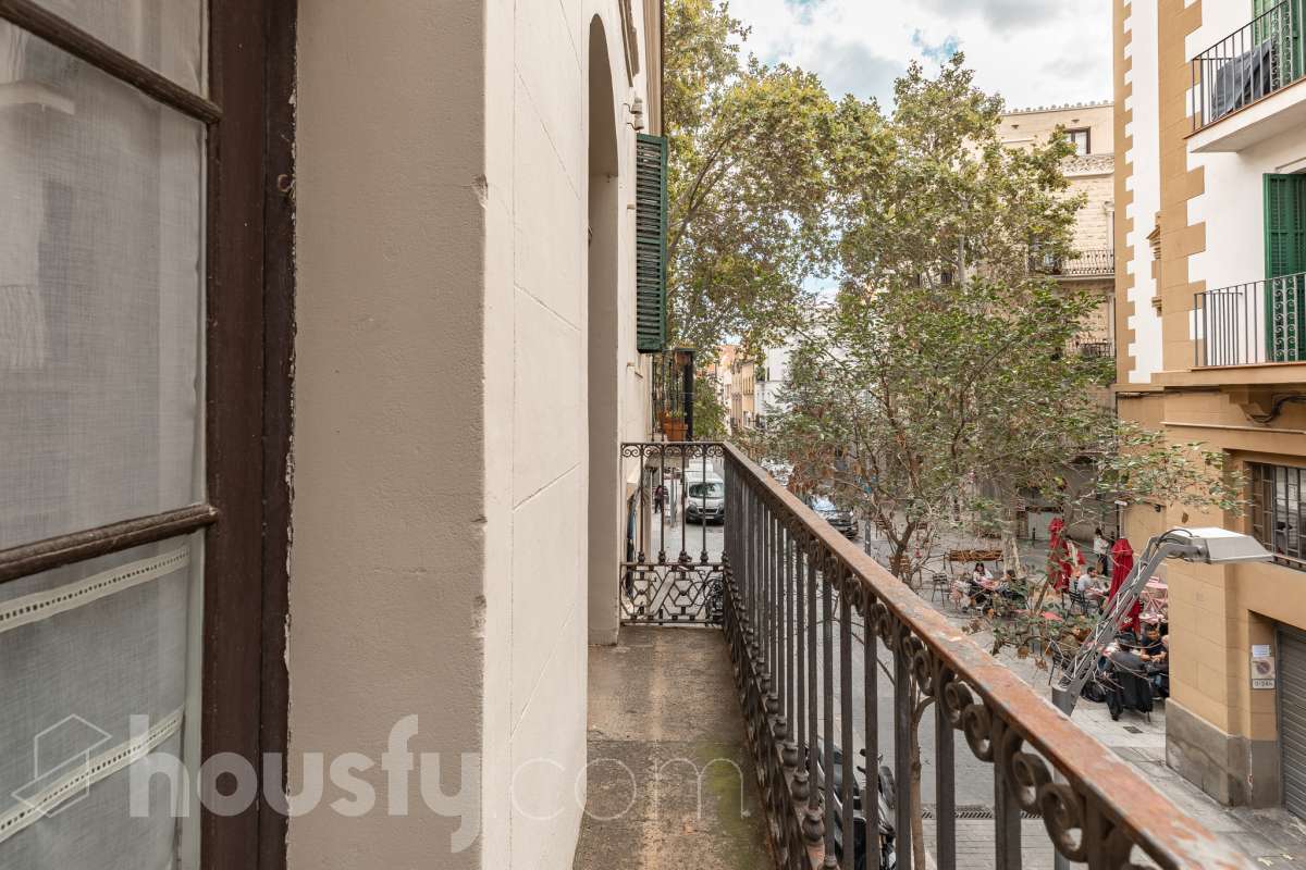 Housfy vende 🏡 casa con jardín en el Putxet i el Farró. Ubicada en una de las zonas más codiciadas, tranquilas y con mayor encanto de Barcelona, en el límite entre el bohemio barrio de Gràcia y la elegancia residencial de El Putxet, se encuentra esta singular propiedad unifamiliar construida en 1936. Una joya arquitectónica con carácter propio, ideal para quienes buscan el lujo de vivir en una casa independiente con espacios exteriores privados en pleno corazón de la ciudad. Distribución y espacios La vivienda cuenta con 172 m² construidos (verificados con la Dirección General de Catastro) distribuidos en varias plantas, ofreciendo una excelente versatilidad de reforma para adaptarla a tus necesidades: Planta Baja (75 m² + 90 m² de jardín): Amplio espacio principal con acceso directo a un extraordinario jardín privado de 90 m², un verdadero oasis urbano perfecto para crear zonas de chill-out, comedor exterior o zona ajardinada. Planta Primera (58 m² + 16 m² de terraza): Espacio ideal para dormitorios o zona de noche, con salida a una disfrutable terraza soleada de 16 m². Planta Segunda (49 m² de terraza solárium + Torreón): Gran terraza superior con vistas despejadas y acceso a un pequeño torreón independiente, un elemento arquitectónico único ideal como estudio, zona de lectura o mirador. Entorno, servicios y comunicaciones Ubicada en la intersección estratégica entre Vallcarca i els Penitents / El Putxet y la parte alta de Gràcia, la zona destaca por combinar la vida de barrio tradicional con la máxima tranquilidad residencial. Transporte y comunicaciones: Excelente conexión con el centro de la ciudad y las salidas de Barcelona. A pocos minutos a pie de las estaciones de metro Vallcarca (L3) y Lesseps (L3), así como de la estación de FGC El Putxet (L7). Múltiples líneas de autobús urbano (H6, V17, 22, 27) y rápido acceso en coche a la Ronda de Dalt. Servicios y equipamientos: Rodeada de comercios de proximidad, mercados tradicionales (Mercat de Lesseps), supermercados y una amplia oferta gastronómica. Próxima a prestigiosos centros educativos (públicos, concertados e internacionales) y centros sanitarios de primer nivel. Zonas verdes y cultura: A un paseo del emblemático Park Güell, el Parc del Putxet y las icónicas plazas de Gràcia. Oportunidad única de proyecto Una propiedad de 1936 con esta superficie exterior es un producto escaso y altamente demandado en Barcelona. Representa una oportunidad extraordinaria para desarrollar un proyecto de reforma integral respetando el encanto de la época o creando una residencia de diseño contemporáneo. ¿Quieres coordinar una visita o recibir más información? Contacta con nosotros sin compromiso. Aviso legal El precio de venta no incluye gastos de la compraventa como notaría, registro, impuestos, ni tampoco honorarios agencia. Esta publicación no es vinculante. Consulta siempre la nota simple con Housfy antes de formalizar la compraventa. Sobre nosotros Housfy es la plataforma integral de servicios inmobiliarios. Nuestra combinación de expertos y tecnología pone al alcance de todo el mundo servicios cómodos, claros y seguros. AICAT número: 7922. Nos encargamos de la gestión y asesoramiento de la compra. ¡Olvídate de todo! Hacemos los trámites por ti. Y, si además necesitas financiación, ponemos a tu disposición un bróker hipotecario para ayudarte a conseguir las mejores condiciones para tu perfil económico. ¿Quieres visitarla? Contacta con Housfy y agenda tu visita sin compromiso. Más información en: housfy.com En cumplimiento de la Ley 8/2026 en Cataluña, el certificado de presencia o ausencia de amianto se encuentra en proceso de tramitación.-49