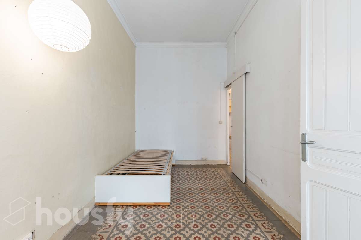 Housfy vende 🏡 casa con jardín en el Putxet i el Farró. Ubicada en una de las zonas más codiciadas, tranquilas y con mayor encanto de Barcelona, en el límite entre el bohemio barrio de Gràcia y la elegancia residencial de El Putxet, se encuentra esta singular propiedad unifamiliar construida en 1936. Una joya arquitectónica con carácter propio, ideal para quienes buscan el lujo de vivir en una casa independiente con espacios exteriores privados en pleno corazón de la ciudad. Distribución y espacios La vivienda cuenta con 172 m² construidos (verificados con la Dirección General de Catastro) distribuidos en varias plantas, ofreciendo una excelente versatilidad de reforma para adaptarla a tus necesidades: Planta Baja (75 m² + 90 m² de jardín): Amplio espacio principal con acceso directo a un extraordinario jardín privado de 90 m², un verdadero oasis urbano perfecto para crear zonas de chill-out, comedor exterior o zona ajardinada. Planta Primera (58 m² + 16 m² de terraza): Espacio ideal para dormitorios o zona de noche, con salida a una disfrutable terraza soleada de 16 m². Planta Segunda (49 m² de terraza solárium + Torreón): Gran terraza superior con vistas despejadas y acceso a un pequeño torreón independiente, un elemento arquitectónico único ideal como estudio, zona de lectura o mirador. Entorno, servicios y comunicaciones Ubicada en la intersección estratégica entre Vallcarca i els Penitents / El Putxet y la parte alta de Gràcia, la zona destaca por combinar la vida de barrio tradicional con la máxima tranquilidad residencial. Transporte y comunicaciones: Excelente conexión con el centro de la ciudad y las salidas de Barcelona. A pocos minutos a pie de las estaciones de metro Vallcarca (L3) y Lesseps (L3), así como de la estación de FGC El Putxet (L7). Múltiples líneas de autobús urbano (H6, V17, 22, 27) y rápido acceso en coche a la Ronda de Dalt. Servicios y equipamientos: Rodeada de comercios de proximidad, mercados tradicionales (Mercat de Lesseps), supermercados y una amplia oferta gastronómica. Próxima a prestigiosos centros educativos (públicos, concertados e internacionales) y centros sanitarios de primer nivel. Zonas verdes y cultura: A un paseo del emblemático Park Güell, el Parc del Putxet y las icónicas plazas de Gràcia. Oportunidad única de proyecto Una propiedad de 1936 con esta superficie exterior es un producto escaso y altamente demandado en Barcelona. Representa una oportunidad extraordinaria para desarrollar un proyecto de reforma integral respetando el encanto de la época o creando una residencia de diseño contemporáneo. ¿Quieres coordinar una visita o recibir más información? Contacta con nosotros sin compromiso. Aviso legal El precio de venta no incluye gastos de la compraventa como notaría, registro, impuestos, ni tampoco honorarios agencia. Esta publicación no es vinculante. Consulta siempre la nota simple con Housfy antes de formalizar la compraventa. Sobre nosotros Housfy es la plataforma integral de servicios inmobiliarios. Nuestra combinación de expertos y tecnología pone al alcance de todo el mundo servicios cómodos, claros y seguros. AICAT número: 7922. Nos encargamos de la gestión y asesoramiento de la compra. ¡Olvídate de todo! Hacemos los trámites por ti. Y, si además necesitas financiación, ponemos a tu disposición un bróker hipotecario para ayudarte a conseguir las mejores condiciones para tu perfil económico. ¿Quieres visitarla? Contacta con Housfy y agenda tu visita sin compromiso. Más información en: housfy.com En cumplimiento de la Ley 8/2026 en Cataluña, el certificado de presencia o ausencia de amianto se encuentra en proceso de tramitación.-39