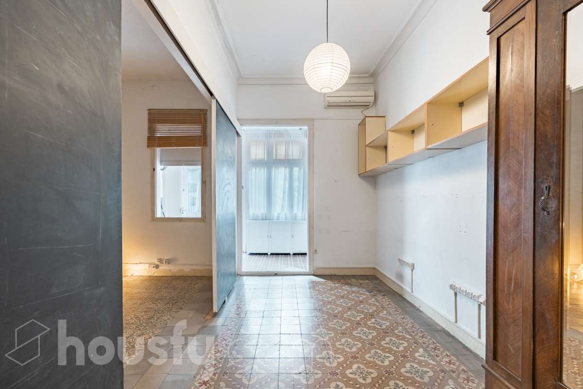 Housfy vende 🏡 casa con jardín en el Putxet i el Farró. Ubicada en una de las zonas más codiciadas, tranquilas y con mayor encanto de Barcelona, en el límite entre el bohemio barrio de Gràcia y la elegancia residencial de El Putxet, se encuentra esta singular propiedad unifamiliar construida en 1936. Una joya arquitectónica con carácter propio, ideal para quienes buscan el lujo de vivir en una casa independiente con espacios exteriores privados en pleno corazón de la ciudad. Distribución y espacios La vivienda cuenta con 172 m² construidos (verificados con la Dirección General de Catastro) distribuidos en varias plantas, ofreciendo una excelente versatilidad de reforma para adaptarla a tus necesidades: Planta Baja (75 m² + 90 m² de jardín): Amplio espacio principal con acceso directo a un extraordinario jardín privado de 90 m², un verdadero oasis urbano perfecto para crear zonas de chill-out, comedor exterior o zona ajardinada. Planta Primera (58 m² + 16 m² de terraza): Espacio ideal para dormitorios o zona de noche, con salida a una disfrutable terraza soleada de 16 m². Planta Segunda (49 m² de terraza solárium + Torreón): Gran terraza superior con vistas despejadas y acceso a un pequeño torreón independiente, un elemento arquitectónico único ideal como estudio, zona de lectura o mirador. Entorno, servicios y comunicaciones Ubicada en la intersección estratégica entre Vallcarca i els Penitents / El Putxet y la parte alta de Gràcia, la zona destaca por combinar la vida de barrio tradicional con la máxima tranquilidad residencial. Transporte y comunicaciones: Excelente conexión con el centro de la ciudad y las salidas de Barcelona. A pocos minutos a pie de las estaciones de metro Vallcarca (L3) y Lesseps (L3), así como de la estación de FGC El Putxet (L7). Múltiples líneas de autobús urbano (H6, V17, 22, 27) y rápido acceso en coche a la Ronda de Dalt. Servicios y equipamientos: Rodeada de comercios de proximidad, mercados tradicionales (Mercat de Lesseps), supermercados y una amplia oferta gastronómica. Próxima a prestigiosos centros educativos (públicos, concertados e internacionales) y centros sanitarios de primer nivel. Zonas verdes y cultura: A un paseo del emblemático Park Güell, el Parc del Putxet y las icónicas plazas de Gràcia. Oportunidad única de proyecto Una propiedad de 1936 con esta superficie exterior es un producto escaso y altamente demandado en Barcelona. Representa una oportunidad extraordinaria para desarrollar un proyecto de reforma integral respetando el encanto de la época o creando una residencia de diseño contemporáneo. ¿Quieres coordinar una visita o recibir más información? Contacta con nosotros sin compromiso. Aviso legal El precio de venta no incluye gastos de la compraventa como notaría, registro, impuestos, ni tampoco honorarios agencia. Esta publicación no es vinculante. Consulta siempre la nota simple con Housfy antes de formalizar la compraventa. Sobre nosotros Housfy es la plataforma integral de servicios inmobiliarios. Nuestra combinación de expertos y tecnología pone al alcance de todo el mundo servicios cómodos, claros y seguros. AICAT número: 7922. Nos encargamos de la gestión y asesoramiento de la compra. ¡Olvídate de todo! Hacemos los trámites por ti. Y, si además necesitas financiación, ponemos a tu disposición un bróker hipotecario para ayudarte a conseguir las mejores condiciones para tu perfil económico. ¿Quieres visitarla? Contacta con Housfy y agenda tu visita sin compromiso. Más información en: housfy.com En cumplimiento de la Ley 8/2026 en Cataluña, el certificado de presencia o ausencia de amianto se encuentra en proceso de tramitación.-23