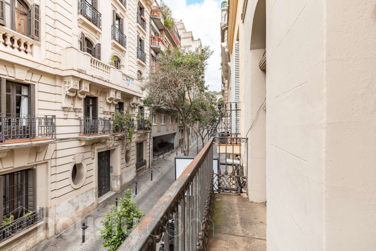 Housfy vende 🏡 casa con jardín en el Putxet i el Farró. Ubicada en una de las zonas más codiciadas, tranquilas y con mayor encanto de Barcelona, en el límite entre el bohemio barrio de Gràcia y la elegancia residencial de El Putxet, se encuentra esta singular propiedad unifamiliar construida en 1936. Una joya arquitectónica con carácter propio, ideal para quienes buscan el lujo de vivir en una casa independiente con espacios exteriores privados en pleno corazón de la ciudad. Distribución y espacios La vivienda cuenta con 172 m² construidos (verificados con la Dirección General de Catastro) distribuidos en varias plantas, ofreciendo una excelente versatilidad de reforma para adaptarla a tus necesidades: Planta Baja (75 m² + 90 m² de jardín): Amplio espacio principal con acceso directo a un extraordinario jardín privado de 90 m², un verdadero oasis urbano perfecto para crear zonas de chill-out, comedor exterior o zona ajardinada. Planta Primera (58 m² + 16 m² de terraza): Espacio ideal para dormitorios o zona de noche, con salida a una disfrutable terraza soleada de 16 m². Planta Segunda (49 m² de terraza solárium + Torreón): Gran terraza superior con vistas despejadas y acceso a un pequeño torreón independiente, un elemento arquitectónico único ideal como estudio, zona de lectura o mirador. Entorno, servicios y comunicaciones Ubicada en la intersección estratégica entre Vallcarca i els Penitents / El Putxet y la parte alta de Gràcia, la zona destaca por combinar la vida de barrio tradicional con la máxima tranquilidad residencial. Transporte y comunicaciones: Excelente conexión con el centro de la ciudad y las salidas de Barcelona. A pocos minutos a pie de las estaciones de metro Vallcarca (L3) y Lesseps (L3), así como de la estación de FGC El Putxet (L7). Múltiples líneas de autobús urbano (H6, V17, 22, 27) y rápido acceso en coche a la Ronda de Dalt. Servicios y equipamientos: Rodeada de comercios de proximidad, mercados tradicionales (Mercat de Lesseps), supermercados y una amplia oferta gastronómica. Próxima a prestigiosos centros educativos (públicos, concertados e internacionales) y centros sanitarios de primer nivel. Zonas verdes y cultura: A un paseo del emblemático Park Güell, el Parc del Putxet y las icónicas plazas de Gràcia. Oportunidad única de proyecto Una propiedad de 1936 con esta superficie exterior es un producto escaso y altamente demandado en Barcelona. Representa una oportunidad extraordinaria para desarrollar un proyecto de reforma integral respetando el encanto de la época o creando una residencia de diseño contemporáneo. ¿Quieres coordinar una visita o recibir más información? Contacta con nosotros sin compromiso. Aviso legal El precio de venta no incluye gastos de la compraventa como notaría, registro, impuestos, ni tampoco honorarios agencia. Esta publicación no es vinculante. Consulta siempre la nota simple con Housfy antes de formalizar la compraventa. Sobre nosotros Housfy es la plataforma integral de servicios inmobiliarios. Nuestra combinación de expertos y tecnología pone al alcance de todo el mundo servicios cómodos, claros y seguros. AICAT número: 7922. Nos encargamos de la gestión y asesoramiento de la compra. ¡Olvídate de todo! Hacemos los trámites por ti. Y, si además necesitas financiación, ponemos a tu disposición un bróker hipotecario para ayudarte a conseguir las mejores condiciones para tu perfil económico. ¿Quieres visitarla? Contacta con Housfy y agenda tu visita sin compromiso. Más información en: housfy.com En cumplimiento de la Ley 8/2026 en Cataluña, el certificado de presencia o ausencia de amianto se encuentra en proceso de tramitación.-48