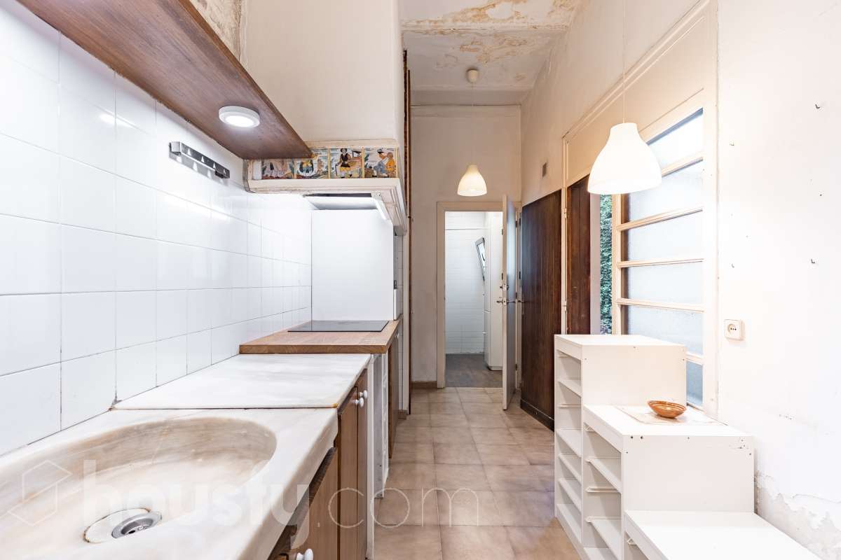 Housfy vende 🏡 casa con jardín en el Putxet i el Farró. Ubicada en una de las zonas más codiciadas, tranquilas y con mayor encanto de Barcelona, en el límite entre el bohemio barrio de Gràcia y la elegancia residencial de El Putxet, se encuentra esta singular propiedad unifamiliar construida en 1936. Una joya arquitectónica con carácter propio, ideal para quienes buscan el lujo de vivir en una casa independiente con espacios exteriores privados en pleno corazón de la ciudad. Distribución y espacios La vivienda cuenta con 172 m² construidos (verificados con la Dirección General de Catastro) distribuidos en varias plantas, ofreciendo una excelente versatilidad de reforma para adaptarla a tus necesidades: Planta Baja (75 m² + 90 m² de jardín): Amplio espacio principal con acceso directo a un extraordinario jardín privado de 90 m², un verdadero oasis urbano perfecto para crear zonas de chill-out, comedor exterior o zona ajardinada. Planta Primera (58 m² + 16 m² de terraza): Espacio ideal para dormitorios o zona de noche, con salida a una disfrutable terraza soleada de 16 m². Planta Segunda (49 m² de terraza solárium + Torreón): Gran terraza superior con vistas despejadas y acceso a un pequeño torreón independiente, un elemento arquitectónico único ideal como estudio, zona de lectura o mirador. Entorno, servicios y comunicaciones Ubicada en la intersección estratégica entre Vallcarca i els Penitents / El Putxet y la parte alta de Gràcia, la zona destaca por combinar la vida de barrio tradicional con la máxima tranquilidad residencial. Transporte y comunicaciones: Excelente conexión con el centro de la ciudad y las salidas de Barcelona. A pocos minutos a pie de las estaciones de metro Vallcarca (L3) y Lesseps (L3), así como de la estación de FGC El Putxet (L7). Múltiples líneas de autobús urbano (H6, V17, 22, 27) y rápido acceso en coche a la Ronda de Dalt. Servicios y equipamientos: Rodeada de comercios de proximidad, mercados tradicionales (Mercat de Lesseps), supermercados y una amplia oferta gastronómica. Próxima a prestigiosos centros educativos (públicos, concertados e internacionales) y centros sanitarios de primer nivel. Zonas verdes y cultura: A un paseo del emblemático Park Güell, el Parc del Putxet y las icónicas plazas de Gràcia. Oportunidad única de proyecto Una propiedad de 1936 con esta superficie exterior es un producto escaso y altamente demandado en Barcelona. Representa una oportunidad extraordinaria para desarrollar un proyecto de reforma integral respetando el encanto de la época o creando una residencia de diseño contemporáneo. ¿Quieres coordinar una visita o recibir más información? Contacta con nosotros sin compromiso. Aviso legal El precio de venta no incluye gastos de la compraventa como notaría, registro, impuestos, ni tampoco honorarios agencia. Esta publicación no es vinculante. Consulta siempre la nota simple con Housfy antes de formalizar la compraventa. Sobre nosotros Housfy es la plataforma integral de servicios inmobiliarios. Nuestra combinación de expertos y tecnología pone al alcance de todo el mundo servicios cómodos, claros y seguros. AICAT número: 7922. Nos encargamos de la gestión y asesoramiento de la compra. ¡Olvídate de todo! Hacemos los trámites por ti. Y, si además necesitas financiación, ponemos a tu disposición un bróker hipotecario para ayudarte a conseguir las mejores condiciones para tu perfil económico. ¿Quieres visitarla? Contacta con Housfy y agenda tu visita sin compromiso. Más información en: housfy.com En cumplimiento de la Ley 8/2026 en Cataluña, el certificado de presencia o ausencia de amianto se encuentra en proceso de tramitación.-12