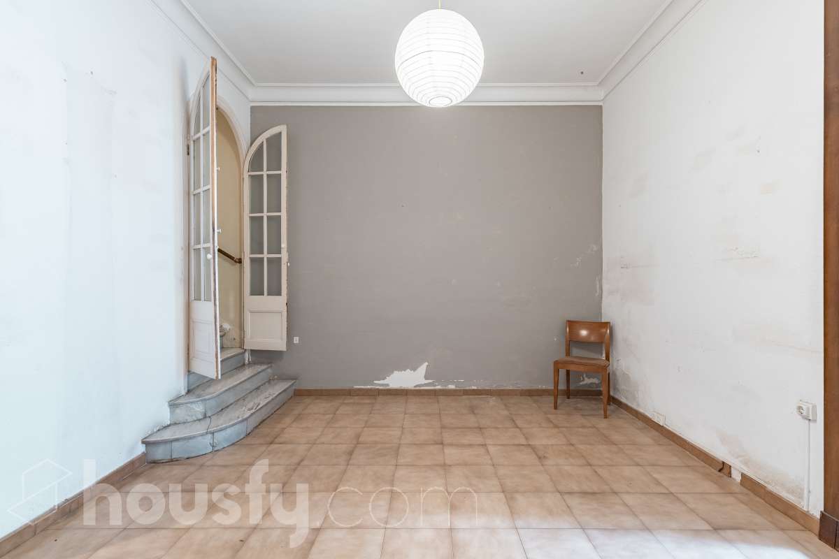 Housfy vende 🏡 casa con jardín en el Putxet i el Farró. Ubicada en una de las zonas más codiciadas, tranquilas y con mayor encanto de Barcelona, en el límite entre el bohemio barrio de Gràcia y la elegancia residencial de El Putxet, se encuentra esta singular propiedad unifamiliar construida en 1936. Una joya arquitectónica con carácter propio, ideal para quienes buscan el lujo de vivir en una casa independiente con espacios exteriores privados en pleno corazón de la ciudad. Distribución y espacios La vivienda cuenta con 172 m² construidos (verificados con la Dirección General de Catastro) distribuidos en varias plantas, ofreciendo una excelente versatilidad de reforma para adaptarla a tus necesidades: Planta Baja (75 m² + 90 m² de jardín): Amplio espacio principal con acceso directo a un extraordinario jardín privado de 90 m², un verdadero oasis urbano perfecto para crear zonas de chill-out, comedor exterior o zona ajardinada. Planta Primera (58 m² + 16 m² de terraza): Espacio ideal para dormitorios o zona de noche, con salida a una disfrutable terraza soleada de 16 m². Planta Segunda (49 m² de terraza solárium + Torreón): Gran terraza superior con vistas despejadas y acceso a un pequeño torreón independiente, un elemento arquitectónico único ideal como estudio, zona de lectura o mirador. Entorno, servicios y comunicaciones Ubicada en la intersección estratégica entre Vallcarca i els Penitents / El Putxet y la parte alta de Gràcia, la zona destaca por combinar la vida de barrio tradicional con la máxima tranquilidad residencial. Transporte y comunicaciones: Excelente conexión con el centro de la ciudad y las salidas de Barcelona. A pocos minutos a pie de las estaciones de metro Vallcarca (L3) y Lesseps (L3), así como de la estación de FGC El Putxet (L7). Múltiples líneas de autobús urbano (H6, V17, 22, 27) y rápido acceso en coche a la Ronda de Dalt. Servicios y equipamientos: Rodeada de comercios de proximidad, mercados tradicionales (Mercat de Lesseps), supermercados y una amplia oferta gastronómica. Próxima a prestigiosos centros educativos (públicos, concertados e internacionales) y centros sanitarios de primer nivel. Zonas verdes y cultura: A un paseo del emblemático Park Güell, el Parc del Putxet y las icónicas plazas de Gràcia. Oportunidad única de proyecto Una propiedad de 1936 con esta superficie exterior es un producto escaso y altamente demandado en Barcelona. Representa una oportunidad extraordinaria para desarrollar un proyecto de reforma integral respetando el encanto de la época o creando una residencia de diseño contemporáneo. ¿Quieres coordinar una visita o recibir más información? Contacta con nosotros sin compromiso. Aviso legal El precio de venta no incluye gastos de la compraventa como notaría, registro, impuestos, ni tampoco honorarios agencia. Esta publicación no es vinculante. Consulta siempre la nota simple con Housfy antes de formalizar la compraventa. Sobre nosotros Housfy es la plataforma integral de servicios inmobiliarios. Nuestra combinación de expertos y tecnología pone al alcance de todo el mundo servicios cómodos, claros y seguros. AICAT número: 7922. Nos encargamos de la gestión y asesoramiento de la compra. ¡Olvídate de todo! Hacemos los trámites por ti. Y, si además necesitas financiación, ponemos a tu disposición un bróker hipotecario para ayudarte a conseguir las mejores condiciones para tu perfil económico. ¿Quieres visitarla? Contacta con Housfy y agenda tu visita sin compromiso. Más información en: housfy.com En cumplimiento de la Ley 8/2026 en Cataluña, el certificado de presencia o ausencia de amianto se encuentra en proceso de tramitación.-9