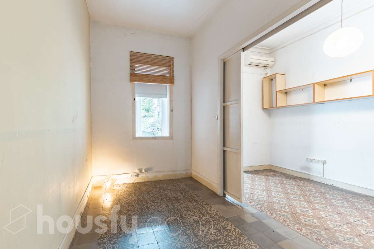 Housfy vende 🏡 casa con jardín en el Putxet i el Farró. Ubicada en una de las zonas más codiciadas, tranquilas y con mayor encanto de Barcelona, en el límite entre el bohemio barrio de Gràcia y la elegancia residencial de El Putxet, se encuentra esta singular propiedad unifamiliar construida en 1936. Una joya arquitectónica con carácter propio, ideal para quienes buscan el lujo de vivir en una casa independiente con espacios exteriores privados en pleno corazón de la ciudad. Distribución y espacios La vivienda cuenta con 172 m² construidos (verificados con la Dirección General de Catastro) distribuidos en varias plantas, ofreciendo una excelente versatilidad de reforma para adaptarla a tus necesidades: Planta Baja (75 m² + 90 m² de jardín): Amplio espacio principal con acceso directo a un extraordinario jardín privado de 90 m², un verdadero oasis urbano perfecto para crear zonas de chill-out, comedor exterior o zona ajardinada. Planta Primera (58 m² + 16 m² de terraza): Espacio ideal para dormitorios o zona de noche, con salida a una disfrutable terraza soleada de 16 m². Planta Segunda (49 m² de terraza solárium + Torreón): Gran terraza superior con vistas despejadas y acceso a un pequeño torreón independiente, un elemento arquitectónico único ideal como estudio, zona de lectura o mirador. Entorno, servicios y comunicaciones Ubicada en la intersección estratégica entre Vallcarca i els Penitents / El Putxet y la parte alta de Gràcia, la zona destaca por combinar la vida de barrio tradicional con la máxima tranquilidad residencial. Transporte y comunicaciones: Excelente conexión con el centro de la ciudad y las salidas de Barcelona. A pocos minutos a pie de las estaciones de metro Vallcarca (L3) y Lesseps (L3), así como de la estación de FGC El Putxet (L7). Múltiples líneas de autobús urbano (H6, V17, 22, 27) y rápido acceso en coche a la Ronda de Dalt. Servicios y equipamientos: Rodeada de comercios de proximidad, mercados tradicionales (Mercat de Lesseps), supermercados y una amplia oferta gastronómica. Próxima a prestigiosos centros educativos (públicos, concertados e internacionales) y centros sanitarios de primer nivel. Zonas verdes y cultura: A un paseo del emblemático Park Güell, el Parc del Putxet y las icónicas plazas de Gràcia. Oportunidad única de proyecto Una propiedad de 1936 con esta superficie exterior es un producto escaso y altamente demandado en Barcelona. Representa una oportunidad extraordinaria para desarrollar un proyecto de reforma integral respetando el encanto de la época o creando una residencia de diseño contemporáneo. ¿Quieres coordinar una visita o recibir más información? Contacta con nosotros sin compromiso. Aviso legal El precio de venta no incluye gastos de la compraventa como notaría, registro, impuestos, ni tampoco honorarios agencia. Esta publicación no es vinculante. Consulta siempre la nota simple con Housfy antes de formalizar la compraventa. Sobre nosotros Housfy es la plataforma integral de servicios inmobiliarios. Nuestra combinación de expertos y tecnología pone al alcance de todo el mundo servicios cómodos, claros y seguros. AICAT número: 7922. Nos encargamos de la gestión y asesoramiento de la compra. ¡Olvídate de todo! Hacemos los trámites por ti. Y, si además necesitas financiación, ponemos a tu disposición un bróker hipotecario para ayudarte a conseguir las mejores condiciones para tu perfil económico. ¿Quieres visitarla? Contacta con Housfy y agenda tu visita sin compromiso. Más información en: housfy.com En cumplimiento de la Ley 8/2026 en Cataluña, el certificado de presencia o ausencia de amianto se encuentra en proceso de tramitación.-24