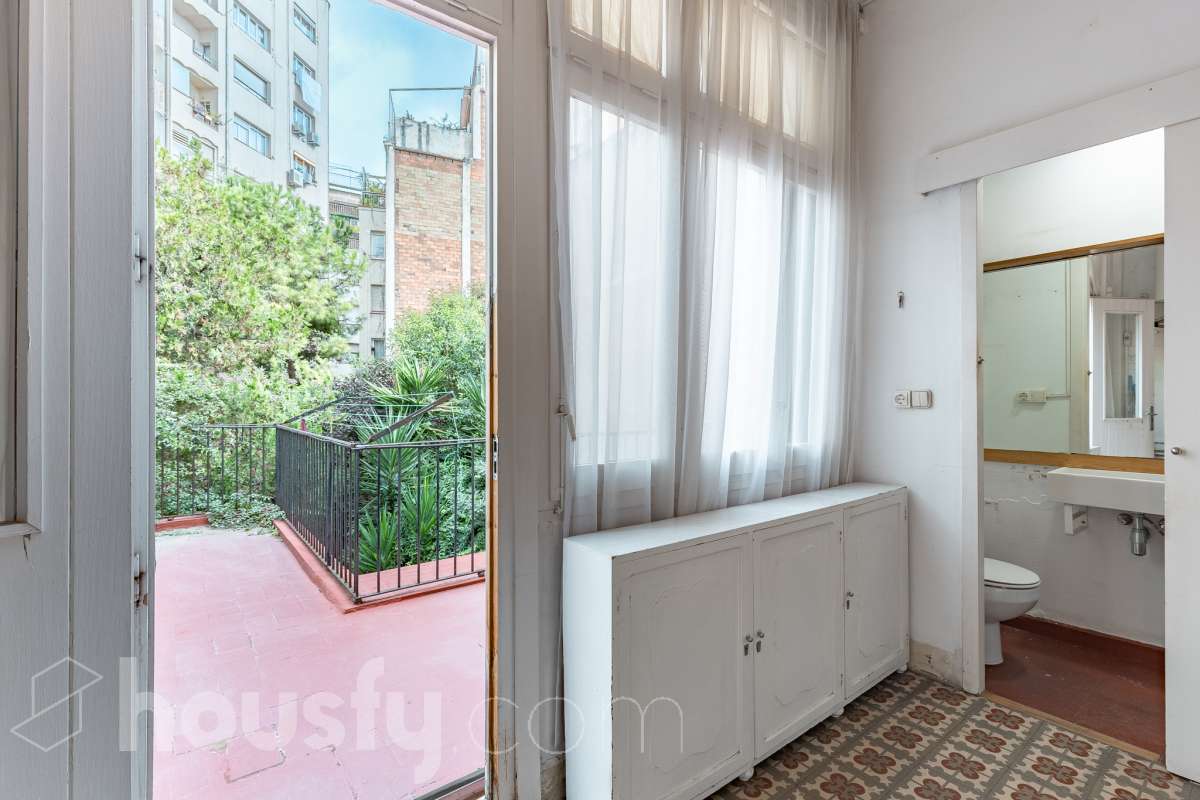 Housfy vende 🏡 casa con jardín en el Putxet i el Farró. Ubicada en una de las zonas más codiciadas, tranquilas y con mayor encanto de Barcelona, en el límite entre el bohemio barrio de Gràcia y la elegancia residencial de El Putxet, se encuentra esta singular propiedad unifamiliar construida en 1936. Una joya arquitectónica con carácter propio, ideal para quienes buscan el lujo de vivir en una casa independiente con espacios exteriores privados en pleno corazón de la ciudad. Distribución y espacios La vivienda cuenta con 172 m² construidos (verificados con la Dirección General de Catastro) distribuidos en varias plantas, ofreciendo una excelente versatilidad de reforma para adaptarla a tus necesidades: Planta Baja (75 m² + 90 m² de jardín): Amplio espacio principal con acceso directo a un extraordinario jardín privado de 90 m², un verdadero oasis urbano perfecto para crear zonas de chill-out, comedor exterior o zona ajardinada. Planta Primera (58 m² + 16 m² de terraza): Espacio ideal para dormitorios o zona de noche, con salida a una disfrutable terraza soleada de 16 m². Planta Segunda (49 m² de terraza solárium + Torreón): Gran terraza superior con vistas despejadas y acceso a un pequeño torreón independiente, un elemento arquitectónico único ideal como estudio, zona de lectura o mirador. Entorno, servicios y comunicaciones Ubicada en la intersección estratégica entre Vallcarca i els Penitents / El Putxet y la parte alta de Gràcia, la zona destaca por combinar la vida de barrio tradicional con la máxima tranquilidad residencial. Transporte y comunicaciones: Excelente conexión con el centro de la ciudad y las salidas de Barcelona. A pocos minutos a pie de las estaciones de metro Vallcarca (L3) y Lesseps (L3), así como de la estación de FGC El Putxet (L7). Múltiples líneas de autobús urbano (H6, V17, 22, 27) y rápido acceso en coche a la Ronda de Dalt. Servicios y equipamientos: Rodeada de comercios de proximidad, mercados tradicionales (Mercat de Lesseps), supermercados y una amplia oferta gastronómica. Próxima a prestigiosos centros educativos (públicos, concertados e internacionales) y centros sanitarios de primer nivel. Zonas verdes y cultura: A un paseo del emblemático Park Güell, el Parc del Putxet y las icónicas plazas de Gràcia. Oportunidad única de proyecto Una propiedad de 1936 con esta superficie exterior es un producto escaso y altamente demandado en Barcelona. Representa una oportunidad extraordinaria para desarrollar un proyecto de reforma integral respetando el encanto de la época o creando una residencia de diseño contemporáneo. ¿Quieres coordinar una visita o recibir más información? Contacta con nosotros sin compromiso. Aviso legal El precio de venta no incluye gastos de la compraventa como notaría, registro, impuestos, ni tampoco honorarios agencia. Esta publicación no es vinculante. Consulta siempre la nota simple con Housfy antes de formalizar la compraventa. Sobre nosotros Housfy es la plataforma integral de servicios inmobiliarios. Nuestra combinación de expertos y tecnología pone al alcance de todo el mundo servicios cómodos, claros y seguros. AICAT número: 7922. Nos encargamos de la gestión y asesoramiento de la compra. ¡Olvídate de todo! Hacemos los trámites por ti. Y, si además necesitas financiación, ponemos a tu disposición un bróker hipotecario para ayudarte a conseguir las mejores condiciones para tu perfil económico. ¿Quieres visitarla? Contacta con Housfy y agenda tu visita sin compromiso. Más información en: housfy.com En cumplimiento de la Ley 8/2026 en Cataluña, el certificado de presencia o ausencia de amianto se encuentra en proceso de tramitación.-29
