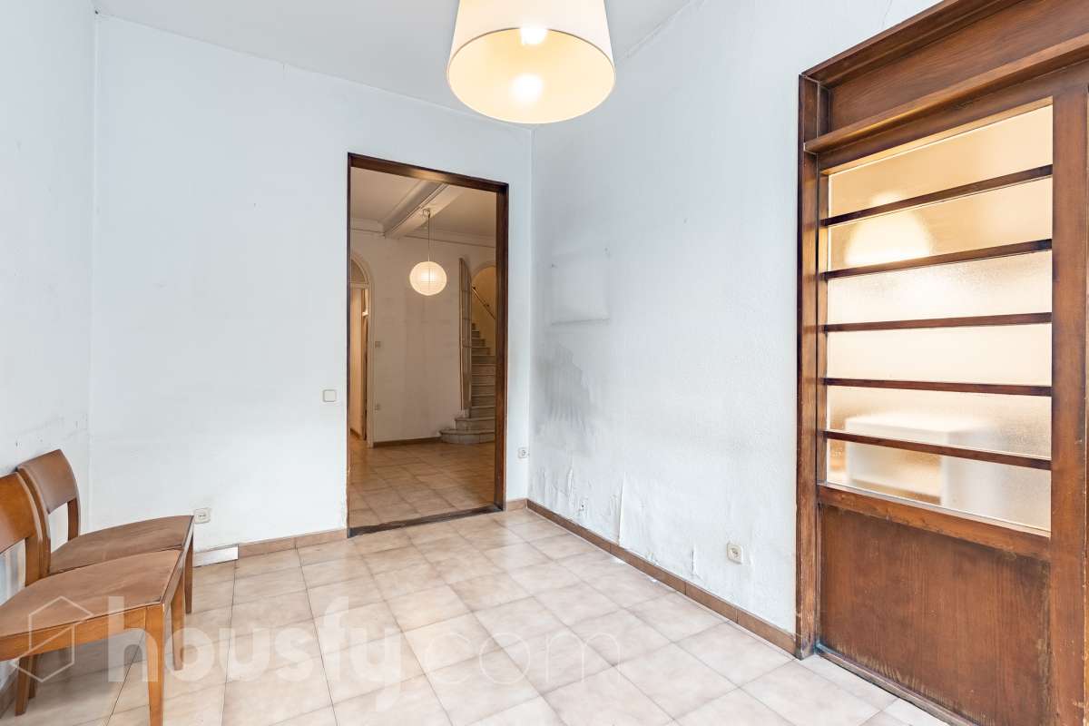 Housfy vende 🏡 casa con jardín en el Putxet i el Farró. Ubicada en una de las zonas más codiciadas, tranquilas y con mayor encanto de Barcelona, en el límite entre el bohemio barrio de Gràcia y la elegancia residencial de El Putxet, se encuentra esta singular propiedad unifamiliar construida en 1936. Una joya arquitectónica con carácter propio, ideal para quienes buscan el lujo de vivir en una casa independiente con espacios exteriores privados en pleno corazón de la ciudad. Distribución y espacios La vivienda cuenta con 172 m² construidos (verificados con la Dirección General de Catastro) distribuidos en varias plantas, ofreciendo una excelente versatilidad de reforma para adaptarla a tus necesidades: Planta Baja (75 m² + 90 m² de jardín): Amplio espacio principal con acceso directo a un extraordinario jardín privado de 90 m², un verdadero oasis urbano perfecto para crear zonas de chill-out, comedor exterior o zona ajardinada. Planta Primera (58 m² + 16 m² de terraza): Espacio ideal para dormitorios o zona de noche, con salida a una disfrutable terraza soleada de 16 m². Planta Segunda (49 m² de terraza solárium + Torreón): Gran terraza superior con vistas despejadas y acceso a un pequeño torreón independiente, un elemento arquitectónico único ideal como estudio, zona de lectura o mirador. Entorno, servicios y comunicaciones Ubicada en la intersección estratégica entre Vallcarca i els Penitents / El Putxet y la parte alta de Gràcia, la zona destaca por combinar la vida de barrio tradicional con la máxima tranquilidad residencial. Transporte y comunicaciones: Excelente conexión con el centro de la ciudad y las salidas de Barcelona. A pocos minutos a pie de las estaciones de metro Vallcarca (L3) y Lesseps (L3), así como de la estación de FGC El Putxet (L7). Múltiples líneas de autobús urbano (H6, V17, 22, 27) y rápido acceso en coche a la Ronda de Dalt. Servicios y equipamientos: Rodeada de comercios de proximidad, mercados tradicionales (Mercat de Lesseps), supermercados y una amplia oferta gastronómica. Próxima a prestigiosos centros educativos (públicos, concertados e internacionales) y centros sanitarios de primer nivel. Zonas verdes y cultura: A un paseo del emblemático Park Güell, el Parc del Putxet y las icónicas plazas de Gràcia. Oportunidad única de proyecto Una propiedad de 1936 con esta superficie exterior es un producto escaso y altamente demandado en Barcelona. Representa una oportunidad extraordinaria para desarrollar un proyecto de reforma integral respetando el encanto de la época o creando una residencia de diseño contemporáneo. ¿Quieres coordinar una visita o recibir más información? Contacta con nosotros sin compromiso. Aviso legal El precio de venta no incluye gastos de la compraventa como notaría, registro, impuestos, ni tampoco honorarios agencia. Esta publicación no es vinculante. Consulta siempre la nota simple con Housfy antes de formalizar la compraventa. Sobre nosotros Housfy es la plataforma integral de servicios inmobiliarios. Nuestra combinación de expertos y tecnología pone al alcance de todo el mundo servicios cómodos, claros y seguros. AICAT número: 7922. Nos encargamos de la gestión y asesoramiento de la compra. ¡Olvídate de todo! Hacemos los trámites por ti. Y, si además necesitas financiación, ponemos a tu disposición un bróker hipotecario para ayudarte a conseguir las mejores condiciones para tu perfil económico. ¿Quieres visitarla? Contacta con Housfy y agenda tu visita sin compromiso. Más información en: housfy.com En cumplimiento de la Ley 8/2026 en Cataluña, el certificado de presencia o ausencia de amianto se encuentra en proceso de tramitación.-42