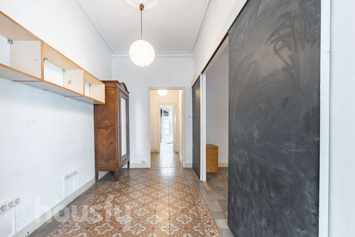 Housfy vende 🏡 casa con jardín en el Putxet i el Farró. Ubicada en una de las zonas más codiciadas, tranquilas y con mayor encanto de Barcelona, en el límite entre el bohemio barrio de Gràcia y la elegancia residencial de El Putxet, se encuentra esta singular propiedad unifamiliar construida en 1936. Una joya arquitectónica con carácter propio, ideal para quienes buscan el lujo de vivir en una casa independiente con espacios exteriores privados en pleno corazón de la ciudad. Distribución y espacios La vivienda cuenta con 172 m² construidos (verificados con la Dirección General de Catastro) distribuidos en varias plantas, ofreciendo una excelente versatilidad de reforma para adaptarla a tus necesidades: Planta Baja (75 m² + 90 m² de jardín): Amplio espacio principal con acceso directo a un extraordinario jardín privado de 90 m², un verdadero oasis urbano perfecto para crear zonas de chill-out, comedor exterior o zona ajardinada. Planta Primera (58 m² + 16 m² de terraza): Espacio ideal para dormitorios o zona de noche, con salida a una disfrutable terraza soleada de 16 m². Planta Segunda (49 m² de terraza solárium + Torreón): Gran terraza superior con vistas despejadas y acceso a un pequeño torreón independiente, un elemento arquitectónico único ideal como estudio, zona de lectura o mirador. Entorno, servicios y comunicaciones Ubicada en la intersección estratégica entre Vallcarca i els Penitents / El Putxet y la parte alta de Gràcia, la zona destaca por combinar la vida de barrio tradicional con la máxima tranquilidad residencial. Transporte y comunicaciones: Excelente conexión con el centro de la ciudad y las salidas de Barcelona. A pocos minutos a pie de las estaciones de metro Vallcarca (L3) y Lesseps (L3), así como de la estación de FGC El Putxet (L7). Múltiples líneas de autobús urbano (H6, V17, 22, 27) y rápido acceso en coche a la Ronda de Dalt. Servicios y equipamientos: Rodeada de comercios de proximidad, mercados tradicionales (Mercat de Lesseps), supermercados y una amplia oferta gastronómica. Próxima a prestigiosos centros educativos (públicos, concertados e internacionales) y centros sanitarios de primer nivel. Zonas verdes y cultura: A un paseo del emblemático Park Güell, el Parc del Putxet y las icónicas plazas de Gràcia. Oportunidad única de proyecto Una propiedad de 1936 con esta superficie exterior es un producto escaso y altamente demandado en Barcelona. Representa una oportunidad extraordinaria para desarrollar un proyecto de reforma integral respetando el encanto de la época o creando una residencia de diseño contemporáneo. ¿Quieres coordinar una visita o recibir más información? Contacta con nosotros sin compromiso. Aviso legal El precio de venta no incluye gastos de la compraventa como notaría, registro, impuestos, ni tampoco honorarios agencia. Esta publicación no es vinculante. Consulta siempre la nota simple con Housfy antes de formalizar la compraventa. Sobre nosotros Housfy es la plataforma integral de servicios inmobiliarios. Nuestra combinación de expertos y tecnología pone al alcance de todo el mundo servicios cómodos, claros y seguros. AICAT número: 7922. Nos encargamos de la gestión y asesoramiento de la compra. ¡Olvídate de todo! Hacemos los trámites por ti. Y, si además necesitas financiación, ponemos a tu disposición un bróker hipotecario para ayudarte a conseguir las mejores condiciones para tu perfil económico. ¿Quieres visitarla? Contacta con Housfy y agenda tu visita sin compromiso. Más información en: housfy.com En cumplimiento de la Ley 8/2026 en Cataluña, el certificado de presencia o ausencia de amianto se encuentra en proceso de tramitación.-26