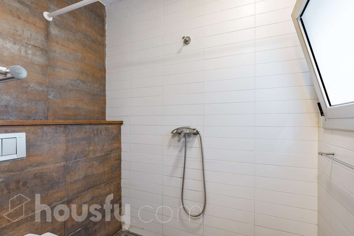 Housfy vende 🏡 casa con jardín en el Putxet i el Farró. Ubicada en una de las zonas más codiciadas, tranquilas y con mayor encanto de Barcelona, en el límite entre el bohemio barrio de Gràcia y la elegancia residencial de El Putxet, se encuentra esta singular propiedad unifamiliar construida en 1936. Una joya arquitectónica con carácter propio, ideal para quienes buscan el lujo de vivir en una casa independiente con espacios exteriores privados en pleno corazón de la ciudad. Distribución y espacios La vivienda cuenta con 172 m² construidos (verificados con la Dirección General de Catastro) distribuidos en varias plantas, ofreciendo una excelente versatilidad de reforma para adaptarla a tus necesidades: Planta Baja (75 m² + 90 m² de jardín): Amplio espacio principal con acceso directo a un extraordinario jardín privado de 90 m², un verdadero oasis urbano perfecto para crear zonas de chill-out, comedor exterior o zona ajardinada. Planta Primera (58 m² + 16 m² de terraza): Espacio ideal para dormitorios o zona de noche, con salida a una disfrutable terraza soleada de 16 m². Planta Segunda (49 m² de terraza solárium + Torreón): Gran terraza superior con vistas despejadas y acceso a un pequeño torreón independiente, un elemento arquitectónico único ideal como estudio, zona de lectura o mirador. Entorno, servicios y comunicaciones Ubicada en la intersección estratégica entre Vallcarca i els Penitents / El Putxet y la parte alta de Gràcia, la zona destaca por combinar la vida de barrio tradicional con la máxima tranquilidad residencial. Transporte y comunicaciones: Excelente conexión con el centro de la ciudad y las salidas de Barcelona. A pocos minutos a pie de las estaciones de metro Vallcarca (L3) y Lesseps (L3), así como de la estación de FGC El Putxet (L7). Múltiples líneas de autobús urbano (H6, V17, 22, 27) y rápido acceso en coche a la Ronda de Dalt. Servicios y equipamientos: Rodeada de comercios de proximidad, mercados tradicionales (Mercat de Lesseps), supermercados y una amplia oferta gastronómica. Próxima a prestigiosos centros educativos (públicos, concertados e internacionales) y centros sanitarios de primer nivel. Zonas verdes y cultura: A un paseo del emblemático Park Güell, el Parc del Putxet y las icónicas plazas de Gràcia. Oportunidad única de proyecto Una propiedad de 1936 con esta superficie exterior es un producto escaso y altamente demandado en Barcelona. Representa una oportunidad extraordinaria para desarrollar un proyecto de reforma integral respetando el encanto de la época o creando una residencia de diseño contemporáneo. ¿Quieres coordinar una visita o recibir más información? Contacta con nosotros sin compromiso. Aviso legal El precio de venta no incluye gastos de la compraventa como notaría, registro, impuestos, ni tampoco honorarios agencia. Esta publicación no es vinculante. Consulta siempre la nota simple con Housfy antes de formalizar la compraventa. Sobre nosotros Housfy es la plataforma integral de servicios inmobiliarios. Nuestra combinación de expertos y tecnología pone al alcance de todo el mundo servicios cómodos, claros y seguros. AICAT número: 7922. Nos encargamos de la gestión y asesoramiento de la compra. ¡Olvídate de todo! Hacemos los trámites por ti. Y, si además necesitas financiación, ponemos a tu disposición un bróker hipotecario para ayudarte a conseguir las mejores condiciones para tu perfil económico. ¿Quieres visitarla? Contacta con Housfy y agenda tu visita sin compromiso. Más información en: housfy.com En cumplimiento de la Ley 8/2026 en Cataluña, el certificado de presencia o ausencia de amianto se encuentra en proceso de tramitación.-19