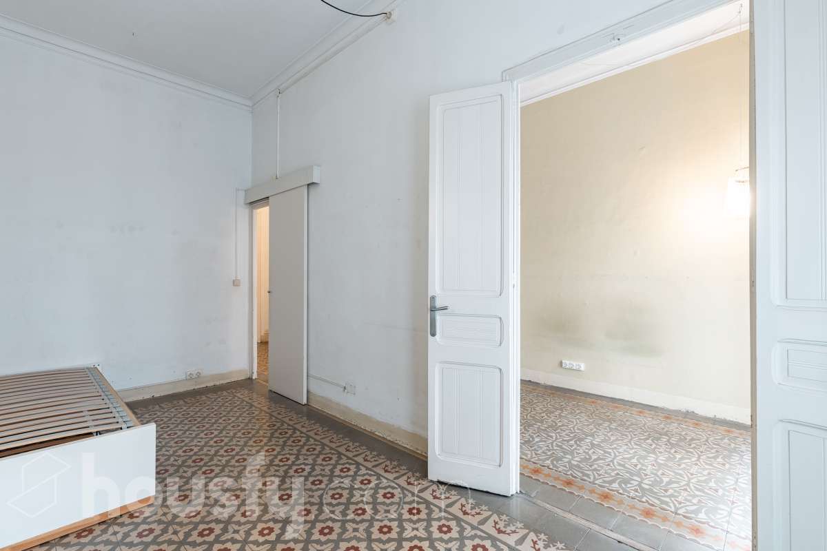 Housfy vende 🏡 casa con jardín en el Putxet i el Farró. Ubicada en una de las zonas más codiciadas, tranquilas y con mayor encanto de Barcelona, en el límite entre el bohemio barrio de Gràcia y la elegancia residencial de El Putxet, se encuentra esta singular propiedad unifamiliar construida en 1936. Una joya arquitectónica con carácter propio, ideal para quienes buscan el lujo de vivir en una casa independiente con espacios exteriores privados en pleno corazón de la ciudad. Distribución y espacios La vivienda cuenta con 172 m² construidos (verificados con la Dirección General de Catastro) distribuidos en varias plantas, ofreciendo una excelente versatilidad de reforma para adaptarla a tus necesidades: Planta Baja (75 m² + 90 m² de jardín): Amplio espacio principal con acceso directo a un extraordinario jardín privado de 90 m², un verdadero oasis urbano perfecto para crear zonas de chill-out, comedor exterior o zona ajardinada. Planta Primera (58 m² + 16 m² de terraza): Espacio ideal para dormitorios o zona de noche, con salida a una disfrutable terraza soleada de 16 m². Planta Segunda (49 m² de terraza solárium + Torreón): Gran terraza superior con vistas despejadas y acceso a un pequeño torreón independiente, un elemento arquitectónico único ideal como estudio, zona de lectura o mirador. Entorno, servicios y comunicaciones Ubicada en la intersección estratégica entre Vallcarca i els Penitents / El Putxet y la parte alta de Gràcia, la zona destaca por combinar la vida de barrio tradicional con la máxima tranquilidad residencial. Transporte y comunicaciones: Excelente conexión con el centro de la ciudad y las salidas de Barcelona. A pocos minutos a pie de las estaciones de metro Vallcarca (L3) y Lesseps (L3), así como de la estación de FGC El Putxet (L7). Múltiples líneas de autobús urbano (H6, V17, 22, 27) y rápido acceso en coche a la Ronda de Dalt. Servicios y equipamientos: Rodeada de comercios de proximidad, mercados tradicionales (Mercat de Lesseps), supermercados y una amplia oferta gastronómica. Próxima a prestigiosos centros educativos (públicos, concertados e internacionales) y centros sanitarios de primer nivel. Zonas verdes y cultura: A un paseo del emblemático Park Güell, el Parc del Putxet y las icónicas plazas de Gràcia. Oportunidad única de proyecto Una propiedad de 1936 con esta superficie exterior es un producto escaso y altamente demandado en Barcelona. Representa una oportunidad extraordinaria para desarrollar un proyecto de reforma integral respetando el encanto de la época o creando una residencia de diseño contemporáneo. ¿Quieres coordinar una visita o recibir más información? Contacta con nosotros sin compromiso. Aviso legal El precio de venta no incluye gastos de la compraventa como notaría, registro, impuestos, ni tampoco honorarios agencia. Esta publicación no es vinculante. Consulta siempre la nota simple con Housfy antes de formalizar la compraventa. Sobre nosotros Housfy es la plataforma integral de servicios inmobiliarios. Nuestra combinación de expertos y tecnología pone al alcance de todo el mundo servicios cómodos, claros y seguros. AICAT número: 7922. Nos encargamos de la gestión y asesoramiento de la compra. ¡Olvídate de todo! Hacemos los trámites por ti. Y, si además necesitas financiación, ponemos a tu disposición un bróker hipotecario para ayudarte a conseguir las mejores condiciones para tu perfil económico. ¿Quieres visitarla? Contacta con Housfy y agenda tu visita sin compromiso. Más información en: housfy.com En cumplimiento de la Ley 8/2026 en Cataluña, el certificado de presencia o ausencia de amianto se encuentra en proceso de tramitación.-37