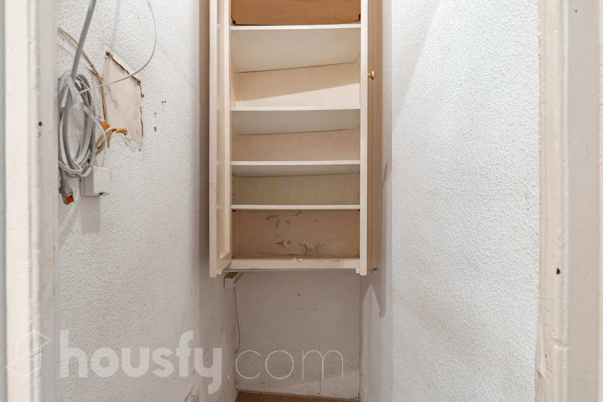 Housfy vende 🏡 casa con jardín en el Putxet i el Farró. Ubicada en una de las zonas más codiciadas, tranquilas y con mayor encanto de Barcelona, en el límite entre el bohemio barrio de Gràcia y la elegancia residencial de El Putxet, se encuentra esta singular propiedad unifamiliar construida en 1936. Una joya arquitectónica con carácter propio, ideal para quienes buscan el lujo de vivir en una casa independiente con espacios exteriores privados en pleno corazón de la ciudad. Distribución y espacios La vivienda cuenta con 172 m² construidos (verificados con la Dirección General de Catastro) distribuidos en varias plantas, ofreciendo una excelente versatilidad de reforma para adaptarla a tus necesidades: Planta Baja (75 m² + 90 m² de jardín): Amplio espacio principal con acceso directo a un extraordinario jardín privado de 90 m², un verdadero oasis urbano perfecto para crear zonas de chill-out, comedor exterior o zona ajardinada. Planta Primera (58 m² + 16 m² de terraza): Espacio ideal para dormitorios o zona de noche, con salida a una disfrutable terraza soleada de 16 m². Planta Segunda (49 m² de terraza solárium + Torreón): Gran terraza superior con vistas despejadas y acceso a un pequeño torreón independiente, un elemento arquitectónico único ideal como estudio, zona de lectura o mirador. Entorno, servicios y comunicaciones Ubicada en la intersección estratégica entre Vallcarca i els Penitents / El Putxet y la parte alta de Gràcia, la zona destaca por combinar la vida de barrio tradicional con la máxima tranquilidad residencial. Transporte y comunicaciones: Excelente conexión con el centro de la ciudad y las salidas de Barcelona. A pocos minutos a pie de las estaciones de metro Vallcarca (L3) y Lesseps (L3), así como de la estación de FGC El Putxet (L7). Múltiples líneas de autobús urbano (H6, V17, 22, 27) y rápido acceso en coche a la Ronda de Dalt. Servicios y equipamientos: Rodeada de comercios de proximidad, mercados tradicionales (Mercat de Lesseps), supermercados y una amplia oferta gastronómica. Próxima a prestigiosos centros educativos (públicos, concertados e internacionales) y centros sanitarios de primer nivel. Zonas verdes y cultura: A un paseo del emblemático Park Güell, el Parc del Putxet y las icónicas plazas de Gràcia. Oportunidad única de proyecto Una propiedad de 1936 con esta superficie exterior es un producto escaso y altamente demandado en Barcelona. Representa una oportunidad extraordinaria para desarrollar un proyecto de reforma integral respetando el encanto de la época o creando una residencia de diseño contemporáneo. ¿Quieres coordinar una visita o recibir más información? Contacta con nosotros sin compromiso. Aviso legal El precio de venta no incluye gastos de la compraventa como notaría, registro, impuestos, ni tampoco honorarios agencia. Esta publicación no es vinculante. Consulta siempre la nota simple con Housfy antes de formalizar la compraventa. Sobre nosotros Housfy es la plataforma integral de servicios inmobiliarios. Nuestra combinación de expertos y tecnología pone al alcance de todo el mundo servicios cómodos, claros y seguros. AICAT número: 7922. Nos encargamos de la gestión y asesoramiento de la compra. ¡Olvídate de todo! Hacemos los trámites por ti. Y, si además necesitas financiación, ponemos a tu disposición un bróker hipotecario para ayudarte a conseguir las mejores condiciones para tu perfil económico. ¿Quieres visitarla? Contacta con Housfy y agenda tu visita sin compromiso. Más información en: housfy.com En cumplimiento de la Ley 8/2026 en Cataluña, el certificado de presencia o ausencia de amianto se encuentra en proceso de tramitación.-60