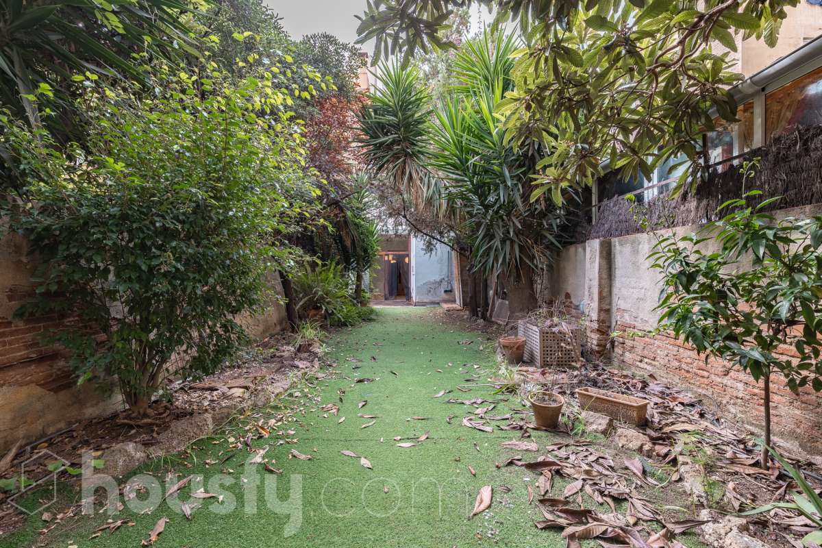 Housfy vende 🏡 casa con jardín en el Putxet i el Farró. Ubicada en una de las zonas más codiciadas, tranquilas y con mayor encanto de Barcelona, en el límite entre el bohemio barrio de Gràcia y la elegancia residencial de El Putxet, se encuentra esta singular propiedad unifamiliar construida en 1936. Una joya arquitectónica con carácter propio, ideal para quienes buscan el lujo de vivir en una casa independiente con espacios exteriores privados en pleno corazón de la ciudad. Distribución y espacios La vivienda cuenta con 172 m² construidos (verificados con la Dirección General de Catastro) distribuidos en varias plantas, ofreciendo una excelente versatilidad de reforma para adaptarla a tus necesidades: Planta Baja (75 m² + 90 m² de jardín): Amplio espacio principal con acceso directo a un extraordinario jardín privado de 90 m², un verdadero oasis urbano perfecto para crear zonas de chill-out, comedor exterior o zona ajardinada. Planta Primera (58 m² + 16 m² de terraza): Espacio ideal para dormitorios o zona de noche, con salida a una disfrutable terraza soleada de 16 m². Planta Segunda (49 m² de terraza solárium + Torreón): Gran terraza superior con vistas despejadas y acceso a un pequeño torreón independiente, un elemento arquitectónico único ideal como estudio, zona de lectura o mirador. Entorno, servicios y comunicaciones Ubicada en la intersección estratégica entre Vallcarca i els Penitents / El Putxet y la parte alta de Gràcia, la zona destaca por combinar la vida de barrio tradicional con la máxima tranquilidad residencial. Transporte y comunicaciones: Excelente conexión con el centro de la ciudad y las salidas de Barcelona. A pocos minutos a pie de las estaciones de metro Vallcarca (L3) y Lesseps (L3), así como de la estación de FGC El Putxet (L7). Múltiples líneas de autobús urbano (H6, V17, 22, 27) y rápido acceso en coche a la Ronda de Dalt. Servicios y equipamientos: Rodeada de comercios de proximidad, mercados tradicionales (Mercat de Lesseps), supermercados y una amplia oferta gastronómica. Próxima a prestigiosos centros educativos (públicos, concertados e internacionales) y centros sanitarios de primer nivel. Zonas verdes y cultura: A un paseo del emblemático Park Güell, el Parc del Putxet y las icónicas plazas de Gràcia. Oportunidad única de proyecto Una propiedad de 1936 con esta superficie exterior es un producto escaso y altamente demandado en Barcelona. Representa una oportunidad extraordinaria para desarrollar un proyecto de reforma integral respetando el encanto de la época o creando una residencia de diseño contemporáneo. ¿Quieres coordinar una visita o recibir más información? Contacta con nosotros sin compromiso. Aviso legal El precio de venta no incluye gastos de la compraventa como notaría, registro, impuestos, ni tampoco honorarios agencia. Esta publicación no es vinculante. Consulta siempre la nota simple con Housfy antes de formalizar la compraventa. Sobre nosotros Housfy es la plataforma integral de servicios inmobiliarios. Nuestra combinación de expertos y tecnología pone al alcance de todo el mundo servicios cómodos, claros y seguros. AICAT número: 7922. Nos encargamos de la gestión y asesoramiento de la compra. ¡Olvídate de todo! Hacemos los trámites por ti. Y, si además necesitas financiación, ponemos a tu disposición un bróker hipotecario para ayudarte a conseguir las mejores condiciones para tu perfil económico. ¿Quieres visitarla? Contacta con Housfy y agenda tu visita sin compromiso. Más información en: housfy.com En cumplimiento de la Ley 8/2026 en Cataluña, el certificado de presencia o ausencia de amianto se encuentra en proceso de tramitación.-2