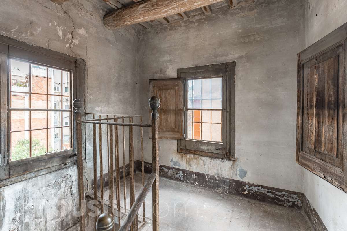 Housfy vende 🏡 casa con jardín en el Putxet i el Farró. Ubicada en una de las zonas más codiciadas, tranquilas y con mayor encanto de Barcelona, en el límite entre el bohemio barrio de Gràcia y la elegancia residencial de El Putxet, se encuentra esta singular propiedad unifamiliar construida en 1936. Una joya arquitectónica con carácter propio, ideal para quienes buscan el lujo de vivir en una casa independiente con espacios exteriores privados en pleno corazón de la ciudad. Distribución y espacios La vivienda cuenta con 172 m² construidos (verificados con la Dirección General de Catastro) distribuidos en varias plantas, ofreciendo una excelente versatilidad de reforma para adaptarla a tus necesidades: Planta Baja (75 m² + 90 m² de jardín): Amplio espacio principal con acceso directo a un extraordinario jardín privado de 90 m², un verdadero oasis urbano perfecto para crear zonas de chill-out, comedor exterior o zona ajardinada. Planta Primera (58 m² + 16 m² de terraza): Espacio ideal para dormitorios o zona de noche, con salida a una disfrutable terraza soleada de 16 m². Planta Segunda (49 m² de terraza solárium + Torreón): Gran terraza superior con vistas despejadas y acceso a un pequeño torreón independiente, un elemento arquitectónico único ideal como estudio, zona de lectura o mirador. Entorno, servicios y comunicaciones Ubicada en la intersección estratégica entre Vallcarca i els Penitents / El Putxet y la parte alta de Gràcia, la zona destaca por combinar la vida de barrio tradicional con la máxima tranquilidad residencial. Transporte y comunicaciones: Excelente conexión con el centro de la ciudad y las salidas de Barcelona. A pocos minutos a pie de las estaciones de metro Vallcarca (L3) y Lesseps (L3), así como de la estación de FGC El Putxet (L7). Múltiples líneas de autobús urbano (H6, V17, 22, 27) y rápido acceso en coche a la Ronda de Dalt. Servicios y equipamientos: Rodeada de comercios de proximidad, mercados tradicionales (Mercat de Lesseps), supermercados y una amplia oferta gastronómica. Próxima a prestigiosos centros educativos (públicos, concertados e internacionales) y centros sanitarios de primer nivel. Zonas verdes y cultura: A un paseo del emblemático Park Güell, el Parc del Putxet y las icónicas plazas de Gràcia. Oportunidad única de proyecto Una propiedad de 1936 con esta superficie exterior es un producto escaso y altamente demandado en Barcelona. Representa una oportunidad extraordinaria para desarrollar un proyecto de reforma integral respetando el encanto de la época o creando una residencia de diseño contemporáneo. ¿Quieres coordinar una visita o recibir más información? Contacta con nosotros sin compromiso. Aviso legal El precio de venta no incluye gastos de la compraventa como notaría, registro, impuestos, ni tampoco honorarios agencia. Esta publicación no es vinculante. Consulta siempre la nota simple con Housfy antes de formalizar la compraventa. Sobre nosotros Housfy es la plataforma integral de servicios inmobiliarios. Nuestra combinación de expertos y tecnología pone al alcance de todo el mundo servicios cómodos, claros y seguros. AICAT número: 7922. Nos encargamos de la gestión y asesoramiento de la compra. ¡Olvídate de todo! Hacemos los trámites por ti. Y, si además necesitas financiación, ponemos a tu disposición un bróker hipotecario para ayudarte a conseguir las mejores condiciones para tu perfil económico. ¿Quieres visitarla? Contacta con Housfy y agenda tu visita sin compromiso. Más información en: housfy.com En cumplimiento de la Ley 8/2026 en Cataluña, el certificado de presencia o ausencia de amianto se encuentra en proceso de tramitación.-61