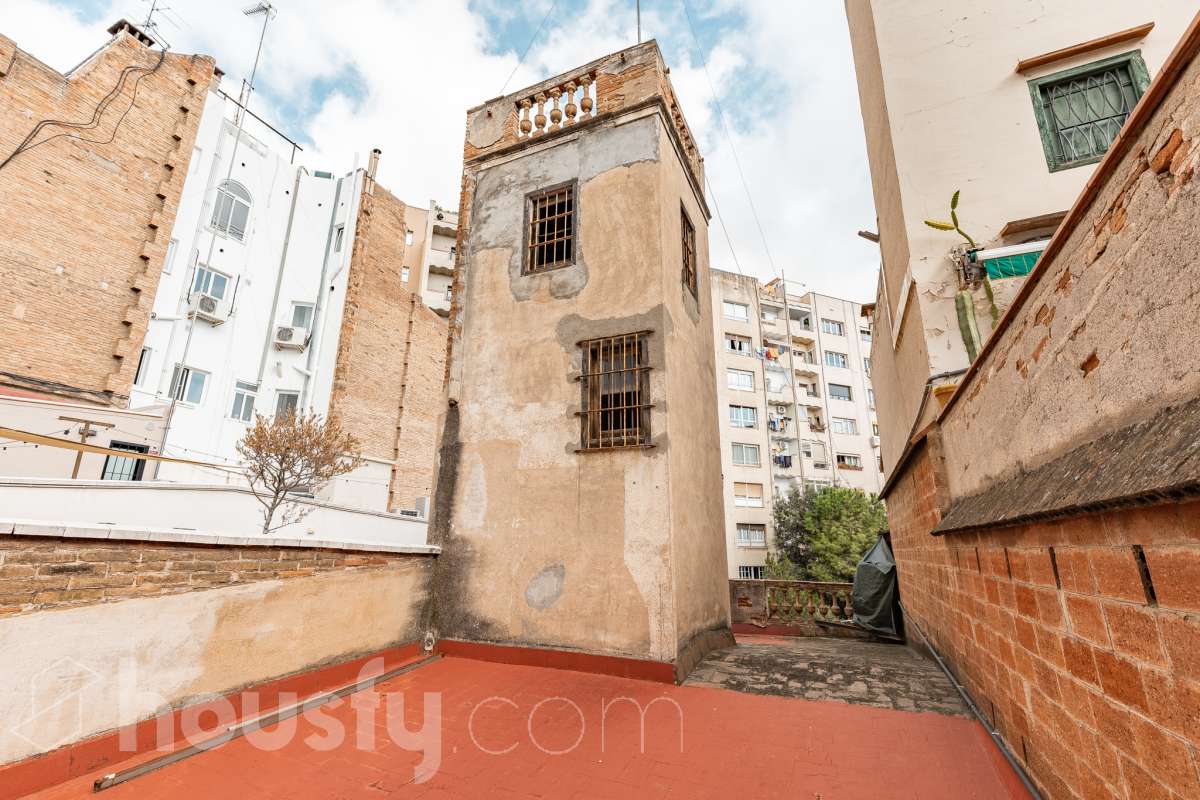 Housfy vende 🏡 casa con jardín en el Putxet i el Farró. Ubicada en una de las zonas más codiciadas, tranquilas y con mayor encanto de Barcelona, en el límite entre el bohemio barrio de Gràcia y la elegancia residencial de El Putxet, se encuentra esta singular propiedad unifamiliar construida en 1936. Una joya arquitectónica con carácter propio, ideal para quienes buscan el lujo de vivir en una casa independiente con espacios exteriores privados en pleno corazón de la ciudad. Distribución y espacios La vivienda cuenta con 172 m² construidos (verificados con la Dirección General de Catastro) distribuidos en varias plantas, ofreciendo una excelente versatilidad de reforma para adaptarla a tus necesidades: Planta Baja (75 m² + 90 m² de jardín): Amplio espacio principal con acceso directo a un extraordinario jardín privado de 90 m², un verdadero oasis urbano perfecto para crear zonas de chill-out, comedor exterior o zona ajardinada. Planta Primera (58 m² + 16 m² de terraza): Espacio ideal para dormitorios o zona de noche, con salida a una disfrutable terraza soleada de 16 m². Planta Segunda (49 m² de terraza solárium + Torreón): Gran terraza superior con vistas despejadas y acceso a un pequeño torreón independiente, un elemento arquitectónico único ideal como estudio, zona de lectura o mirador. Entorno, servicios y comunicaciones Ubicada en la intersección estratégica entre Vallcarca i els Penitents / El Putxet y la parte alta de Gràcia, la zona destaca por combinar la vida de barrio tradicional con la máxima tranquilidad residencial. Transporte y comunicaciones: Excelente conexión con el centro de la ciudad y las salidas de Barcelona. A pocos minutos a pie de las estaciones de metro Vallcarca (L3) y Lesseps (L3), así como de la estación de FGC El Putxet (L7). Múltiples líneas de autobús urbano (H6, V17, 22, 27) y rápido acceso en coche a la Ronda de Dalt. Servicios y equipamientos: Rodeada de comercios de proximidad, mercados tradicionales (Mercat de Lesseps), supermercados y una amplia oferta gastronómica. Próxima a prestigiosos centros educativos (públicos, concertados e internacionales) y centros sanitarios de primer nivel. Zonas verdes y cultura: A un paseo del emblemático Park Güell, el Parc del Putxet y las icónicas plazas de Gràcia. Oportunidad única de proyecto Una propiedad de 1936 con esta superficie exterior es un producto escaso y altamente demandado en Barcelona. Representa una oportunidad extraordinaria para desarrollar un proyecto de reforma integral respetando el encanto de la época o creando una residencia de diseño contemporáneo. ¿Quieres coordinar una visita o recibir más información? Contacta con nosotros sin compromiso. Aviso legal El precio de venta no incluye gastos de la compraventa como notaría, registro, impuestos, ni tampoco honorarios agencia. Esta publicación no es vinculante. Consulta siempre la nota simple con Housfy antes de formalizar la compraventa. Sobre nosotros Housfy es la plataforma integral de servicios inmobiliarios. Nuestra combinación de expertos y tecnología pone al alcance de todo el mundo servicios cómodos, claros y seguros. AICAT número: 7922. Nos encargamos de la gestión y asesoramiento de la compra. ¡Olvídate de todo! Hacemos los trámites por ti. Y, si además necesitas financiación, ponemos a tu disposición un bróker hipotecario para ayudarte a conseguir las mejores condiciones para tu perfil económico. ¿Quieres visitarla? Contacta con Housfy y agenda tu visita sin compromiso. Más información en: housfy.com En cumplimiento de la Ley 8/2026 en Cataluña, el certificado de presencia o ausencia de amianto se encuentra en proceso de tramitación.-52