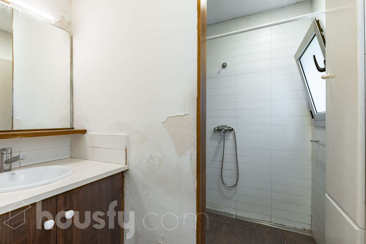 Housfy vende 🏡 casa con jardín en el Putxet i el Farró. Ubicada en una de las zonas más codiciadas, tranquilas y con mayor encanto de Barcelona, en el límite entre el bohemio barrio de Gràcia y la elegancia residencial de El Putxet, se encuentra esta singular propiedad unifamiliar construida en 1936. Una joya arquitectónica con carácter propio, ideal para quienes buscan el lujo de vivir en una casa independiente con espacios exteriores privados en pleno corazón de la ciudad. Distribución y espacios La vivienda cuenta con 172 m² construidos (verificados con la Dirección General de Catastro) distribuidos en varias plantas, ofreciendo una excelente versatilidad de reforma para adaptarla a tus necesidades: Planta Baja (75 m² + 90 m² de jardín): Amplio espacio principal con acceso directo a un extraordinario jardín privado de 90 m², un verdadero oasis urbano perfecto para crear zonas de chill-out, comedor exterior o zona ajardinada. Planta Primera (58 m² + 16 m² de terraza): Espacio ideal para dormitorios o zona de noche, con salida a una disfrutable terraza soleada de 16 m². Planta Segunda (49 m² de terraza solárium + Torreón): Gran terraza superior con vistas despejadas y acceso a un pequeño torreón independiente, un elemento arquitectónico único ideal como estudio, zona de lectura o mirador. Entorno, servicios y comunicaciones Ubicada en la intersección estratégica entre Vallcarca i els Penitents / El Putxet y la parte alta de Gràcia, la zona destaca por combinar la vida de barrio tradicional con la máxima tranquilidad residencial. Transporte y comunicaciones: Excelente conexión con el centro de la ciudad y las salidas de Barcelona. A pocos minutos a pie de las estaciones de metro Vallcarca (L3) y Lesseps (L3), así como de la estación de FGC El Putxet (L7). Múltiples líneas de autobús urbano (H6, V17, 22, 27) y rápido acceso en coche a la Ronda de Dalt. Servicios y equipamientos: Rodeada de comercios de proximidad, mercados tradicionales (Mercat de Lesseps), supermercados y una amplia oferta gastronómica. Próxima a prestigiosos centros educativos (públicos, concertados e internacionales) y centros sanitarios de primer nivel. Zonas verdes y cultura: A un paseo del emblemático Park Güell, el Parc del Putxet y las icónicas plazas de Gràcia. Oportunidad única de proyecto Una propiedad de 1936 con esta superficie exterior es un producto escaso y altamente demandado en Barcelona. Representa una oportunidad extraordinaria para desarrollar un proyecto de reforma integral respetando el encanto de la época o creando una residencia de diseño contemporáneo. ¿Quieres coordinar una visita o recibir más información? Contacta con nosotros sin compromiso. Aviso legal El precio de venta no incluye gastos de la compraventa como notaría, registro, impuestos, ni tampoco honorarios agencia. Esta publicación no es vinculante. Consulta siempre la nota simple con Housfy antes de formalizar la compraventa. Sobre nosotros Housfy es la plataforma integral de servicios inmobiliarios. Nuestra combinación de expertos y tecnología pone al alcance de todo el mundo servicios cómodos, claros y seguros. AICAT número: 7922. Nos encargamos de la gestión y asesoramiento de la compra. ¡Olvídate de todo! Hacemos los trámites por ti. Y, si además necesitas financiación, ponemos a tu disposición un bróker hipotecario para ayudarte a conseguir las mejores condiciones para tu perfil económico. ¿Quieres visitarla? Contacta con Housfy y agenda tu visita sin compromiso. Más información en: housfy.com En cumplimiento de la Ley 8/2026 en Cataluña, el certificado de presencia o ausencia de amianto se encuentra en proceso de tramitación.-17