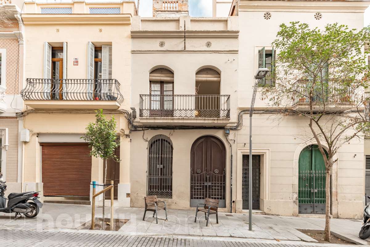 Housfy vende 🏡 casa con jardín en el Putxet i el Farró. Ubicada en una de las zonas más codiciadas, tranquilas y con mayor encanto de Barcelona, en el límite entre el bohemio barrio de Gràcia y la elegancia residencial de El Putxet, se encuentra esta singular propiedad unifamiliar construida en 1936. Una joya arquitectónica con carácter propio, ideal para quienes buscan el lujo de vivir en una casa independiente con espacios exteriores privados en pleno corazón de la ciudad. Distribución y espacios La vivienda cuenta con 172 m² construidos (verificados con la Dirección General de Catastro) distribuidos en varias plantas, ofreciendo una excelente versatilidad de reforma para adaptarla a tus necesidades: Planta Baja (75 m² + 90 m² de jardín): Amplio espacio principal con acceso directo a un extraordinario jardín privado de 90 m², un verdadero oasis urbano perfecto para crear zonas de chill-out, comedor exterior o zona ajardinada. Planta Primera (58 m² + 16 m² de terraza): Espacio ideal para dormitorios o zona de noche, con salida a una disfrutable terraza soleada de 16 m². Planta Segunda (49 m² de terraza solárium + Torreón): Gran terraza superior con vistas despejadas y acceso a un pequeño torreón independiente, un elemento arquitectónico único ideal como estudio, zona de lectura o mirador. Entorno, servicios y comunicaciones Ubicada en la intersección estratégica entre Vallcarca i els Penitents / El Putxet y la parte alta de Gràcia, la zona destaca por combinar la vida de barrio tradicional con la máxima tranquilidad residencial. Transporte y comunicaciones: Excelente conexión con el centro de la ciudad y las salidas de Barcelona. A pocos minutos a pie de las estaciones de metro Vallcarca (L3) y Lesseps (L3), así como de la estación de FGC El Putxet (L7). Múltiples líneas de autobús urbano (H6, V17, 22, 27) y rápido acceso en coche a la Ronda de Dalt. Servicios y equipamientos: Rodeada de comercios de proximidad, mercados tradicionales (Mercat de Lesseps), supermercados y una amplia oferta gastronómica. Próxima a prestigiosos centros educativos (públicos, concertados e internacionales) y centros sanitarios de primer nivel. Zonas verdes y cultura: A un paseo del emblemático Park Güell, el Parc del Putxet y las icónicas plazas de Gràcia. Oportunidad única de proyecto Una propiedad de 1936 con esta superficie exterior es un producto escaso y altamente demandado en Barcelona. Representa una oportunidad extraordinaria para desarrollar un proyecto de reforma integral respetando el encanto de la época o creando una residencia de diseño contemporáneo. ¿Quieres coordinar una visita o recibir más información? Contacta con nosotros sin compromiso. Aviso legal El precio de venta no incluye gastos de la compraventa como notaría, registro, impuestos, ni tampoco honorarios agencia. Esta publicación no es vinculante. Consulta siempre la nota simple con Housfy antes de formalizar la compraventa. Sobre nosotros Housfy es la plataforma integral de servicios inmobiliarios. Nuestra combinación de expertos y tecnología pone al alcance de todo el mundo servicios cómodos, claros y seguros. AICAT número: 7922. Nos encargamos de la gestión y asesoramiento de la compra. ¡Olvídate de todo! Hacemos los trámites por ti. Y, si además necesitas financiación, ponemos a tu disposición un bróker hipotecario para ayudarte a conseguir las mejores condiciones para tu perfil económico. ¿Quieres visitarla? Contacta con Housfy y agenda tu visita sin compromiso. Más información en: housfy.com En cumplimiento de la Ley 8/2026 en Cataluña, el certificado de presencia o ausencia de amianto se encuentra en proceso de tramitación.-63
