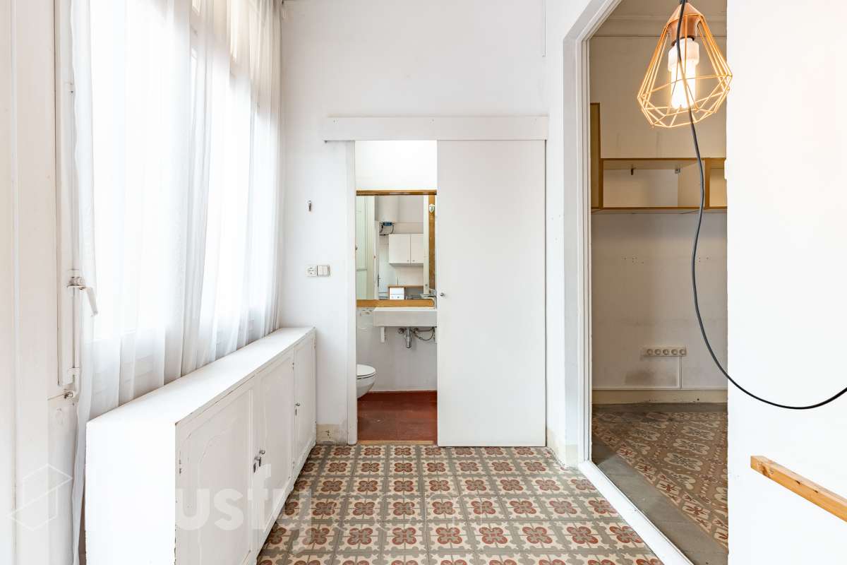 Housfy vende 🏡 casa con jardín en el Putxet i el Farró. Ubicada en una de las zonas más codiciadas, tranquilas y con mayor encanto de Barcelona, en el límite entre el bohemio barrio de Gràcia y la elegancia residencial de El Putxet, se encuentra esta singular propiedad unifamiliar construida en 1936. Una joya arquitectónica con carácter propio, ideal para quienes buscan el lujo de vivir en una casa independiente con espacios exteriores privados en pleno corazón de la ciudad. Distribución y espacios La vivienda cuenta con 172 m² construidos (verificados con la Dirección General de Catastro) distribuidos en varias plantas, ofreciendo una excelente versatilidad de reforma para adaptarla a tus necesidades: Planta Baja (75 m² + 90 m² de jardín): Amplio espacio principal con acceso directo a un extraordinario jardín privado de 90 m², un verdadero oasis urbano perfecto para crear zonas de chill-out, comedor exterior o zona ajardinada. Planta Primera (58 m² + 16 m² de terraza): Espacio ideal para dormitorios o zona de noche, con salida a una disfrutable terraza soleada de 16 m². Planta Segunda (49 m² de terraza solárium + Torreón): Gran terraza superior con vistas despejadas y acceso a un pequeño torreón independiente, un elemento arquitectónico único ideal como estudio, zona de lectura o mirador. Entorno, servicios y comunicaciones Ubicada en la intersección estratégica entre Vallcarca i els Penitents / El Putxet y la parte alta de Gràcia, la zona destaca por combinar la vida de barrio tradicional con la máxima tranquilidad residencial. Transporte y comunicaciones: Excelente conexión con el centro de la ciudad y las salidas de Barcelona. A pocos minutos a pie de las estaciones de metro Vallcarca (L3) y Lesseps (L3), así como de la estación de FGC El Putxet (L7). Múltiples líneas de autobús urbano (H6, V17, 22, 27) y rápido acceso en coche a la Ronda de Dalt. Servicios y equipamientos: Rodeada de comercios de proximidad, mercados tradicionales (Mercat de Lesseps), supermercados y una amplia oferta gastronómica. Próxima a prestigiosos centros educativos (públicos, concertados e internacionales) y centros sanitarios de primer nivel. Zonas verdes y cultura: A un paseo del emblemático Park Güell, el Parc del Putxet y las icónicas plazas de Gràcia. Oportunidad única de proyecto Una propiedad de 1936 con esta superficie exterior es un producto escaso y altamente demandado en Barcelona. Representa una oportunidad extraordinaria para desarrollar un proyecto de reforma integral respetando el encanto de la época o creando una residencia de diseño contemporáneo. ¿Quieres coordinar una visita o recibir más información? Contacta con nosotros sin compromiso. Aviso legal El precio de venta no incluye gastos de la compraventa como notaría, registro, impuestos, ni tampoco honorarios agencia. Esta publicación no es vinculante. Consulta siempre la nota simple con Housfy antes de formalizar la compraventa. Sobre nosotros Housfy es la plataforma integral de servicios inmobiliarios. Nuestra combinación de expertos y tecnología pone al alcance de todo el mundo servicios cómodos, claros y seguros. AICAT número: 7922. Nos encargamos de la gestión y asesoramiento de la compra. ¡Olvídate de todo! Hacemos los trámites por ti. Y, si además necesitas financiación, ponemos a tu disposición un bróker hipotecario para ayudarte a conseguir las mejores condiciones para tu perfil económico. ¿Quieres visitarla? Contacta con Housfy y agenda tu visita sin compromiso. Más información en: housfy.com En cumplimiento de la Ley 8/2026 en Cataluña, el certificado de presencia o ausencia de amianto se encuentra en proceso de tramitación.-27