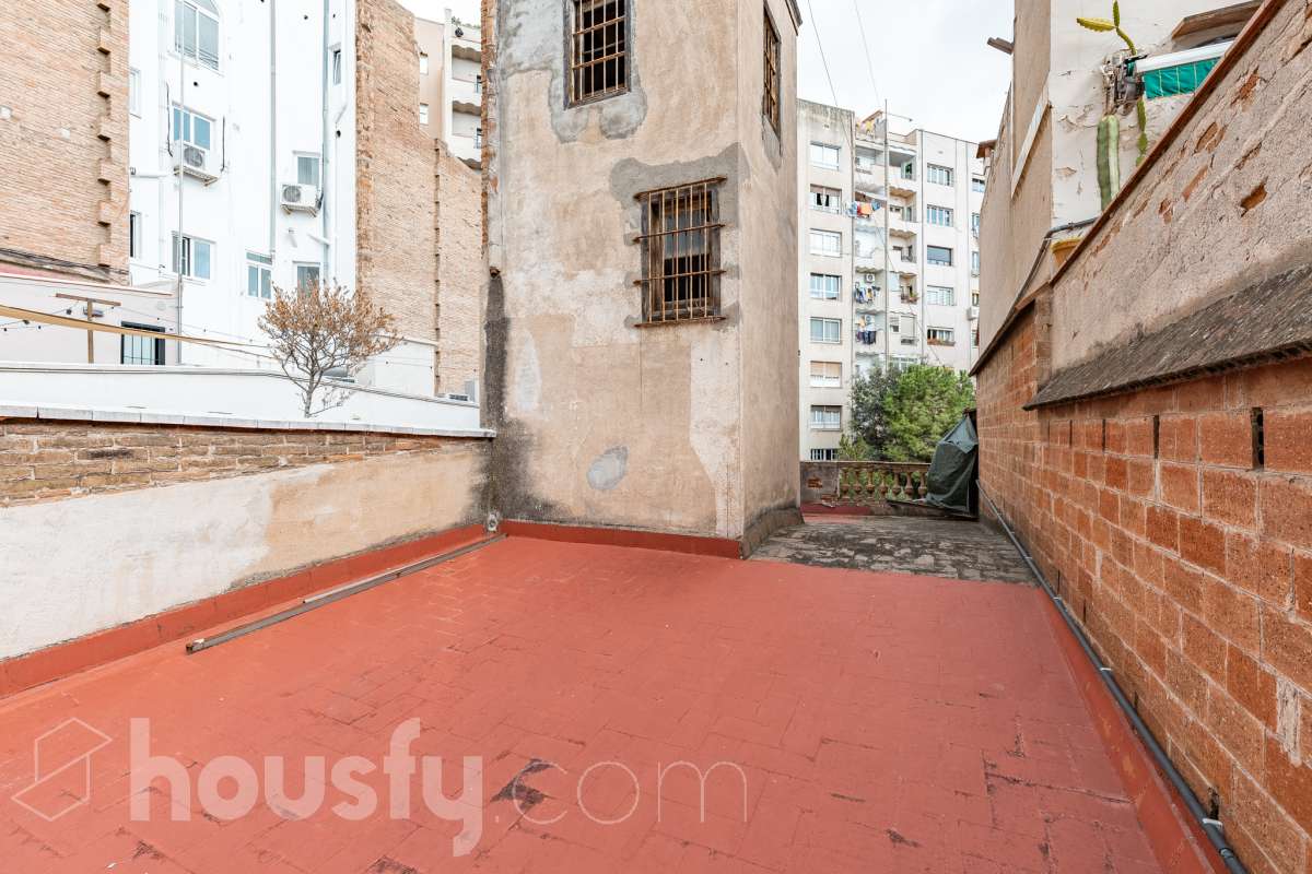Housfy vende 🏡 casa con jardín en el Putxet i el Farró. Ubicada en una de las zonas más codiciadas, tranquilas y con mayor encanto de Barcelona, en el límite entre el bohemio barrio de Gràcia y la elegancia residencial de El Putxet, se encuentra esta singular propiedad unifamiliar construida en 1936. Una joya arquitectónica con carácter propio, ideal para quienes buscan el lujo de vivir en una casa independiente con espacios exteriores privados en pleno corazón de la ciudad. Distribución y espacios La vivienda cuenta con 172 m² construidos (verificados con la Dirección General de Catastro) distribuidos en varias plantas, ofreciendo una excelente versatilidad de reforma para adaptarla a tus necesidades: Planta Baja (75 m² + 90 m² de jardín): Amplio espacio principal con acceso directo a un extraordinario jardín privado de 90 m², un verdadero oasis urbano perfecto para crear zonas de chill-out, comedor exterior o zona ajardinada. Planta Primera (58 m² + 16 m² de terraza): Espacio ideal para dormitorios o zona de noche, con salida a una disfrutable terraza soleada de 16 m². Planta Segunda (49 m² de terraza solárium + Torreón): Gran terraza superior con vistas despejadas y acceso a un pequeño torreón independiente, un elemento arquitectónico único ideal como estudio, zona de lectura o mirador. Entorno, servicios y comunicaciones Ubicada en la intersección estratégica entre Vallcarca i els Penitents / El Putxet y la parte alta de Gràcia, la zona destaca por combinar la vida de barrio tradicional con la máxima tranquilidad residencial. Transporte y comunicaciones: Excelente conexión con el centro de la ciudad y las salidas de Barcelona. A pocos minutos a pie de las estaciones de metro Vallcarca (L3) y Lesseps (L3), así como de la estación de FGC El Putxet (L7). Múltiples líneas de autobús urbano (H6, V17, 22, 27) y rápido acceso en coche a la Ronda de Dalt. Servicios y equipamientos: Rodeada de comercios de proximidad, mercados tradicionales (Mercat de Lesseps), supermercados y una amplia oferta gastronómica. Próxima a prestigiosos centros educativos (públicos, concertados e internacionales) y centros sanitarios de primer nivel. Zonas verdes y cultura: A un paseo del emblemático Park Güell, el Parc del Putxet y las icónicas plazas de Gràcia. Oportunidad única de proyecto Una propiedad de 1936 con esta superficie exterior es un producto escaso y altamente demandado en Barcelona. Representa una oportunidad extraordinaria para desarrollar un proyecto de reforma integral respetando el encanto de la época o creando una residencia de diseño contemporáneo. ¿Quieres coordinar una visita o recibir más información? Contacta con nosotros sin compromiso. Aviso legal El precio de venta no incluye gastos de la compraventa como notaría, registro, impuestos, ni tampoco honorarios agencia. Esta publicación no es vinculante. Consulta siempre la nota simple con Housfy antes de formalizar la compraventa. Sobre nosotros Housfy es la plataforma integral de servicios inmobiliarios. Nuestra combinación de expertos y tecnología pone al alcance de todo el mundo servicios cómodos, claros y seguros. AICAT número: 7922. Nos encargamos de la gestión y asesoramiento de la compra. ¡Olvídate de todo! Hacemos los trámites por ti. Y, si además necesitas financiación, ponemos a tu disposición un bróker hipotecario para ayudarte a conseguir las mejores condiciones para tu perfil económico. ¿Quieres visitarla? Contacta con Housfy y agenda tu visita sin compromiso. Más información en: housfy.com En cumplimiento de la Ley 8/2026 en Cataluña, el certificado de presencia o ausencia de amianto se encuentra en proceso de tramitación.-51