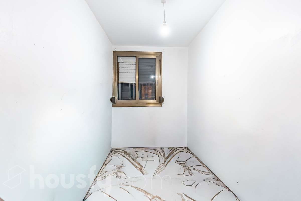 Housfy ven 🏡 ampli pis baix situat a Badia del Vallès, el qual consta de 66 m² útils (verificats amb la Direcció General de Cadastre). Construït l'any 1973. Distribució d'estances -Saló-menjador -3 Dormitoris -1 Bany -Cuina equipada Característiques específiques -Cèdula d’habitabilitat -Ascensor -Aire condicionat -Calefacció -Gres/ceràmica Zona i entorn Respecte a la ubicació, se situa a Badia del Vallès, municipi de Barcelona. Aquesta propietat es troba propera al transport públic. Avís legal El preu de venda no inclou despeses de la compravenda com notaria, registre, impostos, ni tampoc honoraris d’agència. Aquesta publicació no és vinculant. Consulta sempre la nota simple amb Housfy abans de formalitzar la compravenda. Sobre nosaltres Housfy és la plataforma integral de serveis immobiliaris. La nostra combinació d’experts i tecnologia posa a l’abast de tothom serveis còmodes, clars i segurs. AICAT número: 7922. Ens encarreguem de la gestió i assessorament de la compra. Oblida’t de tot! Fem els tràmits per tu. I, si a més necessites finançament, posem a la teva disposició un bróker hipotecari per ajudar-te a aconseguir les millors condicions pel teu perfil econòmic. Vols visitar-la? Contacta amb Housfy i agenda la teva visita sense compromís. Més informació a: housfy.com-16