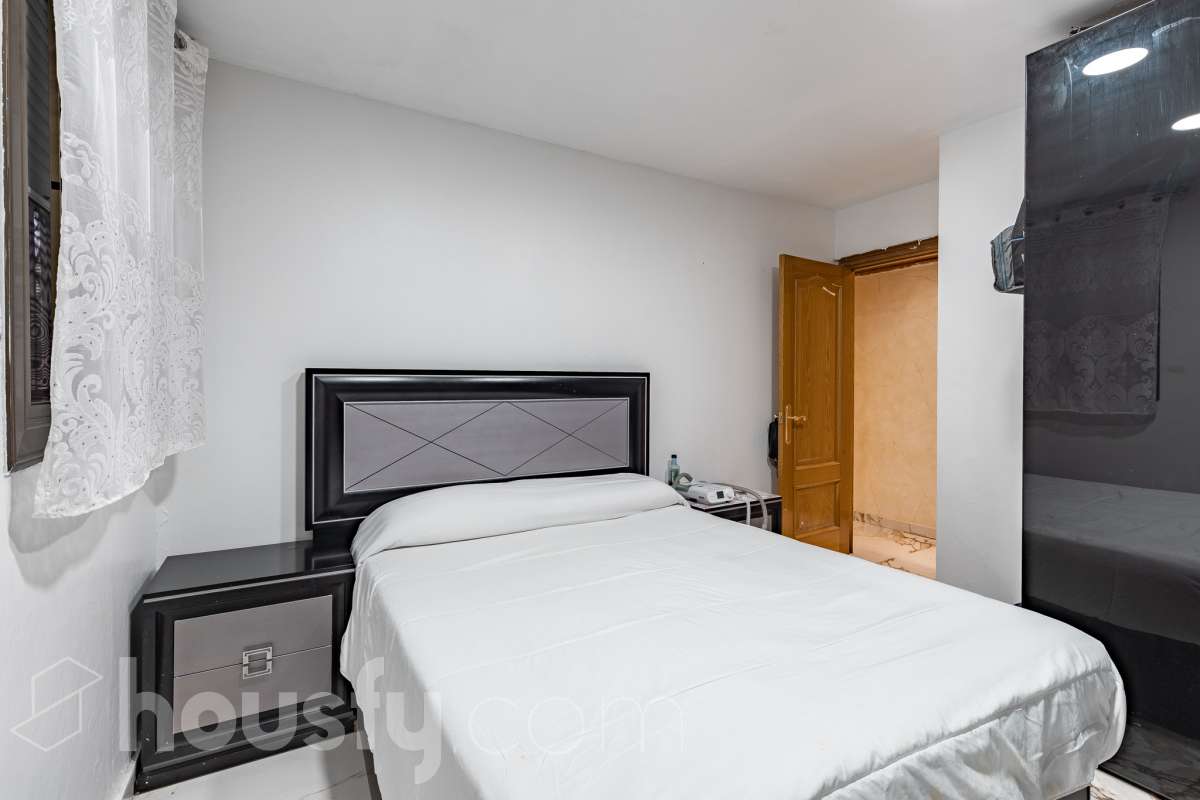 Housfy ven 🏡 ampli pis baix situat a Badia del Vallès, el qual consta de 66 m² útils (verificats amb la Direcció General de Cadastre). Construït l'any 1973. Distribució d'estances -Saló-menjador -3 Dormitoris -1 Bany -Cuina equipada Característiques específiques -Cèdula d’habitabilitat -Ascensor -Aire condicionat -Calefacció -Gres/ceràmica Zona i entorn Respecte a la ubicació, se situa a Badia del Vallès, municipi de Barcelona. Aquesta propietat es troba propera al transport públic. Avís legal El preu de venda no inclou despeses de la compravenda com notaria, registre, impostos, ni tampoc honoraris d’agència. Aquesta publicació no és vinculant. Consulta sempre la nota simple amb Housfy abans de formalitzar la compravenda. Sobre nosaltres Housfy és la plataforma integral de serveis immobiliaris. La nostra combinació d’experts i tecnologia posa a l’abast de tothom serveis còmodes, clars i segurs. AICAT número: 7922. Ens encarreguem de la gestió i assessorament de la compra. Oblida’t de tot! Fem els tràmits per tu. I, si a més necessites finançament, posem a la teva disposició un bróker hipotecari per ajudar-te a aconseguir les millors condicions pel teu perfil econòmic. Vols visitar-la? Contacta amb Housfy i agenda la teva visita sense compromís. Més informació a: housfy.com-15