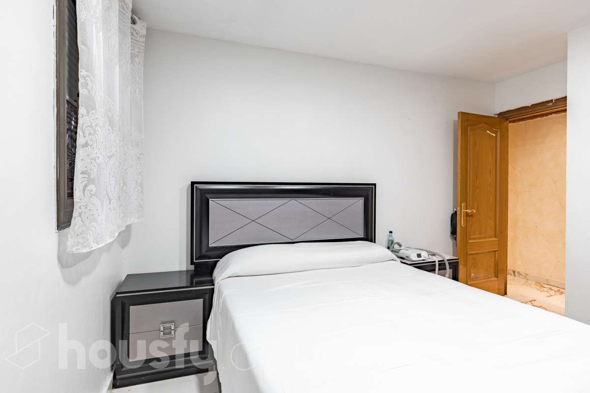 Housfy ven 🏡 ampli pis baix situat a Badia del Vallès, el qual consta de 66 m² útils (verificats amb la Direcció General de Cadastre). Construït l'any 1973. Distribució d'estances -Saló-menjador -3 Dormitoris -1 Bany -Cuina equipada Característiques específiques -Cèdula d’habitabilitat -Ascensor -Aire condicionat -Calefacció -Gres/ceràmica Zona i entorn Respecte a la ubicació, se situa a Badia del Vallès, municipi de Barcelona. Aquesta propietat es troba propera al transport públic. Avís legal El preu de venda no inclou despeses de la compravenda com notaria, registre, impostos, ni tampoc honoraris d’agència. Aquesta publicació no és vinculant. Consulta sempre la nota simple amb Housfy abans de formalitzar la compravenda. Sobre nosaltres Housfy és la plataforma integral de serveis immobiliaris. La nostra combinació d’experts i tecnologia posa a l’abast de tothom serveis còmodes, clars i segurs. AICAT número: 7922. Ens encarreguem de la gestió i assessorament de la compra. Oblida’t de tot! Fem els tràmits per tu. I, si a més necessites finançament, posem a la teva disposició un bróker hipotecari per ajudar-te a aconseguir les millors condicions pel teu perfil econòmic. Vols visitar-la? Contacta amb Housfy i agenda la teva visita sense compromís. Més informació a: housfy.com-14