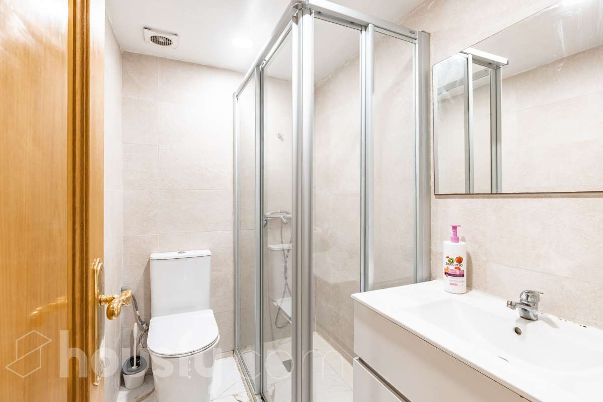 Housfy ven 🏡 ampli pis baix situat a Badia del Vallès, el qual consta de 66 m² útils (verificats amb la Direcció General de Cadastre). Construït l'any 1973. Distribució d'estances -Saló-menjador -3 Dormitoris -1 Bany -Cuina equipada Característiques específiques -Cèdula d’habitabilitat -Ascensor -Aire condicionat -Calefacció -Gres/ceràmica Zona i entorn Respecte a la ubicació, se situa a Badia del Vallès, municipi de Barcelona. Aquesta propietat es troba propera al transport públic. Avís legal El preu de venda no inclou despeses de la compravenda com notaria, registre, impostos, ni tampoc honoraris d’agència. Aquesta publicació no és vinculant. Consulta sempre la nota simple amb Housfy abans de formalitzar la compravenda. Sobre nosaltres Housfy és la plataforma integral de serveis immobiliaris. La nostra combinació d’experts i tecnologia posa a l’abast de tothom serveis còmodes, clars i segurs. AICAT número: 7922. Ens encarreguem de la gestió i assessorament de la compra. Oblida’t de tot! Fem els tràmits per tu. I, si a més necessites finançament, posem a la teva disposició un bróker hipotecari per ajudar-te a aconseguir les millors condicions pel teu perfil econòmic. Vols visitar-la? Contacta amb Housfy i agenda la teva visita sense compromís. Més informació a: housfy.com-27