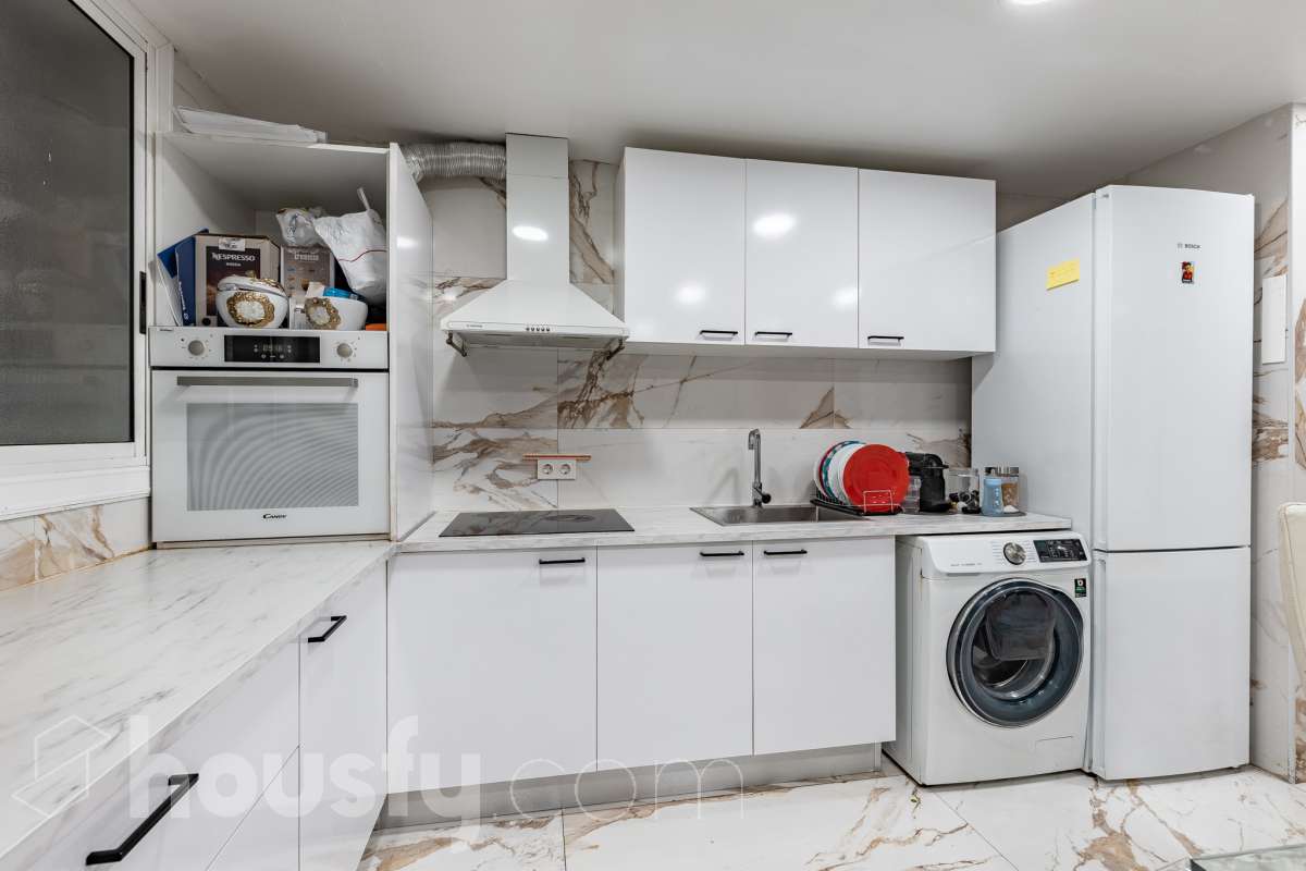 Housfy ven 🏡 ampli pis baix situat a Badia del Vallès, el qual consta de 66 m² útils (verificats amb la Direcció General de Cadastre). Construït l'any 1973. Distribució d'estances -Saló-menjador -3 Dormitoris -1 Bany -Cuina equipada Característiques específiques -Cèdula d’habitabilitat -Ascensor -Aire condicionat -Calefacció -Gres/ceràmica Zona i entorn Respecte a la ubicació, se situa a Badia del Vallès, municipi de Barcelona. Aquesta propietat es troba propera al transport públic. Avís legal El preu de venda no inclou despeses de la compravenda com notaria, registre, impostos, ni tampoc honoraris d’agència. Aquesta publicació no és vinculant. Consulta sempre la nota simple amb Housfy abans de formalitzar la compravenda. Sobre nosaltres Housfy és la plataforma integral de serveis immobiliaris. La nostra combinació d’experts i tecnologia posa a l’abast de tothom serveis còmodes, clars i segurs. AICAT número: 7922. Ens encarreguem de la gestió i assessorament de la compra. Oblida’t de tot! Fem els tràmits per tu. I, si a més necessites finançament, posem a la teva disposició un bróker hipotecari per ajudar-te a aconseguir les millors condicions pel teu perfil econòmic. Vols visitar-la? Contacta amb Housfy i agenda la teva visita sense compromís. Més informació a: housfy.com-24