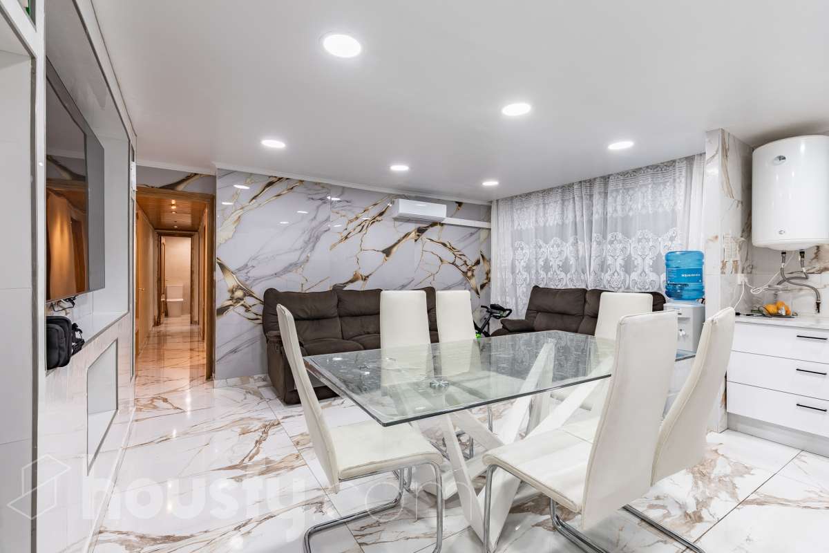 Housfy ven 🏡 ampli pis baix situat a Badia del Vallès, el qual consta de 66 m² útils (verificats amb la Direcció General de Cadastre). Construït l'any 1973. Distribució d'estances -Saló-menjador -3 Dormitoris -1 Bany -Cuina equipada Característiques específiques -Cèdula d’habitabilitat -Ascensor -Aire condicionat -Calefacció -Gres/ceràmica Zona i entorn Respecte a la ubicació, se situa a Badia del Vallès, municipi de Barcelona. Aquesta propietat es troba propera al transport públic. Avís legal El preu de venda no inclou despeses de la compravenda com notaria, registre, impostos, ni tampoc honoraris d’agència. Aquesta publicació no és vinculant. Consulta sempre la nota simple amb Housfy abans de formalitzar la compravenda. Sobre nosaltres Housfy és la plataforma integral de serveis immobiliaris. La nostra combinació d’experts i tecnologia posa a l’abast de tothom serveis còmodes, clars i segurs. AICAT número: 7922. Ens encarreguem de la gestió i assessorament de la compra. Oblida’t de tot! Fem els tràmits per tu. I, si a més necessites finançament, posem a la teva disposició un bróker hipotecari per ajudar-te a aconseguir les millors condicions pel teu perfil econòmic. Vols visitar-la? Contacta amb Housfy i agenda la teva visita sense compromís. Més informació a: housfy.com-2