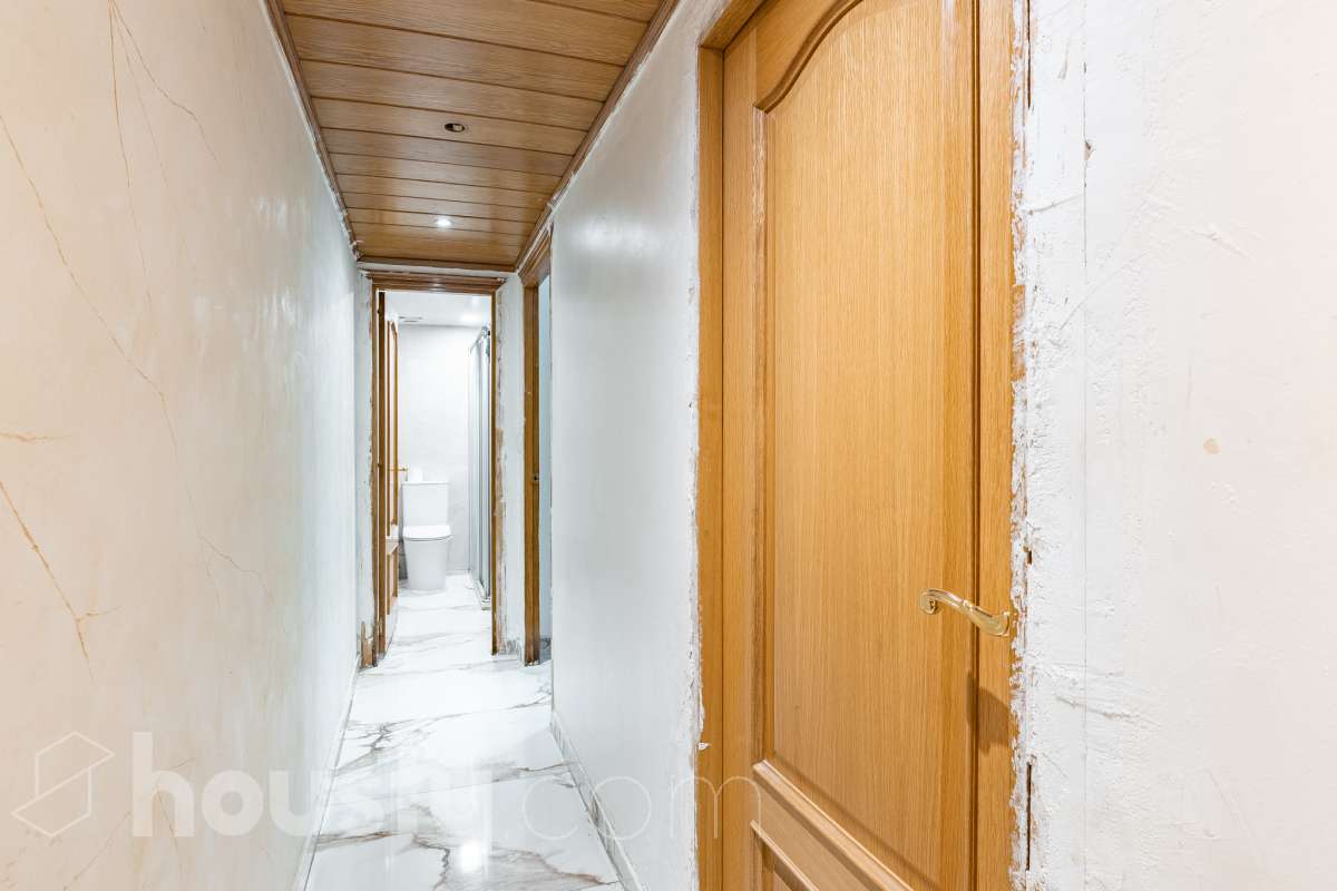 Housfy ven 🏡 ampli pis baix situat a Badia del Vallès, el qual consta de 66 m² útils (verificats amb la Direcció General de Cadastre). Construït l'any 1973. Distribució d'estances -Saló-menjador -3 Dormitoris -1 Bany -Cuina equipada Característiques específiques -Cèdula d’habitabilitat -Ascensor -Aire condicionat -Calefacció -Gres/ceràmica Zona i entorn Respecte a la ubicació, se situa a Badia del Vallès, municipi de Barcelona. Aquesta propietat es troba propera al transport públic. Avís legal El preu de venda no inclou despeses de la compravenda com notaria, registre, impostos, ni tampoc honoraris d’agència. Aquesta publicació no és vinculant. Consulta sempre la nota simple amb Housfy abans de formalitzar la compravenda. Sobre nosaltres Housfy és la plataforma integral de serveis immobiliaris. La nostra combinació d’experts i tecnologia posa a l’abast de tothom serveis còmodes, clars i segurs. AICAT número: 7922. Ens encarreguem de la gestió i assessorament de la compra. Oblida’t de tot! Fem els tràmits per tu. I, si a més necessites finançament, posem a la teva disposició un bróker hipotecari per ajudar-te a aconseguir les millors condicions pel teu perfil econòmic. Vols visitar-la? Contacta amb Housfy i agenda la teva visita sense compromís. Més informació a: housfy.com-20