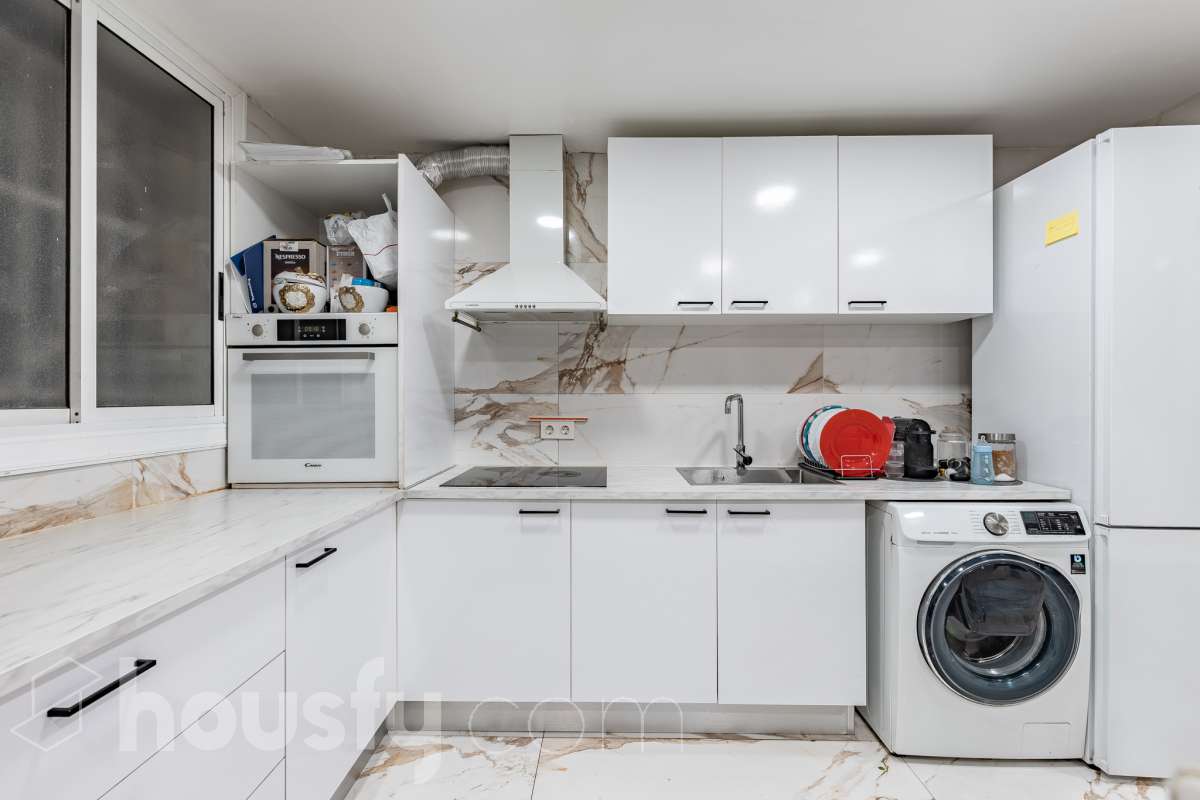 Housfy ven 🏡 ampli pis baix situat a Badia del Vallès, el qual consta de 66 m² útils (verificats amb la Direcció General de Cadastre). Construït l'any 1973. Distribució d'estances -Saló-menjador -3 Dormitoris -1 Bany -Cuina equipada Característiques específiques -Cèdula d’habitabilitat -Ascensor -Aire condicionat -Calefacció -Gres/ceràmica Zona i entorn Respecte a la ubicació, se situa a Badia del Vallès, municipi de Barcelona. Aquesta propietat es troba propera al transport públic. Avís legal El preu de venda no inclou despeses de la compravenda com notaria, registre, impostos, ni tampoc honoraris d’agència. Aquesta publicació no és vinculant. Consulta sempre la nota simple amb Housfy abans de formalitzar la compravenda. Sobre nosaltres Housfy és la plataforma integral de serveis immobiliaris. La nostra combinació d’experts i tecnologia posa a l’abast de tothom serveis còmodes, clars i segurs. AICAT número: 7922. Ens encarreguem de la gestió i assessorament de la compra. Oblida’t de tot! Fem els tràmits per tu. I, si a més necessites finançament, posem a la teva disposició un bróker hipotecari per ajudar-te a aconseguir les millors condicions pel teu perfil econòmic. Vols visitar-la? Contacta amb Housfy i agenda la teva visita sense compromís. Més informació a: housfy.com-23