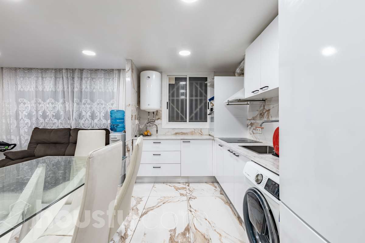 Housfy ven 🏡 ampli pis baix situat a Badia del Vallès, el qual consta de 66 m² útils (verificats amb la Direcció General de Cadastre). Construït l'any 1973. Distribució d'estances -Saló-menjador -3 Dormitoris -1 Bany -Cuina equipada Característiques específiques -Cèdula d’habitabilitat -Ascensor -Aire condicionat -Calefacció -Gres/ceràmica Zona i entorn Respecte a la ubicació, se situa a Badia del Vallès, municipi de Barcelona. Aquesta propietat es troba propera al transport públic. Avís legal El preu de venda no inclou despeses de la compravenda com notaria, registre, impostos, ni tampoc honoraris d’agència. Aquesta publicació no és vinculant. Consulta sempre la nota simple amb Housfy abans de formalitzar la compravenda. Sobre nosaltres Housfy és la plataforma integral de serveis immobiliaris. La nostra combinació d’experts i tecnologia posa a l’abast de tothom serveis còmodes, clars i segurs. AICAT número: 7922. Ens encarreguem de la gestió i assessorament de la compra. Oblida’t de tot! Fem els tràmits per tu. I, si a més necessites finançament, posem a la teva disposició un bróker hipotecari per ajudar-te a aconseguir les millors condicions pel teu perfil econòmic. Vols visitar-la? Contacta amb Housfy i agenda la teva visita sense compromís. Més informació a: housfy.com-21